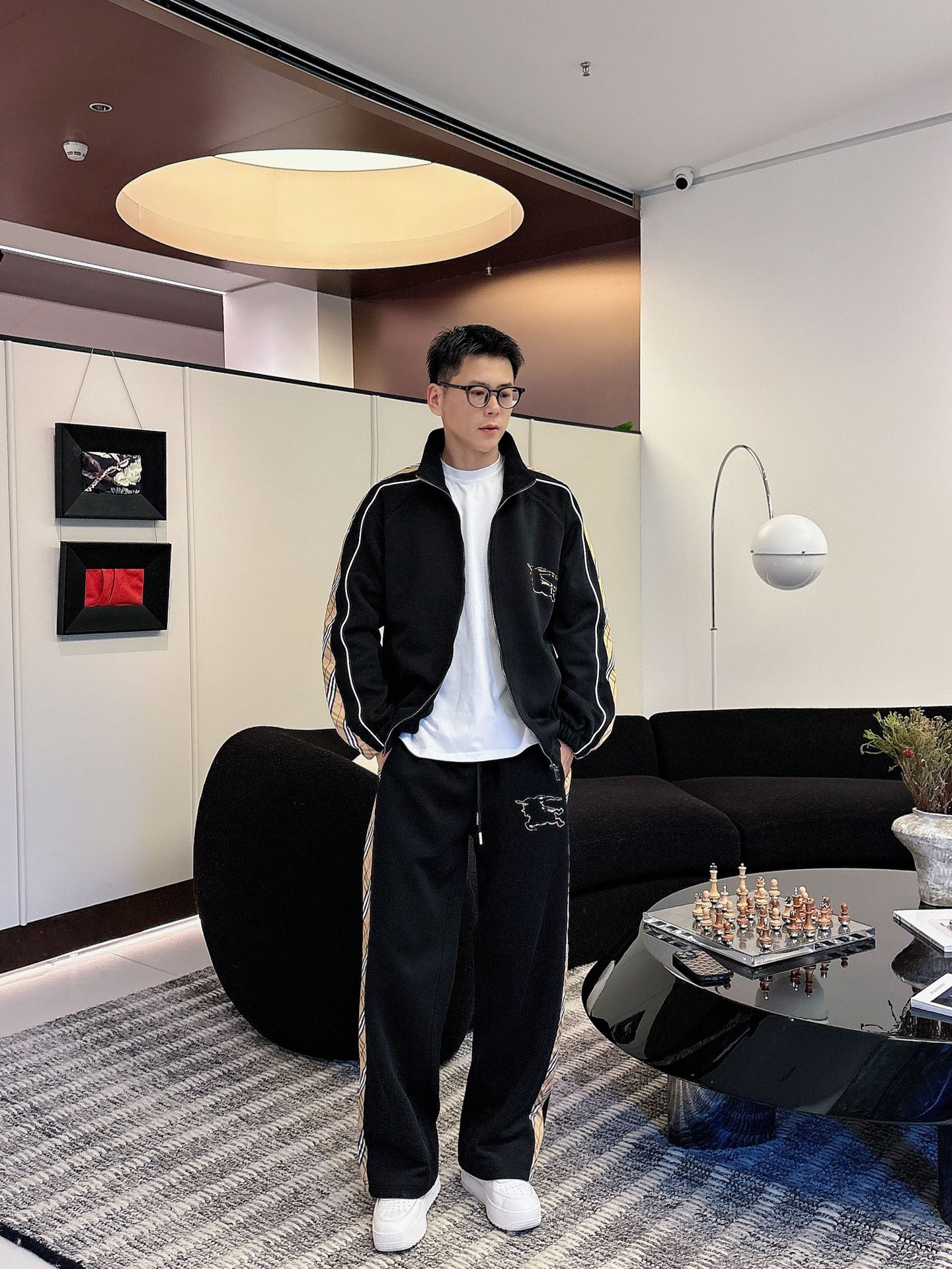 NO:524964,Burberry BBR* casual set style 2025 autumn and winter style top imported private goods, high-end splicing set custom hardware to create multi-zipper multi-pocket design set, the counter style is fashionable and luxurious, the quality is unquestionable, the upper body effect is excellent, the same style on the luxury official website, style counter size M-3XL, burberry, alexander wang19860909巴宝莉 BBR*休闲套装版型 2025秋冬款顶级进口私货,高端拼接套装定制五金打造多拉链多口袋设计套装,专柜款时尚不失奢华 品质毋庸置疑 上身效果超赞,奢华官网同款 款式专柜尺码M-3XL,,burberry,alexander wang,Men's clothing