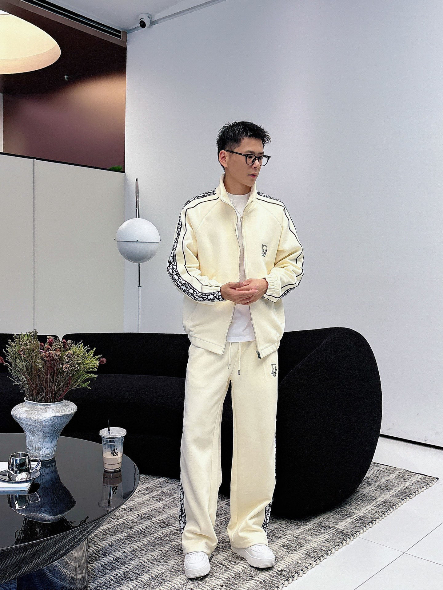 NO:527095,Dior* casual set style 2025 autumn and winter style top imported private goods, high-end splicing set custom hardware to create multi-zipper multi-pocket design set, the counter style is fashionable and luxurious, the quality is unquestionable, the upper body effect is excellent, the same style on the luxury official website, style counter size M-3XL,,dior,dior,alexander wang19860909迪奥 Dior*休闲套装版型 2025秋冬款顶级进口私货,高端拼接套装定制五金打造多拉链多口袋设计套装,专柜款时尚不失奢华 品质毋庸置疑 上身效果超赞,奢华官网同款 款式专柜尺码M-3XL,,dior,dior,alexander wang,Men's clothing