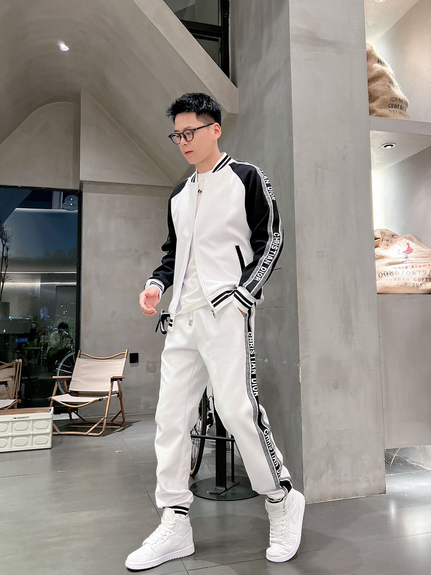 NO:527110,Dior* casual set style 2025 autumn and winter style top imported private goods, high-end splicing set custom hardware to create multi-zipper multi-pocket design set, the counter style is fashionable and luxurious, the quality is unquestionable, the upper body effect is excellent, the same style on the luxury official website, style counter size M-3XL,,dior,dior,alexander wang19860909迪奥 Dior*休闲套装版型 2025秋冬款顶级进口私货,高端拼接套装定制五金打造多拉链多口袋设计套装,专柜款时尚不失奢华 品质毋庸置疑 上身效果超赞,奢华官网同款 款式专柜尺码M-3XL,,dior,dior,alexander wang,Men's clothing