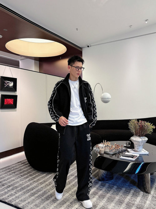 Louis Vuitton 2025 Fall/Winter Luxury Tracksuit - Stylish & Comfortable 1 Louis Vuitton 2025 Fall/Winter Luxury Tracksuit - Stylish & Comfortable