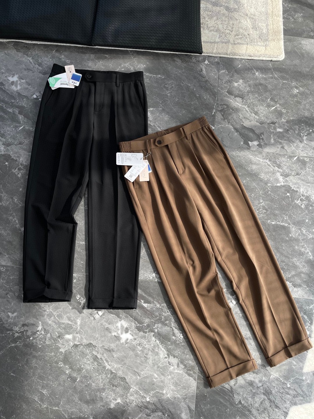 NO:144328,-Tentel Tensel   Modal Comfortable Breathable Moisture Wounding Function Elastic elastic waist slightly wide straight three-dimensional cut Men's business casual trousers Fabric is made of 62.0 polyester fiber 18.3 Viscose fiber 10.5 Lycel 5.2 Spandex 4.0  Modal is made of high-end ingredients. The lyceler fiber is strong and can still maintain a good shape after multiple washings, and it will last forever. At the same time, its excellent moisture absorption and breathability further improves the comfort of wearing, works synergistically with other fibers to achieve a perfect balance between comfort and quality. It gives trousers excellent clarity, and no matter what scenario it is worn, it can maintain a straight line of pants and not easily deform. Even if you walk for a long time or sit for a long time, it can maintain a neat appearance and show a capable temperament. Its wear resistance is also very good, able to withstand the friction of daily wear and accompany it for a long time. Its powerful moisture absorption ability can quickly absorb sweat on the surface of the skin and emit it to keep it dry.  The casual version is loose and slightly sluggish, cut according to the three-dimensional structure of the human body. The style is unique, giving the body enough space to move freely, with minimalist as the essence. It is classic straight-tube tailored, with smooth and simple overall lines. The waist and hips are tailored to create a perfect sense of space, and are extremely tolerant of the legs. The straight-tube style design is classic and versatile, which can modify the lines of the legs and make the legs look straighter and longer. It does not pick on the figure, and whether it is tall or shorter men, it can easily control it, showing a confident style.  The waist is made of comfortable elastic design, which is not only easy to put on and take off, but also can be adjusted freely according to personal needs, avoiding the restraint of the traditional waistband. Whether it is busy working days or leisurely weekends, you can feel free and comfortable. The inside is sewn by three-stitch five-line and edge-covering technology. The most praiseworthy is the three-dimensional cutting and collection technique that continues along the direction of the insertion bag. The streamlined lines are completed in one go, and ends up in the insertion bag, retaining the smoothness of the overall lines and making the style more three-dimensional. Color black, brown Size M-XXXL Model Number FSYX8704 M Waist circumference 79 hip circumference 104 Foot 39 Pants length 100 L Waist circumference 83 hip circumference 108 Foot 40 Pants length 101 XL Waist circumference 87 hip circumference 112 Foot 41 Pants length 101  XXL size waist 91 hip circumference 116 foot mouth 42 trousers length 103 XXXL size waist 96 hip circumference 120 foot mouth 43 trousers length 103,,alexander wang19860909-Tentel天丝莱赛尔 莫代尔舒适透气吸湿排汗功能弹力松紧腰头微阔直筒立体裁剪男士商务休闲长裤 面料采用62.0聚酯纤维18.3 粘胶纤维10.5 莱赛尔5.2 氨纶4.0 莫代尔高端成分织造而成,莱赛尔纤维强度高,多次洗涤后依然能维持良好的版型,长久如新.同时,其出色的吸湿透气性,进一步提升穿着舒适度,与其他纤维协同作用,在舒适与品质之间达成完美平衡.赋予长裤出色的挺括性,无论在何种场景下穿着,都能保持笔直的裤线,不易变形.即使是长时间的行走或久坐,也能维持利落的外观,彰显干练气质.其耐磨性也十分出色,经得起日常穿着的摩擦,长久陪伴.强大的吸湿能力,能迅速吸收皮肤表面的汗液并散发出去,保持干爽. 休闲版型宽松微垮,根据人体立体结构裁剪,版型独特,给身体足够的宽松空间,让你活动自如以极简为精髓的一组款,经典直筒剪裁,整体线条流畅且精简,腰臀部利用剪裁构建出恰到好处的空间感,对腿型包容度极高.直筒版型设计经典百搭,能够修饰腿部线条,让双腿看起来更加笔直修长.它不挑身材,无论是身材高挑还是较为矮小的男士,都能轻松驾驭,展现出自信的风采. 腰部两侧采用舒适的松紧设计,不仅穿脱方便,还能根据个人需求自由调节,避免了传统腰带的束缚感.无论是在忙碌的工作日,还是悠闲的周末时光,都能感受到自在与舒适.内里都是三针五线和包边工艺缝制而成的,最值得夸赞的是沿着插袋方向延续的立体裁剪收省工艺手法,精简的线条一气呵成,并结束到插袋,保留了整体线条的流畅感,使版型更加立体. 颜色黑色、咖色 尺码M-XXXL  款号FSYX8704 M码 腰围79臀围104 脚口39 裤长100 L码 腰围83臀围108 脚口40 裤长101 XL码 腰围87臀围112 脚口41 裤长101 XXL码腰围91臀围116 脚口42 裤长103 XXXL码 腰围96 臀围120 脚口43 裤长103,,alexander wang,Men's clothing