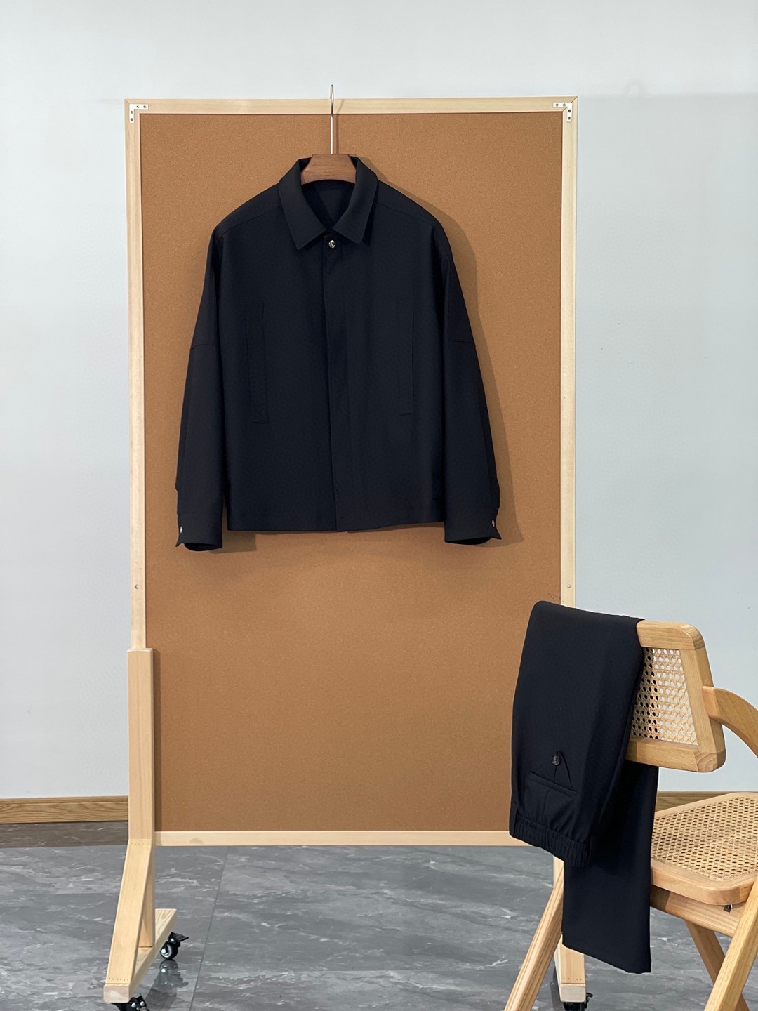 NO:141390,- Lead the sale of imported Tenslacell pure natural vinegar fiber commonly known as acetate fabric minimalist style three-dimensional cut men's lapel jacket jacket. Trading company channels are rare, and the leading official website is on sale!  The latest online items, with classic elements combined with practical aesthetics, both formal and casual, minimalist, practical and functional coexist!  Paired with the same series of trousers, all of which are fabrics provided by the original manufacturer and woven through imported machines. A set of upper bodies is really handsome and can demonstrate the minimalist style and luxury temperament of business men!  !  Selected customer-source manufacturers to provide fabrics, 73.3 polyester fiber 17.4 viscose fiber 3.9 spandex 2.9 vinegar fiber  2.5 The high-end ingredients of Lesell (Libu Polyester) are made of high-end ingredients, cleverly blending the advantages of a variety of fibers. Polyester fiber gives the jacket excellent clarity, making it maintain a neat pattern during various spring activities, not easy to deform, and always demonstrates a capable temperament; the addition of viscose and Lesell brings a soft touch like the soft wind in spring, and at the same time improves the moisture absorption of the fabric, quickly absorbs and dissipates sweat on the surface of the skin, and can remain dry and comfortable at any time even in the warm afternoons of spring. Spandex provides just the right elasticity and is free to move. Whether it is raising your hand, bent over or running and jumping, you can release spring vitality with ease. And vinegar fiber not only adds a unique luster and texture to the fabric, but also has good wrinkle resistance.  The style is also the type of item that everyone needs. It is basic and versatile and detailed. It can be said that it is the general trend of the current fashion circle and is a popular trend. It is a style that is completely unscrupulous in the upper body. The dress effect is three-dimensional and slim, with a strong aura and a high-quality production level naturally presents the high quality!  The overall design is simple and luxurious, following the brand's high-end and simple design concept, and every detail shows exquisite craftsmanship. Clean, comfortable, simple and generous tailoring interprets the most fashionable dressing rules on the street. The front piece is designed in three-dimensional cutting to make the style more three-dimensional and fit. These craftsmanship can only be seen in high-end privately customized clothing. Hardware is also customized from customers, and the quality cannot be picked!  The basic conventional lapel jacket style is cut, with a handsome and tasteful upper body, and can easily deal with it in both work and business occasions. It is the first choice for men who pursue versatile and minimalist coats!  Color black 【Size】M-3XL model FSWK8850 M size bust 114cm long 65cm rotator sleeve length 76.5cm L size bust 118cm long 67cm rotator sleeve length 78.5cm XL size bust 122cm long 69cm rotator sleeve length 80.5cm XXL size bust 126cm long 71cm rotator sleeve length 82.5cm 3XL size bust 130cm long 71cm rotator sleeve length 82.5cm, stuart weitzman, jackets & coats, jackets & coats, alexander wang19860909-领先发售进口天丝莱赛尔纯天然醋纤维俗称醋酸面料极简风立体廓形裁剪男士翻领夹克外套 贸易公司渠道稀出,领先官网发售！最新上线单品,经典元素结合实用美学主义,亦正亦休闲,极简、实穿和功能性并存！搭配同系列的长裤,全部由原厂提供面料,经由进口机器织造而成,一套上身真的是太帅太能彰显商务男士的极简风高奢气质！！ 精选客供源头厂商提供面料,73.3 聚酯纤维 17.4粘纤3.9氨纶 2.9醋纤 2.5莱赛尔（里布聚酯纤维）高端成分制造而成,巧妙融合了多种纤维的优势.聚酯纤维赋予夹克外套出色的挺括性,使其在春日的各种活动中都能保持利落版型,不易变形,时刻彰显干练气质；粘纤与莱赛尔的加入,带来如春日柔风般的柔软触感,同时提升了面料的吸湿性,能迅速吸收并散发皮肤表面的汗液,即便在春日温暖的午后活动,也能随时保持干爽舒适.氨纶提供恰到好处的弹性,活动时毫无束缚,无论是抬手、弯腰还是奔跑跳跃,都能轻松自如,尽情释放春日活力.而醋纤不仅为面料增添了独特的光泽与质感,还具备良好的抗皱性. 版型也是人人都需要的那种单品,又基础百搭又有细节化元素,可以说是目前时尚圈的大势,更是流行风向标,上身完全不挑人的款式,着装效果立体修身,自带强大气场的俐落感,高精工艺的制作水准自然呈现的高品质！ 整体设计简约不失奢华,遵循品牌高级简洁的设计理念,每一处细节都彰显着精湛的工艺.干净舒适、简单大方的剪裁,演绎街头最具时髦感的穿衣法则.前片进行了立体裁剪式的设计,让版型更加的立体和合身,这些工艺只有在高端私人订制的服装中才能见到的,五金同样也来自客供定制,品相无法挑剔！基础常规的翻领夹克版型剪裁,上身帅气有品位,无论上班通勤或是商务场合都能轻松应对,是追求百搭且极简外套男士的首选！ 颜色黑色【尺码】M-3XL  款号FSWK8850 M码胸围114cm 衣长65cm肩袖长76.5cm L码 胸围118cm衣长67cm肩袖长78.5cm XL码胸围122cm衣长69cm肩袖长80.5cm XXL码胸围126cm衣长71cm 肩袖长82.5cm 3XL码胸围130cm衣长71cm肩袖长82.5cm,,stuart weitzman,jackets & coats,jackets & coats,alexander wang,Men's clothing