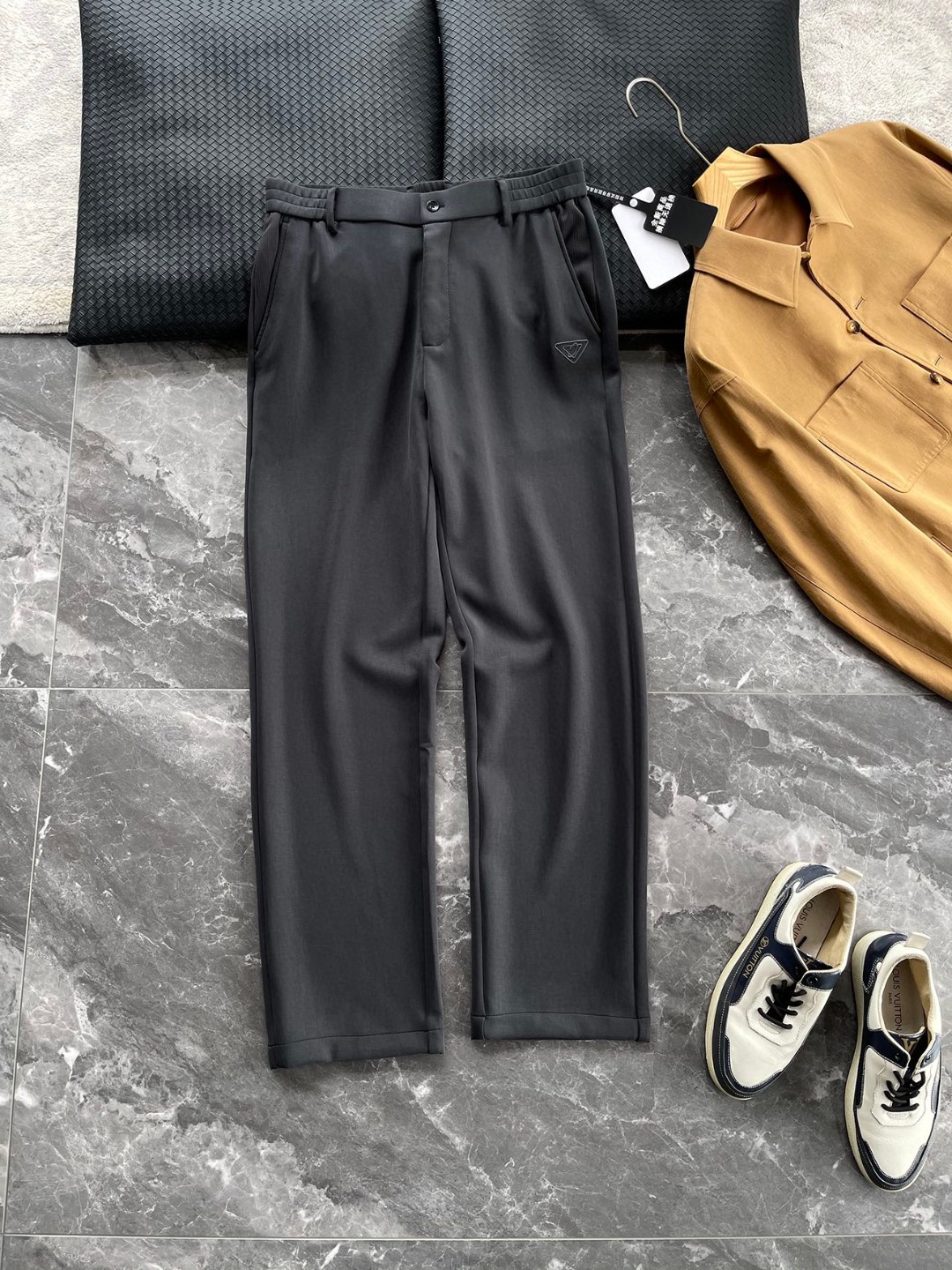 NO:141403,French imported Moldine blended fabric, like a facial mask, is skin-friendly, elastic and comfortable, triangle patch, comfortable, light and luxurious men's elastic waist casual trousers. The fine products that are rarely leaked from the trading company's channels, original quality, and are the original route. It is made of 55.5 polyester fiber 36.4 modal 7.8 spandex high-end blending ingredients. The imported woven process brings you the best wearing experience to the greatest extent. The fabric has a fluffy and soft feel like an air layer, the texture is hard and droopy and elastic, and the touch is extremely soft and silky and skin-friendly. You can feel its extraordinary texture through the screen!  The front pocket is embellished with exquisite three-dimensional embroidery brand logo and is created with top-level craftsmanship. It is exquisite and full, with exquisite yarn material, highlighting the brand's grade and luxury!  The advantages of the whole trouser are clear at a glance, with an extremely light and breathable touch, environmentally friendly and healthy function to inhibit bacteria, keep it dry for a long time, and you won’t feel tired even in the hot weather, allowing you to feel the ultimate enjoyment you have never experienced. The comfort level is simply the peak state that other trousers cannot reach!  The whole design is not too complicated, but also demonstrates the brand's light luxury and elegant temperament. There is only one button on the front closure, and the back pocket also uses a simple and elegant lip design. It is simple and low-key, and it also shows the level and specifications to the extreme, giving people obvious beauty and high-end fashion effects, and has super strong matching performance!  Apart from buttons, the whole trouser is not extra decorative and embellished, and the style is based on the cutting skills to conquer people's hearts. The fashionable business and casual style cut design is immediately visible. It is slim and straight in all occasions. The handsomeness of the body is regardless of age. Whether it is a young man, a mature man, a mature and steady uncle, you can all be elegant and extraordinary, and become more stylish as you go in time!  Undoubtedly, the most powerful, with a strong aura, and the high quality naturally presented by the production level of high precision craftsmanship!  Color black, coal gray [Size] M-3XL model number FSJX8755 M size waist 76 hip circumference 104 foot port 39.2 trousers length 103 L size waist circumference 80 hip circumference 108 foot port 40 trousers length 105 XL size waist circumference 84 hip circumference 112 foot port 40.8 trousers length 105 XXL size waist circumference 88 hip circumference 116 foot port 41.6 trousers length 107 XXXL size waist circumference 92 hip circumference 120 foot port 42.4 trousers length 107,,alexander wang19860909法国进口莫尔代混纺面料面膜般亲肤四面弹包容舒适三角贴饰舒适轻奢男士松紧腰休闲长裤 贸易公司渠道稀少流出的精品,原厂品质,走的就是原汁原味的路线,采用定织面料55.5聚酯纤维36.4莫代尔7.8氨纶高端混纺成分打造而成,进口机织工艺,最大程度的给你带来最好的穿着体验,面料有着如同空气层般蓬松柔软的手感,质地硬挺垂顺且富有弹力,触感极其柔顺丝滑亲肤,透过屏幕都能感受到它不凡的质感！前侧口袋采用精美的立体刺绣品牌标识点缀,采用顶级工艺打造,精致饱满,与光泽精致的纱线材质,彰显出品牌的档次与奢华感！整条裤装的优点方面一目了然,拥有着极致轻盈透气的触感,环保健康拥有抑制细菌的功能性,长久保持干爽,即便是再热的天气都不会觉得腻身,让你感受到不曾体验过的极致享受,舒适度简直是达到了其它裤装无法触及的巅峰状态！ 整件设计没有过多的复杂,亦是彰显了其品牌轻奢高雅的气质,前襟仅有一粒纽扣,后片口袋同样采用袋唇设计简约大方,既简约低调、又将档次与规格感彰显到了极致,给人显而易见的美感与高端时尚效果,搭配性能超强！整条裤装除纽扣之外,没有多余的装饰点缀,以版型裁剪功底来征服人心,时尚商务休闲版型裁剪设计,上身修身立挺造型立刻显现,出入各种场合都是让人眼前一亮,着身的帅气感不分年龄阶层,不论小鲜肉还是轻熟男、成熟稳重的大叔类型等,都能优雅非凡气质加身,越穿越有型！毋庸置疑的极品重磅,自带强大气场的俐落感,高精工艺的制作水准自然呈现的高品质！ 颜色黑色、煤灰色【尺码】M-3XL  款号FSJX8755 M码腰围76臀围104脚口39.2裤长103 L码 腰围80臀围108脚口40 裤长105 XL码腰围84臀围112 脚口40.8裤长105 XXL码 腰围88 臀围116脚口41.6裤长107 XXXL码 腰围92臀围120 脚口42.4 裤长107,,alexander wang,Men's clothing