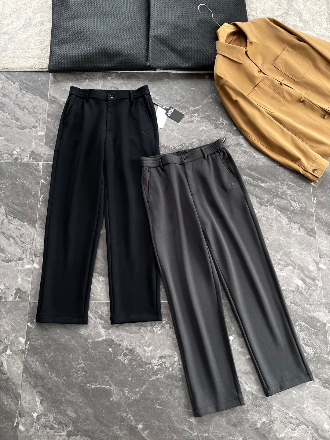 NO:141405,- French imported Moldine blended fabric like a facial mask, skin-friendly, elastic and comfortable, triangle patch, comfortable, light and luxurious men's elastic waist casual trousers. The fine products that are rarely leaked from the trading company's channels, original quality, and take the original route. It is made of 55.5 polyester fiber 36.4 modal 7.8 spandex high-end blending ingredients. The imported woven process will bring you the best wearing experience to the greatest extent. The fabric has a fluffy and soft feel like an air layer, the texture is hard and droopy and elastic, and the touch is extremely soft and silky and skin-friendly. You can feel its extraordinary texture through the screen!  The front pocket is embellished with exquisite three-dimensional embroidery brand logo and is created with top-level craftsmanship. It is exquisite and full, with exquisite yarn material, highlighting the brand's grade and luxury!  The advantages of the whole trouser are clear at a glance, with an extremely light and breathable touch, environmentally friendly and healthy function to inhibit bacteria, keep it dry for a long time, and you won’t feel tired even in the hot weather, allowing you to feel the ultimate enjoyment you have never experienced. The comfort level is simply the peak state that other trousers cannot reach!  The whole design is not too complicated, but also demonstrates the brand's light luxury and elegant temperament. There is only one button on the front closure, and the back pocket also uses a simple and elegant lip design. It is simple and low-key, and it also shows the level and specifications to the extreme, giving people obvious beauty and high-end fashion effects, and has super strong matching performance!  Apart from buttons, the whole trouser is not extra decorative and embellished, and the style is based on the cutting skills to conquer people's hearts. The fashionable business and casual style cut design is immediately visible. It is slim and straight in all occasions. The handsomeness of the body is regardless of age. Whether it is a young man, a mature man, a mature and steady uncle, you can all be elegant and extraordinary, and become more stylish as you go in time!  Undoubtedly, the most powerful, with a strong aura, and the high quality naturally presented by the production level of high precision craftsmanship!  Color black, coal gray [Size] M-3XL model number FSJX8755 M size waist 76 hip circumference 104 foot port 39.2 trousers length 103 L size waist circumference 80 hip circumference 108 foot port 40 trousers length 105 XL size waist circumference 84 hip circumference 112 foot port 40.8 trousers length 105 XXL size waist circumference 88 hip circumference 116 foot port 41.6 trousers length 107 XXXL size waist circumference 92 hip circumference 120 foot port 42.4 trousers length 107,,alexander wang19860909-法国进口莫尔代混纺面料面膜般亲肤四面弹包容舒适三角贴饰舒适轻奢男士松紧腰休闲长裤 贸易公司渠道稀少流出的精品,原厂品质,走的就是原汁原味的路线,采用定织面料55.5聚酯纤维36.4莫代尔7.8氨纶高端混纺成分打造而成,进口机织工艺,最大程度的给你带来最好的穿着体验,面料有着如同空气层般蓬松柔软的手感,质地硬挺垂顺且富有弹力,触感极其柔顺丝滑亲肤,透过屏幕都能感受到它不凡的质感！前侧口袋采用精美的立体刺绣品牌标识点缀,采用顶级工艺打造,精致饱满,与光泽精致的纱线材质,彰显出品牌的档次与奢华感！整条裤装的优点方面一目了然,拥有着极致轻盈透气的触感,环保健康拥有抑制细菌的功能性,长久保持干爽,即便是再热的天气都不会觉得腻身,让你感受到不曾体验过的极致享受,舒适度简直是达到了其它裤装无法触及的巅峰状态！ 整件设计没有过多的复杂,亦是彰显了其品牌轻奢高雅的气质,前襟仅有一粒纽扣,后片口袋同样采用袋唇设计简约大方,既简约低调、又将档次与规格感彰显到了极致,给人显而易见的美感与高端时尚效果,搭配性能超强！整条裤装除纽扣之外,没有多余的装饰点缀,以版型裁剪功底来征服人心,时尚商务休闲版型裁剪设计,上身修身立挺造型立刻显现,出入各种场合都是让人眼前一亮,着身的帅气感不分年龄阶层,不论小鲜肉还是轻熟男、成熟稳重的大叔类型等,都能优雅非凡气质加身,越穿越有型！毋庸置疑的极品重磅,自带强大气场的俐落感,高精工艺的制作水准自然呈现的高品质！ 颜色黑色、煤灰色【尺码】M-3XL  款号FSJX8755 M码腰围76臀围104脚口39.2裤长103 L码 腰围80臀围108脚口40 裤长105 XL码腰围84臀围112 脚口40.8裤长105 XXL码 腰围88 臀围116脚口41.6裤长107 XXXL码 腰围92臀围120 脚口42.4 裤长107,,alexander wang,Men's clothing