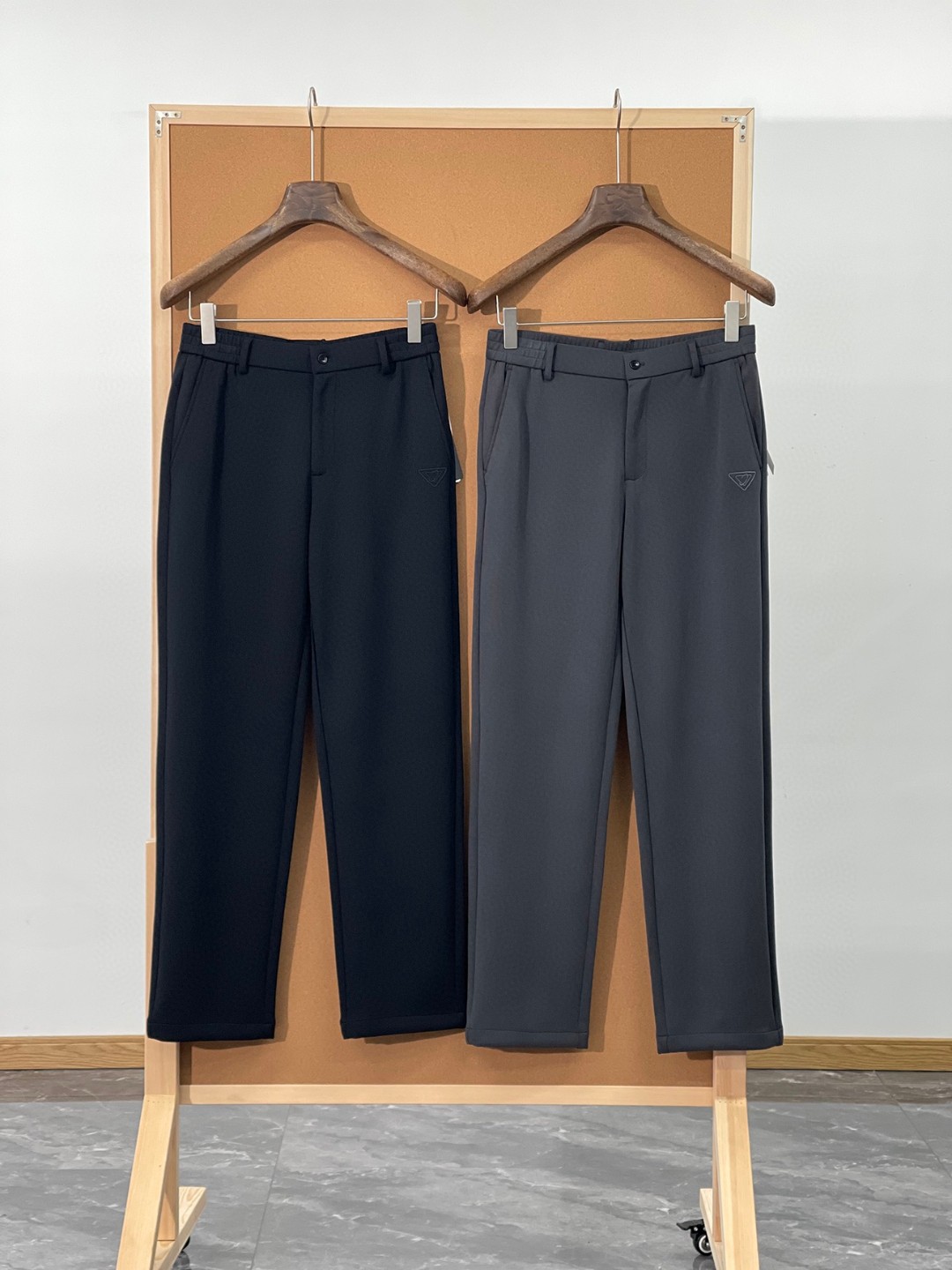 NO:141407,French imported Moldine blended fabric, like a facial mask, is skin-friendly, elastic and comfortable, triangle patch, comfortable, light and luxurious men's elastic waist casual trousers. The fine products that are rarely leaked from the trading company's channels, original quality, and are the original route. It is made of 55.5 polyester fiber 36.4 modal 7.8 spandex high-end blending ingredients. The imported woven process brings you the best wearing experience to the greatest extent. The fabric has a fluffy and soft feel like an air layer, the texture is hard and droopy and elastic, and the touch is extremely soft and silky and skin-friendly. You can feel its extraordinary texture through the screen!  The front pocket is embellished with exquisite three-dimensional embroidery brand logo and is created with top-level craftsmanship. It is exquisite and full, with exquisite yarn material, highlighting the brand's grade and luxury!  The advantages of the whole trouser are clear at a glance, with an extremely light and breathable touch, environmentally friendly and healthy function to inhibit bacteria, keep it dry for a long time, and you won’t feel tired even in the hot weather, allowing you to feel the ultimate enjoyment you have never experienced. The comfort level is simply the peak state that other trousers cannot reach!  The whole design is not too complicated, but also demonstrates the brand's light luxury and elegant temperament. There is only one button on the front closure, and the back pocket also uses a simple and elegant lip design. It is simple and low-key, and it also shows the level and specifications to the extreme, giving people obvious beauty and high-end fashion effects, and has super strong matching performance!  Apart from buttons, the whole trouser is not extra decorative and embellished, and the style is based on the cutting skills to conquer people's hearts. The fashionable business and casual style cut design is immediately visible. It is slim and straight in all occasions. The handsomeness of the body is regardless of age. Whether it is a young man, a mature man, a mature and steady uncle, you can all be elegant and extraordinary, and become more stylish as you go in time!  Undoubtedly, the most powerful, with a strong aura, and the high quality naturally presented by the production level of high precision craftsmanship!  Color black, coal gray [Size] M-3XL model number FSJX8755 M size waist 76 hip circumference 104 foot port 39.2 trousers length 103 L size waist circumference 80 hip circumference 108 foot port 40 trousers length 105 XL size waist circumference 84 hip circumference 112 foot port 40.8 trousers length 105 XXL size waist circumference 88 hip circumference 116 foot port 41.6 trousers length 107 XXXL size waist circumference 92 hip circumference 120 foot port 42.4 trousers length 107,,alexander wang19860909法国进口莫尔代混纺面料面膜般亲肤四面弹包容舒适三角贴饰舒适轻奢男士松紧腰休闲长裤 贸易公司渠道稀少流出的精品,原厂品质,走的就是原汁原味的路线,采用定织面料55.5聚酯纤维36.4莫代尔7.8氨纶高端混纺成分打造而成,进口机织工艺,最大程度的给你带来最好的穿着体验,面料有着如同空气层般蓬松柔软的手感,质地硬挺垂顺且富有弹力,触感极其柔顺丝滑亲肤,透过屏幕都能感受到它不凡的质感！前侧口袋采用精美的立体刺绣品牌标识点缀,采用顶级工艺打造,精致饱满,与光泽精致的纱线材质,彰显出品牌的档次与奢华感！整条裤装的优点方面一目了然,拥有着极致轻盈透气的触感,环保健康拥有抑制细菌的功能性,长久保持干爽,即便是再热的天气都不会觉得腻身,让你感受到不曾体验过的极致享受,舒适度简直是达到了其它裤装无法触及的巅峰状态！ 整件设计没有过多的复杂,亦是彰显了其品牌轻奢高雅的气质,前襟仅有一粒纽扣,后片口袋同样采用袋唇设计简约大方,既简约低调、又将档次与规格感彰显到了极致,给人显而易见的美感与高端时尚效果,搭配性能超强！整条裤装除纽扣之外,没有多余的装饰点缀,以版型裁剪功底来征服人心,时尚商务休闲版型裁剪设计,上身修身立挺造型立刻显现,出入各种场合都是让人眼前一亮,着身的帅气感不分年龄阶层,不论小鲜肉还是轻熟男、成熟稳重的大叔类型等,都能优雅非凡气质加身,越穿越有型！毋庸置疑的极品重磅,自带强大气场的俐落感,高精工艺的制作水准自然呈现的高品质！ 颜色黑色、煤灰色【尺码】M-3XL  款号FSJX8755 M码腰围76臀围104脚口39.2裤长103 L码 腰围80臀围108脚口40 裤长105 XL码腰围84臀围112 脚口40.8裤长105 XXL码 腰围88 臀围116脚口41.6裤长107 XXXL码 腰围92臀围120 脚口42.4 裤长107,,alexander wang,Men's clothing