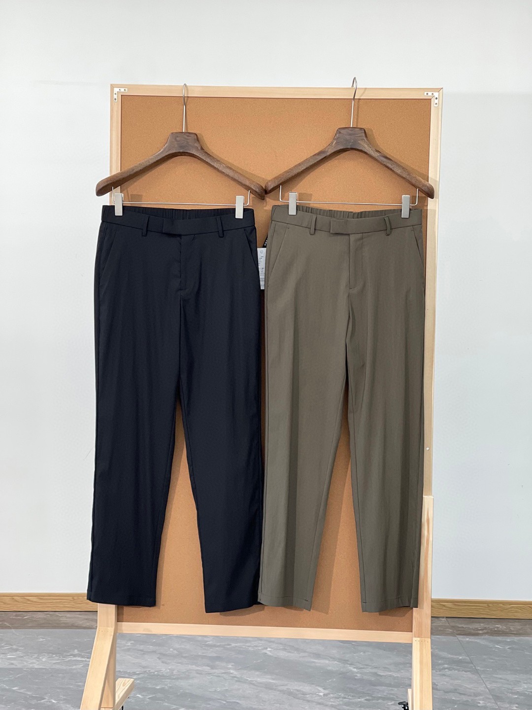 NO:141399,Imported Tensel Laiser elastic waist loose silhouette three-dimensional tailoring men's business casual straight trousers. High-quality control old money lovers continues the consistently low-key but high-quality style. The style is minimalist, the fabric is king, and the details are exquisite, satisfying the most appropriate definition of 