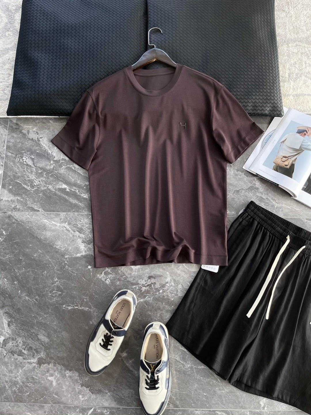 NO:137167,This summer, you will have to get a fabric that is famous for traceability. Customer-supplied acetate fiber   recycled cellulose fiber (breathable fabric) with a small width and three-dimensional tailoring for men. A single product produced by domestic first-line clothing companies is rare and leaked through trade channels. Whether it is daily leisure or business workplace outfits, you can make you elegant and stylish and have outstanding temperament. This simple and atmospheric style must be the favorite of men. It is very easy to match and you won’t make mistakes. You can wear it alone and wear it stylishly. You are all very stylish with jackets! ! This selected imported fabric is made of 41.2 polyester fiber 38 regenerated cellulose fiber 14.1 cellulose acetic acid ester fiber 6.7 spandex. The composition is high-end and superior in feel. The overall feel is comfortable and smooth, light and textured. Although the fabric seems thin, it has a special sense of dignity! The T-shirt fabric with a blended material is soft and skin-friendly, sweat-absorbent and breathable, has strong stability and color-fixedness. It is also extremely superior in wear-resistant and wrinkle resistance after wearing for a long time. It is weight-enough. Moreover, this short-sleeved acetate sleeve is not easy to produce static electricity when worn. It has a strong luster and a very bright color. It feels smooth and comfortable to touch the skin. It is not inferior to mulberry silk in terms of performance. It feels very superior, comfortable and delicate, and has a great drooping feeling. It is definitely not the ordinary goods on the market. It is made by woven and dyeing it yourself! The overall style is a classic wide cut design. The minimalist style gives you more matching possibilities, allowing you to wander freely between business and leisure. The unique and fashionable branded horse logo pattern is decorated on your chest. The lifelike logo highlights the wearer's aura and luxury temperament. It is really a simple and monotonous piece. The superior fabric and high-quality craftsmanship complement each other, which creates this versatile and easy-to-wear T-shirt. Each craft is rigorous and meticulous and impeccable. Such a brilliant versatile item really doesn't need to be said. As long as you close your eyes and buy one, you will never regret it! ! Color white, gray, brown, dark brown [Size] M-3XL model FSCT8884 M size shoulder width 47.5cm bust 104cm long 66cm sleeve length 22cm L size shoulder width 49cm bust 108cm long 68cm sleeve length 22.5cm XL size shoulder width 50.5cm bust 112cm long 70cm sleeve length 23cm XXL size shoulder width 52cm bust 116cm long 72cm sleeve length 23.5cm 3XL size shoulder width 53.5cm bust 120cm long 73cm sleeve length 24cm, jackets & coats, T-shirt,tees, t-shirt,alexander wang19860909这个夏季就得来件面料著称追溯品的本质客供醋酸纤维 再生纤维素纤维（会呼吸的的面料）微阔立体剪裁男士圆短袖T恤衫 来自国内一线服装公司出产的单品,贸易渠道稀有流出,不论日常休闲、还是商务职场穿搭都能让你儒雅有风骨,气质出众,这款简约大气的款式,一定是男士们的最爱,非常好搭配不会出错,单穿有型,搭配外套们都很有范！！ 此款精选进口面料41.2 聚酯纤维38再生纤维素纤维14.1纤维素醋酯纤维6.7氨纶成分打造而成,成分高端手感优越,整体触感舒适爽滑、轻盈有质感,尽管面料看似轻薄却富有特别的尊贵感！手感远远优越与混纺材质的T恤面料,柔软亲肤,吸汗透气,具有强效的稳定性与固色性,久穿耐磨抗皱性能也异常的优越,克重足量,而且此款醋酸短袖穿着不容易产生静电,光泽感很强,色彩又十分的艳丽,触感柔滑贴着皮肤很舒适,性能上是不输给桑蚕丝的,手感非常的优越舒适细腻,垂感极佳,绝不是市面上那些普通货,都是自己专门定织定染而成！ 整体版型属于经典宽阔型裁剪设计,极简的款式赋予了更多搭配可能性,让你在商务与休闲之间游走自如,胸前采用个性时尚的品牌独家马标图案装饰,栩栩如生的徽标彰显穿着者的气场与高奢气质,真的是很简约又不失单调感的一件了,上乘的面料与高品质工艺相辅相成,才造就了这款百搭又好穿的T恤衫,每一处工艺都严谨细致,无可挑剔,如此出彩的百搭级单品,真的无需多言,只要你闭眼入手一件,就绝对不会后悔！！ 颜色白色、灰色、棕色、深棕色【尺码】M-3XL  款号FSCT8884 M码肩宽47.5cm胸围104cm 衣长66cm袖长22cm L码 肩宽49cm胸围108cm 衣长68cm袖长22.5cm XL码肩宽50.5cm 胸围112cm衣长70cm袖长23cm XXL码肩宽52cm 胸围116cm衣长72cm 袖长23.5cm 3XL码肩宽53.5cm 胸围120cm衣长73cm袖长24cm,,jackets & coats,T-shirt,tees，t-shirt,alexander wang,Men's clothing