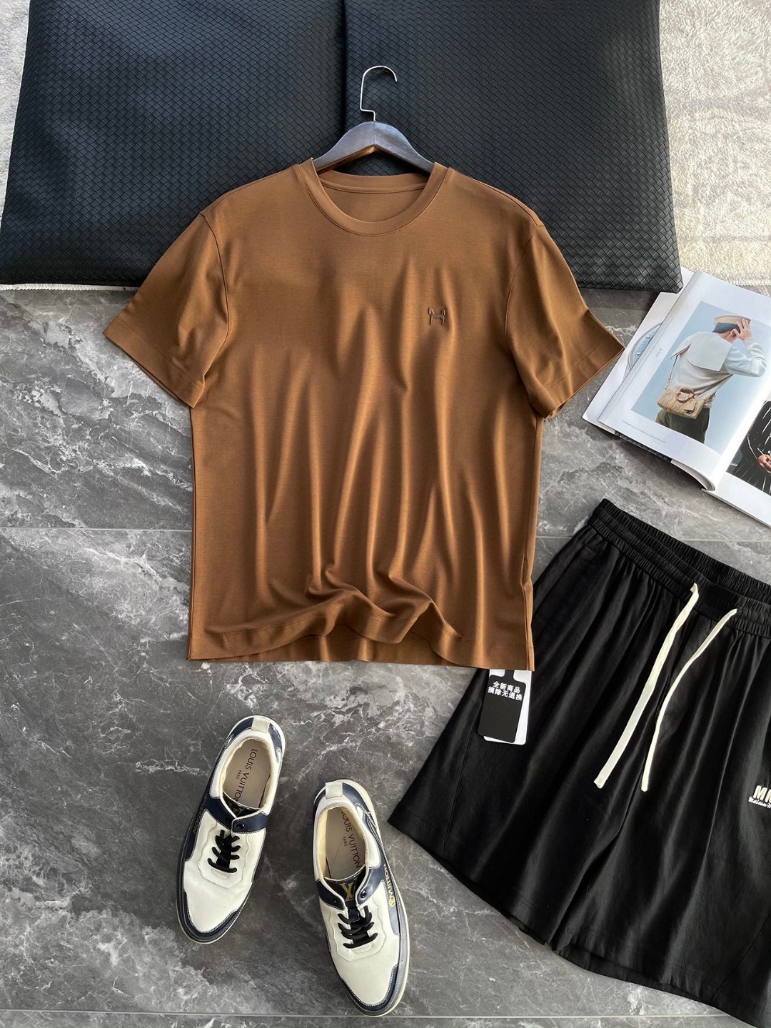 NO:137169,- This summer, you will have to get a fabric that is famous for traceability. Customer-supplied acetate fiber   recycled cellulose fiber (breathable fabric) with a small width and three-dimensional tailoring for men. A single product produced by domestic first-line clothing companies is rare and leaked through trade channels. Whether it is daily leisure or business workplace outfits, you can make you elegant and stylish and have outstanding temperament. This simple and atmospheric style must be the favorite of men. It is very easy to match and will not make mistakes. It is stylish and the jackets are all very stylish! ! This selected imported fabric is made of 41.2 polyester fiber 38 regenerated cellulose fiber 14.1 cellulose acetic acid ester fiber 6.7 spandex. The composition is high-end and superior in feel. The overall feel is comfortable and smooth, light and textured. Although the fabric seems thin, it has a special sense of dignity! The T-shirt fabric with a blended material is soft and skin-friendly, sweat-absorbent and breathable, has strong stability and color-fixedness. It is also extremely superior in wear-resistant and wrinkle resistance after wearing for a long time. It is weight-enough. Moreover, this short-sleeved acetate sleeve is not easy to produce static electricity when worn. It has a strong luster and a very bright color. It feels smooth and comfortable to touch the skin. It is not inferior to mulberry silk in terms of performance. It feels very superior, comfortable and delicate, and has a great drooping feeling. It is definitely not the ordinary goods on the market. It is made by woven and dyeing it yourself! The overall style is a classic wide cut design. The minimalist style gives you more matching possibilities, allowing you to wander freely between business and leisure. The unique and fashionable branded horse logo pattern is decorated on your chest. The lifelike logo highlights the wearer's aura and luxury temperament. It is really a simple and monotonous piece. The superior fabric and high-quality craftsmanship complement each other, which creates this versatile and easy-to-wear T-shirt. Each craft is rigorous and meticulous and impeccable. Such a brilliant versatile item really doesn't need to be said. As long as you close your eyes and buy one, you will never regret it! ! Color white, gray, brown, dark brown [Size] M-3XL model FSCT8884 M size shoulder width 47.5cm bust 104cm long 66cm sleeve length 22cm L size shoulder width 49cm bust 108cm long 68cm sleeve length 22.5cm XL size shoulder width 50.5cm bust 112cm long 70cm sleeve length 23cm XXL size shoulder width 52cm bust 116cm long 72cm sleeve length 23.5cm 3XL size shoulder width 53.5cm bust 120cm long 73cm sleeve length 24cm, jackets & coats, T-shirt,tees, t-shirt,alexander wang19860909-这个夏季就得来件面料著称追溯品的本质客供醋酸纤维 再生纤维素纤维（会呼吸的的面料）微阔立体剪裁男士圆短袖T恤衫 来自国内一线服装公司出产的单品,贸易渠道稀有流出,不论日常休闲、还是商务职场穿搭都能让你儒雅有风骨,气质出众,这款简约大气的款式,一定是男士们的最爱,非常好搭配不会出错,单穿有型,搭配外套们都很有范！！ 此款精选进口面料41.2 聚酯纤维38再生纤维素纤维14.1纤维素醋酯纤维6.7氨纶成分打造而成,成分高端手感优越,整体触感舒适爽滑、轻盈有质感,尽管面料看似轻薄却富有特别的尊贵感！手感远远优越与混纺材质的T恤面料,柔软亲肤,吸汗透气,具有强效的稳定性与固色性,久穿耐磨抗皱性能也异常的优越,克重足量,而且此款醋酸短袖穿着不容易产生静电,光泽感很强,色彩又十分的艳丽,触感柔滑贴着皮肤很舒适,性能上是不输给桑蚕丝的,手感非常的优越舒适细腻,垂感极佳,绝不是市面上那些普通货,都是自己专门定织定染而成！ 整体版型属于经典宽阔型裁剪设计,极简的款式赋予了更多搭配可能性,让你在商务与休闲之间游走自如,胸前采用个性时尚的品牌独家马标图案装饰,栩栩如生的徽标彰显穿着者的气场与高奢气质,真的是很简约又不失单调感的一件了,上乘的面料与高品质工艺相辅相成,才造就了这款百搭又好穿的T恤衫,每一处工艺都严谨细致,无可挑剔,如此出彩的百搭级单品,真的无需多言,只要你闭眼入手一件,就绝对不会后悔！！ 颜色白色、灰色、棕色、深棕色【尺码】M-3XL  款号FSCT8884 M码肩宽47.5cm胸围104cm 衣长66cm袖长22cm L码 肩宽49cm胸围108cm 衣长68cm袖长22.5cm XL码肩宽50.5cm 胸围112cm衣长70cm袖长23cm XXL码肩宽52cm 胸围116cm衣长72cm 袖长23.5cm 3XL码肩宽53.5cm 胸围120cm衣长73cm袖长24cm,,jackets & coats,T-shirt,tees，t-shirt,alexander wang,Men's clothing