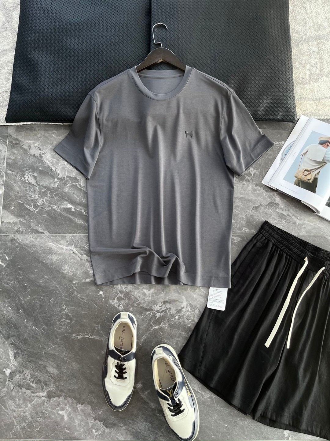 NO:137171,This summer, you will have to get a fabric that is famous for traceability. Customer-supplied acetate fiber   recycled cellulose fiber (breathable fabric) with a small width and three-dimensional tailoring for men. A single product produced by domestic first-line clothing companies is rare and leaked through trade channels. Whether it is daily leisure or business workplace outfits, you can make you elegant and stylish and have outstanding temperament. This simple and atmospheric style must be the favorite of men. It is very easy to match and you won’t make mistakes. You can wear it alone and wear it stylishly. You are all very stylish with jackets! ! This selected imported fabric is made of 41.2 polyester fiber 38 regenerated cellulose fiber 14.1 cellulose acetic acid ester fiber 6.7 spandex. The composition is high-end and superior in feel. The overall feel is comfortable and smooth, light and textured. Although the fabric seems thin, it has a special sense of dignity! The T-shirt fabric with a blended material is soft and skin-friendly, sweat-absorbent and breathable, has strong stability and color-fixedness. It is also extremely superior in wear-resistant and wrinkle resistance after wearing for a long time. It is weight-enough. Moreover, this short-sleeved acetate sleeve is not easy to produce static electricity when worn. It has a strong luster and a very bright color. It feels smooth and comfortable to touch the skin. It is not inferior to mulberry silk in terms of performance. It feels very superior, comfortable and delicate, and has a great drooping feeling. It is definitely not the ordinary goods on the market. It is made by woven and dyeing it yourself! The overall style is a classic wide cut design. The minimalist style gives you more matching possibilities, allowing you to wander freely between business and leisure. The unique and fashionable branded horse logo pattern is decorated on your chest. The lifelike logo highlights the wearer's aura and luxury temperament. It is really a simple and monotonous piece. The superior fabric and high-quality craftsmanship complement each other, which creates this versatile and easy-to-wear T-shirt. Each craft is rigorous and meticulous and impeccable. Such a brilliant versatile item really doesn't need to be said. As long as you close your eyes and buy one, you will never regret it! ! Color white, gray, brown, dark brown [Size] M-3XL model FSCT8884 M size shoulder width 47.5cm bust 104cm long 66cm sleeve length 22cm L size shoulder width 49cm bust 108cm long 68cm sleeve length 22.5cm XL size shoulder width 50.5cm bust 112cm long 70cm sleeve length 23cm XXL size shoulder width 52cm bust 116cm long 72cm sleeve length 23.5cm 3XL size shoulder width 53.5cm bust 120cm long 73cm sleeve length 24cm, jackets & coats, T-shirt,tees, t-shirt,alexander wang19860909这个夏季就得来件面料著称追溯品的本质客供醋酸纤维 再生纤维素纤维（会呼吸的的面料）微阔立体剪裁男士圆短袖T恤衫 来自国内一线服装公司出产的单品,贸易渠道稀有流出,不论日常休闲、还是商务职场穿搭都能让你儒雅有风骨,气质出众,这款简约大气的款式,一定是男士们的最爱,非常好搭配不会出错,单穿有型,搭配外套们都很有范！！ 此款精选进口面料41.2 聚酯纤维38再生纤维素纤维14.1纤维素醋酯纤维6.7氨纶成分打造而成,成分高端手感优越,整体触感舒适爽滑、轻盈有质感,尽管面料看似轻薄却富有特别的尊贵感！手感远远优越与混纺材质的T恤面料,柔软亲肤,吸汗透气,具有强效的稳定性与固色性,久穿耐磨抗皱性能也异常的优越,克重足量,而且此款醋酸短袖穿着不容易产生静电,光泽感很强,色彩又十分的艳丽,触感柔滑贴着皮肤很舒适,性能上是不输给桑蚕丝的,手感非常的优越舒适细腻,垂感极佳,绝不是市面上那些普通货,都是自己专门定织定染而成！ 整体版型属于经典宽阔型裁剪设计,极简的款式赋予了更多搭配可能性,让你在商务与休闲之间游走自如,胸前采用个性时尚的品牌独家马标图案装饰,栩栩如生的徽标彰显穿着者的气场与高奢气质,真的是很简约又不失单调感的一件了,上乘的面料与高品质工艺相辅相成,才造就了这款百搭又好穿的T恤衫,每一处工艺都严谨细致,无可挑剔,如此出彩的百搭级单品,真的无需多言,只要你闭眼入手一件,就绝对不会后悔！！ 颜色白色、灰色、棕色、深棕色【尺码】M-3XL  款号FSCT8884 M码肩宽47.5cm胸围104cm 衣长66cm袖长22cm L码 肩宽49cm胸围108cm 衣长68cm袖长22.5cm XL码肩宽50.5cm 胸围112cm衣长70cm袖长23cm XXL码肩宽52cm 胸围116cm衣长72cm 袖长23.5cm 3XL码肩宽53.5cm 胸围120cm衣长73cm袖长24cm,,jackets & coats,T-shirt,tees，t-shirt,alexander wang,Men's clothing