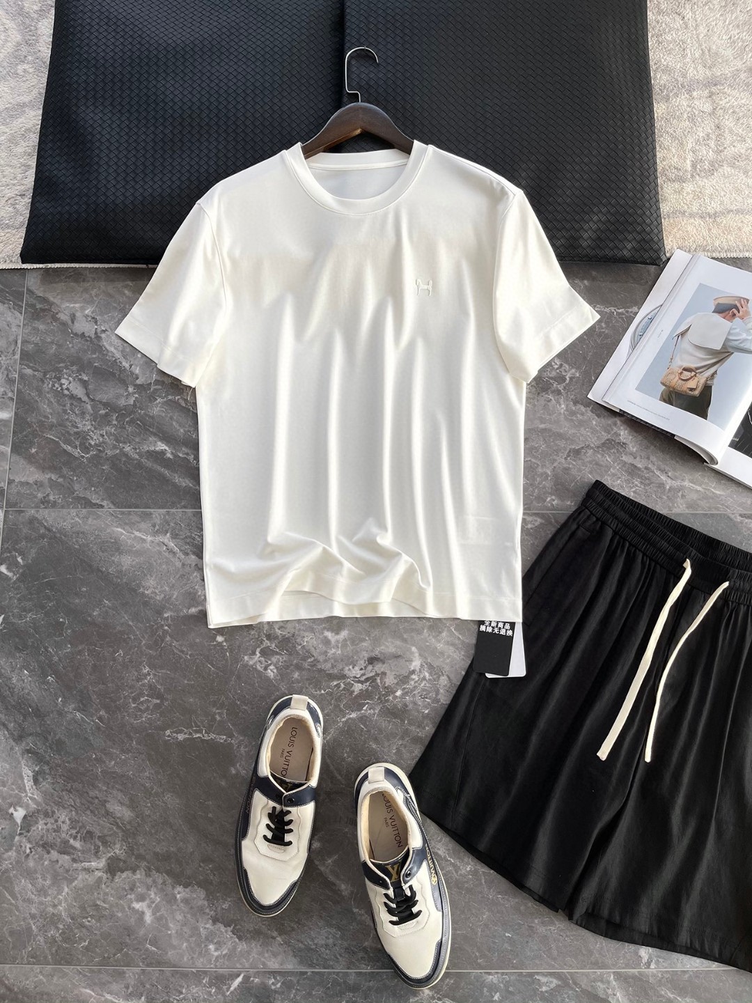 NO:137173,- This summer, you will have to get a fabric that is famous for traceability. Customer-supplied acetate fiber   recycled cellulose fiber (breathable fabric) with a small width and three-dimensional tailoring for men. A single product produced by domestic first-line clothing companies is rare and leaked through trade channels. Whether it is daily leisure or business workplace outfits, you can make you elegant and stylish and have outstanding temperament. This simple and atmospheric style must be the favorite of men. It is very easy to match and will not make mistakes. It is stylish and the jackets are all very stylish! ! This selected imported fabric is made of 41.2 polyester fiber 38 regenerated cellulose fiber 14.1 cellulose acetic acid ester fiber 6.7 spandex. The composition is high-end and superior in feel. The overall feel is comfortable and smooth, light and textured. Although the fabric seems thin, it has a special sense of dignity! The T-shirt fabric with a blended material is soft and skin-friendly, sweat-absorbent and breathable, has strong stability and color-fixedness. It is also extremely superior in wear-resistant and wrinkle resistance after wearing for a long time. It is weight-enough. Moreover, this short-sleeved acetate sleeve is not easy to produce static electricity when worn. It has a strong luster and a very bright color. It feels smooth and comfortable to touch the skin. It is not inferior to mulberry silk in terms of performance. It feels very superior, comfortable and delicate, and has a great drooping feeling. It is definitely not the ordinary goods on the market. It is made by woven and dyeing it yourself! The overall style is a classic wide cut design. The minimalist style gives you more matching possibilities, allowing you to wander freely between business and leisure. The unique and fashionable branded horse logo pattern is decorated on your chest. The lifelike logo highlights the wearer's aura and luxury temperament. It is really a simple and monotonous piece. The superior fabric and high-quality craftsmanship complement each other, which creates this versatile and easy-to-wear T-shirt. Each craft is rigorous and meticulous and impeccable. Such a brilliant versatile item really doesn't need to be said. As long as you close your eyes and buy one, you will never regret it! ! Color white, gray, brown, dark brown [Size] M-3XL model FSCT8884 M size shoulder width 47.5cm bust 104cm long 66cm sleeve length 22cm L size shoulder width 49cm bust 108cm long 68cm sleeve length 22.5cm XL size shoulder width 50.5cm bust 112cm long 70cm sleeve length 23cm XXL size shoulder width 52cm bust 116cm long 72cm sleeve length 23.5cm 3XL size shoulder width 53.5cm bust 120cm long 73cm sleeve length 24cm, jackets & coats, T-shirt,tees, t-shirt,alexander wang19860909-这个夏季就得来件面料著称追溯品的本质客供醋酸纤维 再生纤维素纤维（会呼吸的的面料）微阔立体剪裁男士圆短袖T恤衫 来自国内一线服装公司出产的单品,贸易渠道稀有流出,不论日常休闲、还是商务职场穿搭都能让你儒雅有风骨,气质出众,这款简约大气的款式,一定是男士们的最爱,非常好搭配不会出错,单穿有型,搭配外套们都很有范！！ 此款精选进口面料41.2 聚酯纤维38再生纤维素纤维14.1纤维素醋酯纤维6.7氨纶成分打造而成,成分高端手感优越,整体触感舒适爽滑、轻盈有质感,尽管面料看似轻薄却富有特别的尊贵感！手感远远优越与混纺材质的T恤面料,柔软亲肤,吸汗透气,具有强效的稳定性与固色性,久穿耐磨抗皱性能也异常的优越,克重足量,而且此款醋酸短袖穿着不容易产生静电,光泽感很强,色彩又十分的艳丽,触感柔滑贴着皮肤很舒适,性能上是不输给桑蚕丝的,手感非常的优越舒适细腻,垂感极佳,绝不是市面上那些普通货,都是自己专门定织定染而成！ 整体版型属于经典宽阔型裁剪设计,极简的款式赋予了更多搭配可能性,让你在商务与休闲之间游走自如,胸前采用个性时尚的品牌独家马标图案装饰,栩栩如生的徽标彰显穿着者的气场与高奢气质,真的是很简约又不失单调感的一件了,上乘的面料与高品质工艺相辅相成,才造就了这款百搭又好穿的T恤衫,每一处工艺都严谨细致,无可挑剔,如此出彩的百搭级单品,真的无需多言,只要你闭眼入手一件,就绝对不会后悔！！ 颜色白色、灰色、棕色、深棕色【尺码】M-3XL  款号FSCT8884 M码肩宽47.5cm胸围104cm 衣长66cm袖长22cm L码 肩宽49cm胸围108cm 衣长68cm袖长22.5cm XL码肩宽50.5cm 胸围112cm衣长70cm袖长23cm XXL码肩宽52cm 胸围116cm衣长72cm 袖长23.5cm 3XL码肩宽53.5cm 胸围120cm衣长73cm袖长24cm,,jackets & coats,T-shirt,tees，t-shirt,alexander wang,Men's clothing