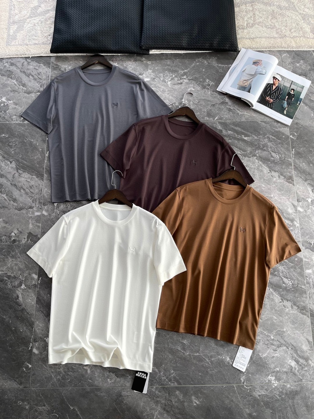 NO:144292,This summer, you will have to get a fabric that is famous for traceability. Customer-supplied acetate fiber   recycled cellulose fiber (breathable fabric) with a small width and three-dimensional tailoring for men. A single product produced by domestic first-line clothing companies is rare and leaked through trade channels. Whether it is daily leisure or business workplace outfits, you can make you elegant and stylish and have outstanding temperament. This simple and atmospheric style must be the favorite of men. It is very easy to match and you won’t make mistakes. You can wear it alone and wear it stylishly. You are all very stylish with jackets! ! This selected imported fabric is made of 41.2 polyester fiber 38 regenerated cellulose fiber 14.1 cellulose acetic acid ester fiber 6.7 spandex. The composition is high-end and superior in feel. The overall feel is comfortable and smooth, light and textured. Although the fabric seems thin, it has a special sense of dignity! The T-shirt fabric with a blended material is soft and skin-friendly, sweat-absorbent and breathable, has strong stability and color-fixedness. It is also extremely superior in wear-resistant and wrinkle resistance after wearing for a long time. It is weight-enough. Moreover, this short-sleeved acetate sleeve is not easy to produce static electricity when worn. It has a strong luster and a very bright color. It feels smooth and comfortable to touch the skin. It is not inferior to mulberry silk in terms of performance. It feels very superior, comfortable and delicate, and has a great drooping feeling. It is definitely not the ordinary goods on the market. It is made by woven and dyeing it yourself! The overall style is a classic wide cut design. The minimalist style gives you more matching possibilities, allowing you to wander freely between business and leisure. The unique and fashionable branded horse logo pattern is decorated on your chest. The lifelike logo highlights the wearer's aura and luxury temperament. It is really a simple and monotonous piece. The superior fabric and high-quality craftsmanship complement each other, which creates this versatile and easy-to-wear T-shirt. Each craft is rigorous and meticulous and impeccable. Such a brilliant versatile item really doesn't need to be said. As long as you close your eyes and buy one, you will never regret it! ! Color white, gray, brown, dark brown [Size] M-3XL model FSCT8884 M size shoulder width 47.5cm bust 104cm long 66cm sleeve length 22cm L size shoulder width 49cm bust 108cm long 68cm sleeve length 22.5cm XL size shoulder width 50.5cm bust 112cm long 70cm sleeve length 23cm XXL size shoulder width 52cm bust 116cm long 72cm sleeve length 23.5cm 3XL size shoulder width 53.5cm bust 120cm long 73cm sleeve length 24cm, jackets & coats, T-shirt,tees, t-shirt,alexander wang19860909这个夏季就得来件面料著称追溯品的本质客供醋酸纤维 再生纤维素纤维（会呼吸的的面料）微阔立体剪裁男士圆短袖T恤衫 来自国内一线服装公司出产的单品,贸易渠道稀有流出,不论日常休闲、还是商务职场穿搭都能让你儒雅有风骨,气质出众,这款简约大气的款式,一定是男士们的最爱,非常好搭配不会出错,单穿有型,搭配外套们都很有范！！ 此款精选进口面料41.2 聚酯纤维38再生纤维素纤维14.1纤维素醋酯纤维6.7氨纶成分打造而成,成分高端手感优越,整体触感舒适爽滑、轻盈有质感,尽管面料看似轻薄却富有特别的尊贵感！手感远远优越与混纺材质的T恤面料,柔软亲肤,吸汗透气,具有强效的稳定性与固色性,久穿耐磨抗皱性能也异常的优越,克重足量,而且此款醋酸短袖穿着不容易产生静电,光泽感很强,色彩又十分的艳丽,触感柔滑贴着皮肤很舒适,性能上是不输给桑蚕丝的,手感非常的优越舒适细腻,垂感极佳,绝不是市面上那些普通货,都是自己专门定织定染而成！ 整体版型属于经典宽阔型裁剪设计,极简的款式赋予了更多搭配可能性,让你在商务与休闲之间游走自如,胸前采用个性时尚的品牌独家马标图案装饰,栩栩如生的徽标彰显穿着者的气场与高奢气质,真的是很简约又不失单调感的一件了,上乘的面料与高品质工艺相辅相成,才造就了这款百搭又好穿的T恤衫,每一处工艺都严谨细致,无可挑剔,如此出彩的百搭级单品,真的无需多言,只要你闭眼入手一件,就绝对不会后悔！！ 颜色白色、灰色、棕色、深棕色【尺码】M-3XL  款号FSCT8884 M码肩宽47.5cm胸围104cm 衣长66cm袖长22cm L码 肩宽49cm胸围108cm 衣长68cm袖长22.5cm XL码肩宽50.5cm 胸围112cm衣长70cm袖长23cm XXL码肩宽52cm 胸围116cm衣长72cm 袖长23.5cm 3XL码肩宽53.5cm 胸围120cm衣长73cm袖长24cm,,jackets & coats,T-shirt,tees，t-shirt,alexander wang,Men's clothing