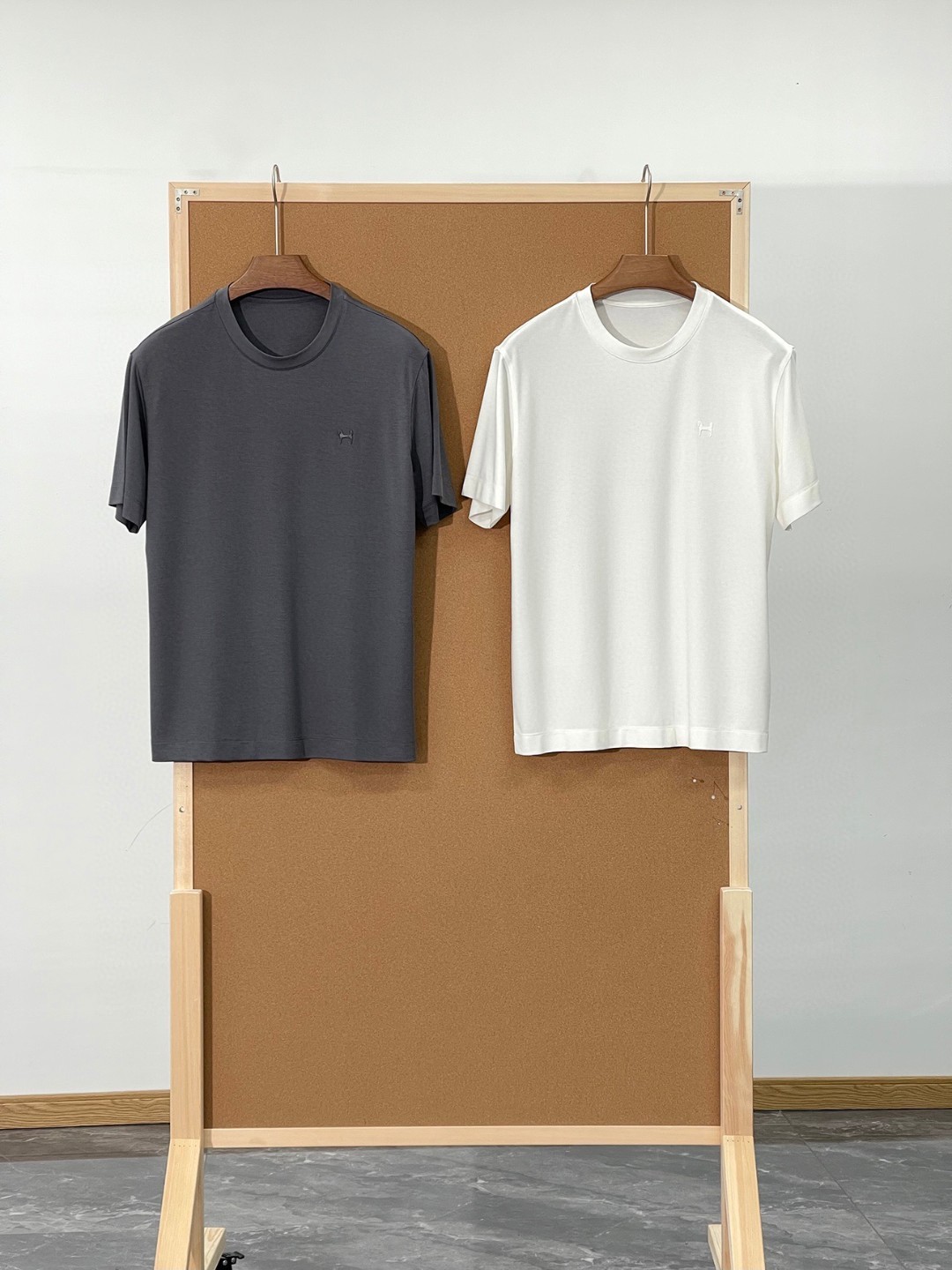 NO:137175,This summer, you will have to get a fabric that is famous for traceability. Customer-supplied acetate fiber   recycled cellulose fiber (breathable fabric) with a small width and three-dimensional tailoring for men. A single product produced by domestic first-line clothing companies is rare and leaked through trade channels. Whether it is daily leisure or business workplace outfits, you can make you elegant and stylish and have outstanding temperament. This simple and atmospheric style must be the favorite of men. It is very easy to match and you won’t make mistakes. You can wear it alone and wear it stylishly. You are all very stylish with jackets! ! This selected imported fabric is made of 41.2 polyester fiber 38 regenerated cellulose fiber 14.1 cellulose acetic acid ester fiber 6.7 spandex. The composition is high-end and superior in feel. The overall feel is comfortable and smooth, light and textured. Although the fabric seems thin, it has a special sense of dignity! The T-shirt fabric with a blended material is soft and skin-friendly, sweat-absorbent and breathable, has strong stability and color-fixedness. It is also extremely superior in wear-resistant and wrinkle resistance after wearing for a long time. It is weight-enough. Moreover, this short-sleeved acetate sleeve is not easy to produce static electricity when worn. It has a strong luster and a very bright color. It feels smooth and comfortable to touch the skin. It is not inferior to mulberry silk in terms of performance. It feels very superior, comfortable and delicate, and has a great drooping feeling. It is definitely not the ordinary goods on the market. It is made by woven and dyeing it yourself! The overall style is a classic wide cut design. The minimalist style gives you more matching possibilities, allowing you to wander freely between business and leisure. The unique and fashionable branded horse logo pattern is decorated on your chest. The lifelike logo highlights the wearer's aura and luxury temperament. It is really a simple and monotonous piece. The superior fabric and high-quality craftsmanship complement each other, which creates this versatile and easy-to-wear T-shirt. Each craft is rigorous and meticulous and impeccable. Such a brilliant versatile item really doesn't need to be said. As long as you close your eyes and buy one, you will never regret it! ! Color white, gray, brown, dark brown [Size] M-3XL model FSCT8884 M size shoulder width 47.5cm bust 104cm long 66cm sleeve length 22cm L size shoulder width 49cm bust 108cm long 68cm sleeve length 22.5cm XL size shoulder width 50.5cm bust 112cm long 70cm sleeve length 23cm XXL size shoulder width 52cm bust 116cm long 72cm sleeve length 23.5cm 3XL size shoulder width 53.5cm bust 120cm long 73cm sleeve length 24cm, jackets & coats, T-shirt,tees, t-shirt,alexander wang19860909这个夏季就得来件面料著称追溯品的本质客供醋酸纤维 再生纤维素纤维（会呼吸的的面料）微阔立体剪裁男士圆短袖T恤衫 来自国内一线服装公司出产的单品,贸易渠道稀有流出,不论日常休闲、还是商务职场穿搭都能让你儒雅有风骨,气质出众,这款简约大气的款式,一定是男士们的最爱,非常好搭配不会出错,单穿有型,搭配外套们都很有范！！ 此款精选进口面料41.2 聚酯纤维38再生纤维素纤维14.1纤维素醋酯纤维6.7氨纶成分打造而成,成分高端手感优越,整体触感舒适爽滑、轻盈有质感,尽管面料看似轻薄却富有特别的尊贵感！手感远远优越与混纺材质的T恤面料,柔软亲肤,吸汗透气,具有强效的稳定性与固色性,久穿耐磨抗皱性能也异常的优越,克重足量,而且此款醋酸短袖穿着不容易产生静电,光泽感很强,色彩又十分的艳丽,触感柔滑贴着皮肤很舒适,性能上是不输给桑蚕丝的,手感非常的优越舒适细腻,垂感极佳,绝不是市面上那些普通货,都是自己专门定织定染而成！ 整体版型属于经典宽阔型裁剪设计,极简的款式赋予了更多搭配可能性,让你在商务与休闲之间游走自如,胸前采用个性时尚的品牌独家马标图案装饰,栩栩如生的徽标彰显穿着者的气场与高奢气质,真的是很简约又不失单调感的一件了,上乘的面料与高品质工艺相辅相成,才造就了这款百搭又好穿的T恤衫,每一处工艺都严谨细致,无可挑剔,如此出彩的百搭级单品,真的无需多言,只要你闭眼入手一件,就绝对不会后悔！！ 颜色白色、灰色、棕色、深棕色【尺码】M-3XL  款号FSCT8884 M码肩宽47.5cm胸围104cm 衣长66cm袖长22cm L码 肩宽49cm胸围108cm 衣长68cm袖长22.5cm XL码肩宽50.5cm 胸围112cm衣长70cm袖长23cm XXL码肩宽52cm 胸围116cm衣长72cm 袖长23.5cm 3XL码肩宽53.5cm 胸围120cm衣长73cm袖长24cm,,jackets & coats,T-shirt,tees，t-shirt,alexander wang,Men's clothing