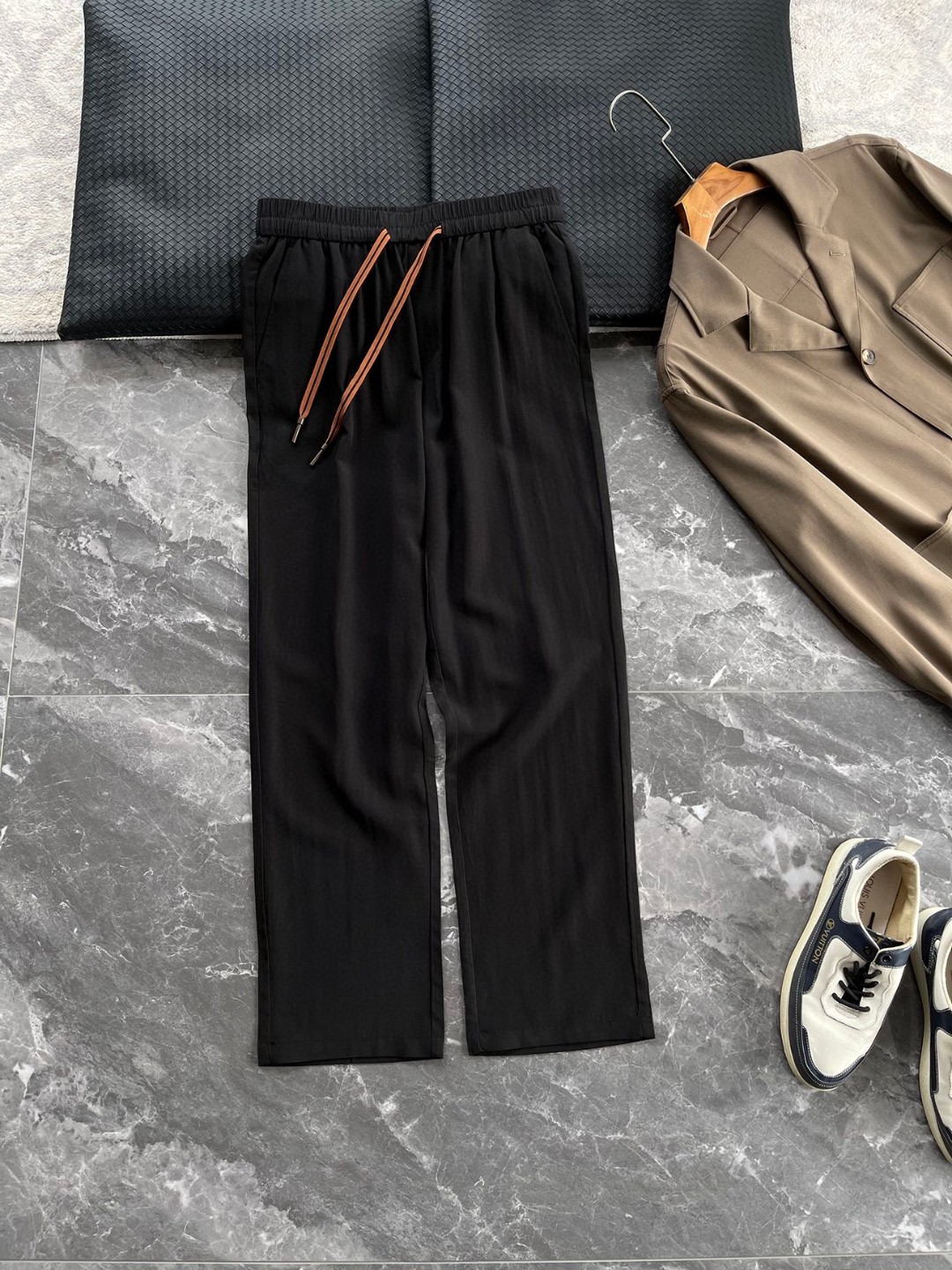 NO:137174,-Make the source fabric supply customer supply TencelTM Tiansi Laiser Ramie authoritative tag authorized rear pocket iconic 232 webbing embellishes thin, comfortable and skin-friendly drawstring elastic waist for men's casual straight trousers produced by trading company, a trustworthy trousers!  The fabric is woven with high-end components of 96.4 lyceler 3.6 ramie. The lyceler fiber has high strength and can still maintain a good shape after multiple washings, and it will last forever. At the same time, its excellent moisture absorption and breathability further improves the comfort of wearing, works synergistically with other fibers to achieve a perfect balance between comfort and quality. It gives trousers excellent clarity, and no matter what scenarios you wear, it can maintain a straight trouser line and not easily deform. Even if you walk for a long time or sit for a long time, it can maintain a neat appearance and show a capable temperament. Its wear resistance is also very good, and can withstand the friction of daily wear and accompany it for a long time. The ramie fiber has a strong moisture absorption ability and can quickly absorb sweat on the surface of the skin and emit it to keep it dry.  The waist is made of drawstring   elastic design, which is not only easy to put on and take off, but also can be freely adjusted according to personal needs, avoiding the restraint of the traditional waistband. The inner part is sewn with three-stitch five-line and edge-covering technology. The most commendable thing is the three-dimensional cutting and collection technique that continues along the direction of the insertion bag. The streamlined lines are completed in one go and ended up in the insertion bag, retaining the smoothness of the overall line and making the layout more three-dimensional.  The casual style is loose and slightly sluggish, cut according to the three-dimensional structure of the human body. The style is unique, giving the body enough space to move freely, allowing you to move freely, with minimalist as the essence. The classic straight-tied cut, the overall lines are smooth and simple, and the waist and hips are built with tailoring to create a perfect sense of space, which is extremely tolerance for the legs. The straight-tied design is classic and versatile, which can modify the lines of the legs and make the legs look straighter and longer. It is not picky about the figure, and can easily control it, showing a confident style. Color black and light gray [Size] M-3XL model number FSYX8714 M size waist 76 hip 104 foot mouth 39 pants length 99 L size waist 80 hip 108 foot mouth 40 pants length 101 XL size waist 84 hip 112 foot mouth 41 pants length 101 XXL size waist 88  hip circumference 116 feet 42 trousers length 103 XXXL size waist 92 hip circumference 120 feet 43 trousers length 103, alexander wang19860909-做到源头面料供应客供TencelTM天丝莱赛尔苎麻权威吊牌授权后口袋标志性232织带点缀轻薄舒适亲肤抽绳松紧腰男士休闲直筒长裤 贸易公司出品,品质值得信赖的一款长裤！面料采用96.4莱赛尔3.6苎麻高端成分织造而成,莱赛尔纤维强度高,多次洗涤后依然能维持良好的版型,长久如新.同时,其出色的吸湿透气性,进一步提升穿着舒适度,与其他纤维协同作用,在舒适与品质之间达成完美平衡.赋予长裤出色的挺括性,无论在何种场景下穿着,都能保持笔直的裤线,不易变形.即使是长时间的行走或久坐,也能维持利落的外观,彰显干练气质.其耐磨性也十分出色,经得起日常穿着的摩擦,长久陪伴.苎麻纤维强大的吸湿能力,能迅速吸收皮肤表面的汗液并散发出去,保持干爽. 腰部采用抽绳 松紧设计,不仅穿脱方便,还能根据个人需求自由调节,避免了传统腰带的束缚感.内里都是三针五线和包边工艺缝制而成的,最值得夸赞的是沿着插袋方向延续的立体裁剪收省工艺手法,精简的线条一气呵成,并结束到插袋,保留了整体线条的流畅感,使版型更加立体. 休闲版型宽松微垮,根据人体立体结构裁剪,版型独特,给身体足够的宽松空间,让你活动自如以极简为精髓的一组款,经典直筒剪裁,整体线条流畅且精简,腰臀部利用剪裁构建出恰到好处的空间感,对腿型包容度极高.直筒版型设计经典百搭,能够修饰腿部线条,让双腿看起来更加笔直修长.它不挑身材,都能轻松驾驭,展现出自信的风采. 颜色黑色、浅灰色【尺码】M-3XL  款号FSYX8714 M码腰围76臀围104 脚口39 裤长99 L码 腰围80臀围108脚口40 裤长101 XL码腰围84臀围112 脚口41裤长101 XXL码 腰围88 臀围116脚口42 裤长103 XXXL码 腰围92臀围120脚口43裤长103,,alexander wang,Men's clothing