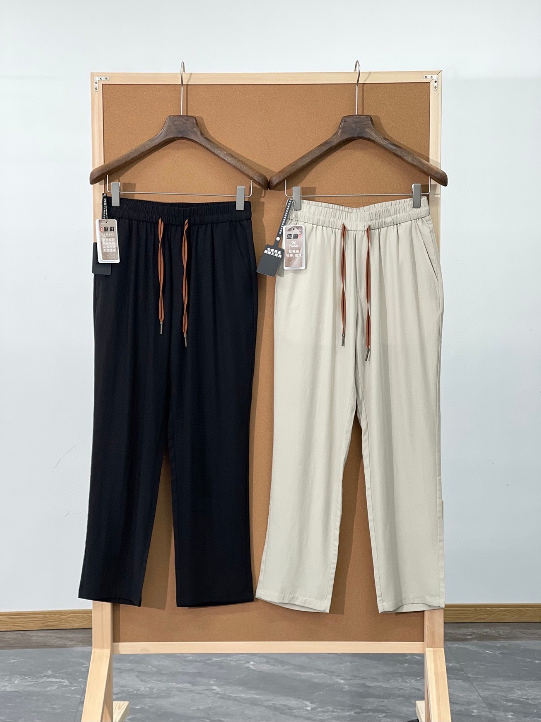 NO:137180,-Make the source fabric supply customer supply TencelTM Tiansi Laiser Ramie authoritative tag authorized rear pocket iconic 232 webbing embellishes thin, comfortable and skin-friendly drawstring elastic waist for men's casual straight trousers produced by trading company, a trustworthy trousers!  The fabric is woven with high-end components of 96.4 lyceler 3.6 ramie. The lyceler fiber has high strength and can still maintain a good shape after multiple washings, and it will last forever. At the same time, its excellent moisture absorption and breathability further improves the comfort of wearing, works synergistically with other fibers to achieve a perfect balance between comfort and quality. It gives trousers excellent clarity, and no matter what scenarios you wear, it can maintain a straight trouser line and not easily deform. Even if you walk for a long time or sit for a long time, it can maintain a neat appearance and show a capable temperament. Its wear resistance is also very good, and can withstand the friction of daily wear and accompany it for a long time. The ramie fiber has a strong moisture absorption ability and can quickly absorb sweat on the surface of the skin and emit it to keep it dry.  The waist is made of drawstring   elastic design, which is not only easy to put on and take off, but also can be freely adjusted according to personal needs, avoiding the restraint of the traditional waistband. The inner part is sewn with three-stitch five-line and edge-covering technology. The most commendable thing is the three-dimensional cutting and collection technique that continues along the direction of the insertion bag. The streamlined lines are completed in one go and ended up in the insertion bag, retaining the smoothness of the overall line and making the layout more three-dimensional.  The casual style is loose and slightly sluggish, cut according to the three-dimensional structure of the human body. The style is unique, giving the body enough space to move freely, allowing you to move freely, with minimalist as the essence. The classic straight-tied cut, the overall lines are smooth and simple, and the waist and hips are built with tailoring to create a perfect sense of space, which is extremely tolerance for the legs. The straight-tied design is classic and versatile, which can modify the lines of the legs and make the legs look straighter and longer. It is not picky about the figure, and can easily control it, showing a confident style. Color black and light gray [Size] M-3XL model number FSYX8714 M size waist 76 hip 104 foot mouth 39 pants length 99 L size waist 80 hip 108 foot mouth 40 pants length 101 XL size waist 84 hip 112 foot mouth 41 pants length 101 XXL size waist 88  hip circumference 116 feet 42 trousers length 103 XXXL size waist 92 hip circumference 120 feet 43 trousers length 103, alexander wang19860909-做到源头面料供应客供TencelTM天丝莱赛尔苎麻权威吊牌授权后口袋标志性232织带点缀轻薄舒适亲肤抽绳松紧腰男士休闲直筒长裤 贸易公司出品,品质值得信赖的一款长裤！面料采用96.4莱赛尔3.6苎麻高端成分织造而成,莱赛尔纤维强度高,多次洗涤后依然能维持良好的版型,长久如新.同时,其出色的吸湿透气性,进一步提升穿着舒适度,与其他纤维协同作用,在舒适与品质之间达成完美平衡.赋予长裤出色的挺括性,无论在何种场景下穿着,都能保持笔直的裤线,不易变形.即使是长时间的行走或久坐,也能维持利落的外观,彰显干练气质.其耐磨性也十分出色,经得起日常穿着的摩擦,长久陪伴.苎麻纤维强大的吸湿能力,能迅速吸收皮肤表面的汗液并散发出去,保持干爽. 腰部采用抽绳 松紧设计,不仅穿脱方便,还能根据个人需求自由调节,避免了传统腰带的束缚感.内里都是三针五线和包边工艺缝制而成的,最值得夸赞的是沿着插袋方向延续的立体裁剪收省工艺手法,精简的线条一气呵成,并结束到插袋,保留了整体线条的流畅感,使版型更加立体. 休闲版型宽松微垮,根据人体立体结构裁剪,版型独特,给身体足够的宽松空间,让你活动自如以极简为精髓的一组款,经典直筒剪裁,整体线条流畅且精简,腰臀部利用剪裁构建出恰到好处的空间感,对腿型包容度极高.直筒版型设计经典百搭,能够修饰腿部线条,让双腿看起来更加笔直修长.它不挑身材,都能轻松驾驭,展现出自信的风采. 颜色黑色、浅灰色【尺码】M-3XL  款号FSYX8714 M码腰围76臀围104 脚口39 裤长99 L码 腰围80臀围108脚口40 裤长101 XL码腰围84臀围112 脚口41裤长101 XXL码 腰围88 臀围116脚口42 裤长103 XXXL码 腰围92臀围120脚口43裤长103,,alexander wang,Men's clothing