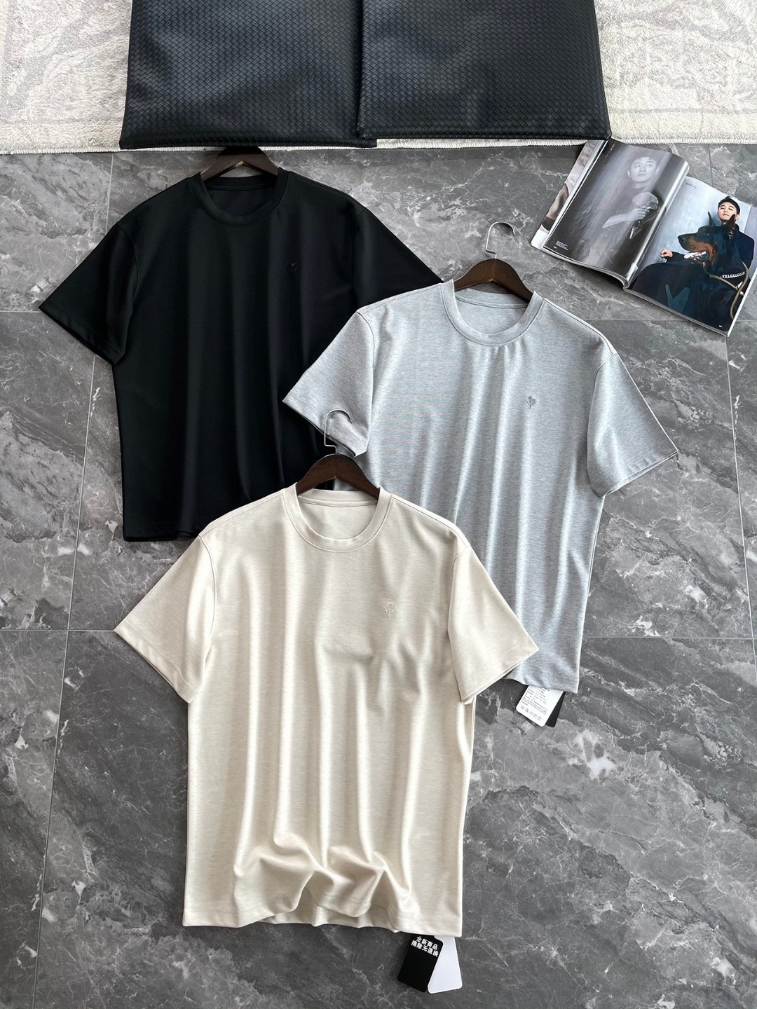 NO:141386,- Elegant temperament, delicate small flower embroidery embellishment for customers, imported acetate fabrics, slightly wide, tailor-made men's round neck short-sleeved T-shirts. The front chest is decorated with classic and high-quality three-dimensional flower embroidery, originated from the source factory, a century-old brand, the overall details are very stylish, very heavy-industrial art, showing extremely high craftsmanship and identity, and the visual is quite luxurious. This T-shirt fully expresses the elegant and gentlemanly temperament!  The classic loose straight-tube style tailoring design has a strong plasticity in the body, showing a sense of fashion and energy. This item continues the popular short-sleeved styling design, imported from Italy, 66.7 polyester fiber 26.9 viscose 2.7 spandex 3.7  Other fibers create this high-end fashionable short-sleeved sleeve, from the domestic first-tier OEM factory, with a far superior feel to ordinary cotton T-shirts on the market. The upper body feels more breathable and comfortable, and is refreshing and not close to the body. It has a soft, smooth and cool, refreshing and not sticky body. It is more comfortable to wear and will not stick to the body. The dry feel gives a better sense of comfort, not sticky at all. The texture is very good. It is fully mixed and weaved to exude a delicate color, not easy to deform and not easy to pill. It is woven with delicate texture and soft skin-friendly. It has extremely high requirements for raw materials. The upper body is light and comfortable, and the feel is smooth and delicate, and the details reflect the sense of quality!  After hundreds of craftsmanship, the surface has become luster and shaped into a sense of gorgeousness and luxury!  The classic flower embroidery on the chest is full of temperament and unique culture. The casual T-shirts that were used to show the high street temperament. The inside is made of exquisite edge wrapping techniques and the lines are fine and neat. The exquisite details reflect the royal aristocratic temperament and enhance the texture of the whole dress. The high-end and elegant style instantly reflect the overall extraordinary style!  !  !  Color black, gray, apricot color 【Size】M-3XL model FSCT8859 M size shoulder width 48cm bust 108cm long 67cm sleeve length 22cm L size shoulder width 50cm bust 112cm long 69cm sleeve length 22.5cm XL size shoulder width 52cm bust 116cm long 71cm sleeve length 23cm XXL size shoulder width 54cm bust 120cm long 73cm sleeve length 23.5cm 3XL size shoulder width 56cm bust 124cm long 74cm sleeve length 24cm, T-shirt,tees,t-shirt,alexander wang19860909-儒雅气质细腻小花朵刺绣点缀客供进口醋酸纤维面料微阔量身定制裁剪男士圆领短袖T恤衫 前幅胸前采用经典又高品质的立体花朵刺绣点缀,源于源头工厂,百年老字号,整体的细节构建逼格十足,非常重工的艺术,彰显了极高的工艺水准和身份,视觉相当奢华,此款T恤将儒雅绅士的气质表现的淋漓尽致！经典宽松直筒的版型剪裁设计,着身可塑性极强,倍显时尚感与精气神儿. 该单品延续了热门短袖造型设计,来自意大利进口客供面料,66.7聚酯纤维26.9 粘纤2.7 氨纶3.7 其他纤维打造出这款高端时尚短袖,来自国内一线大牌代工厂,手感远远优越于市面上普通棉质T恤衫,上身触感更加的透气舒柔,并且清爽不贴身,手感柔软、光滑凉爽、清爽不粘身,穿着起来舒适度更高,不会黏在身上,干爽手感赋予更佳的舒适感,丝毫不黏腻,质感非常的赞,充分混合织造,散发出细腻色泽,不易变形不易起球,以质地细腻柔软亲肤为特点织造而成,对原材料的要求极高,上身轻盈舒适,手感爽滑细腻,细节体现着品质感！经过了上百道工艺,才成就了表面呈现光泽感,塑造出华丽与奢侈感！ 胸前充满气质与特色文化的经典花朵立体绣,撇弃以往常态的休闲T恤,尽显高街气质.内里全部做了精湛的包边工艺,走线细密整齐,这其中精湛的细节更是体现了皇家贵族气质,亦是提升了整件衣服的质感,高端优雅的格调,瞬间就将整体的不凡风格体现出来！！！ 颜色黑色、灰色、杏色【尺码】M-3XL  款号FSCT8859 M码肩宽48cm胸围108cm 衣长67cm袖长22cm L码 肩宽50cm 胸围112cm衣长69cm袖长22.5cm XL码肩宽52cm 胸围116cm衣长71cm袖长23cm XXL码肩宽54cm 胸围120cm衣长73cm 袖长23.5cm 3XL码肩宽56cm 胸围124cm衣长74cm袖长24cm,,T-shirt,tees，t-shirt,alexander wang,Men's clothing