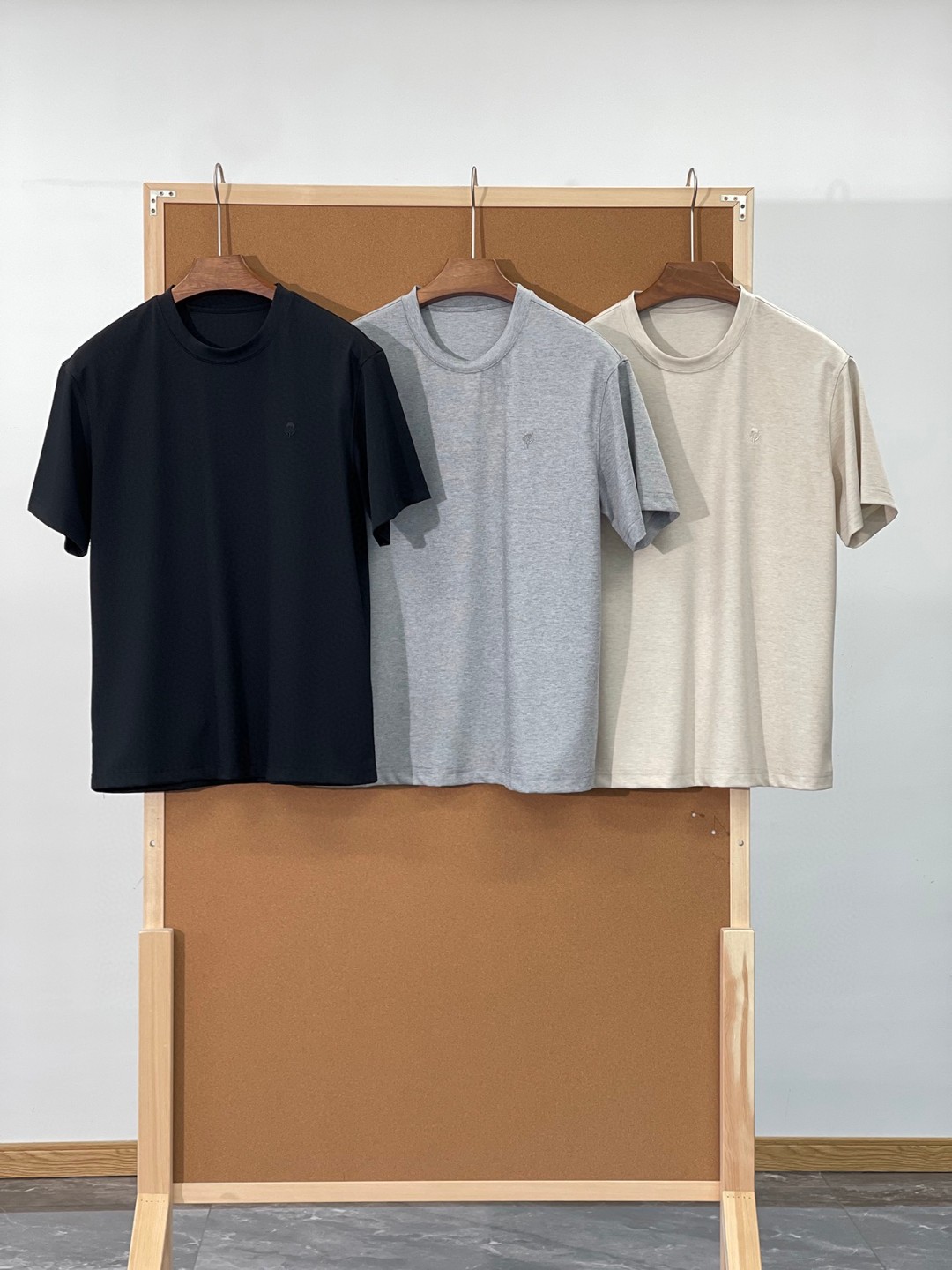 NO:141388,- Elegant temperament, delicate small flower embroidery embellishment for customers, imported acetate fabrics, slightly wide, tailor-made men's round neck short-sleeved T-shirts. The front chest is decorated with classic and high-quality three-dimensional flower embroidery, originated from the source factory, a century-old brand, the overall details are very stylish, very heavy-industrial art, showing extremely high craftsmanship and identity, and the visual is quite luxurious. This T-shirt fully expresses the elegant and gentlemanly temperament!  The classic loose straight-tube style tailoring design has a strong plasticity in the body, showing a sense of fashion and energy. This item continues the popular short-sleeved styling design, imported from Italy, 66.7 polyester fiber 26.9 viscose 2.7 spandex 3.7  Other fibers create this high-end fashionable short-sleeved sleeve, from the domestic first-tier OEM factory, with a far superior feel to ordinary cotton T-shirts on the market. The upper body feels more breathable and comfortable, and is refreshing and not close to the body. It has a soft, smooth and cool, refreshing and not sticky body. It is more comfortable to wear and will not stick to the body. The dry feel gives a better sense of comfort, not sticky at all. The texture is very good. It is fully mixed and weaved to exude a delicate color, not easy to deform and not easy to pill. It is woven with delicate texture and soft skin-friendly. It has extremely high requirements for raw materials. The upper body is light and comfortable, and the feel is smooth and delicate, and the details reflect the sense of quality!  After hundreds of craftsmanship, the surface has become luster and shaped into a sense of gorgeousness and luxury!  The classic flower embroidery on the chest is full of temperament and unique culture. The casual T-shirts that were used to show the high street temperament. The inside is made of exquisite edge wrapping techniques and the lines are fine and neat. The exquisite details reflect the royal aristocratic temperament and enhance the texture of the whole dress. The high-end and elegant style instantly reflect the overall extraordinary style!  !  !  Color black, gray, apricot color 【Size】M-3XL model FSCT8859 M size shoulder width 48cm bust 108cm long 67cm sleeve length 22cm L size shoulder width 50cm bust 112cm long 69cm sleeve length 22.5cm XL size shoulder width 52cm bust 116cm long 71cm sleeve length 23cm XXL size shoulder width 54cm bust 120cm long 73cm sleeve length 23.5cm 3XL size shoulder width 56cm bust 124cm long 74cm sleeve length 24cm, T-shirt,tees,t-shirt,alexander wang19860909-儒雅气质细腻小花朵刺绣点缀客供进口醋酸纤维面料微阔量身定制裁剪男士圆领短袖T恤衫 前幅胸前采用经典又高品质的立体花朵刺绣点缀,源于源头工厂,百年老字号,整体的细节构建逼格十足,非常重工的艺术,彰显了极高的工艺水准和身份,视觉相当奢华,此款T恤将儒雅绅士的气质表现的淋漓尽致！经典宽松直筒的版型剪裁设计,着身可塑性极强,倍显时尚感与精气神儿. 该单品延续了热门短袖造型设计,来自意大利进口客供面料,66.7聚酯纤维26.9 粘纤2.7 氨纶3.7 其他纤维打造出这款高端时尚短袖,来自国内一线大牌代工厂,手感远远优越于市面上普通棉质T恤衫,上身触感更加的透气舒柔,并且清爽不贴身,手感柔软、光滑凉爽、清爽不粘身,穿着起来舒适度更高,不会黏在身上,干爽手感赋予更佳的舒适感,丝毫不黏腻,质感非常的赞,充分混合织造,散发出细腻色泽,不易变形不易起球,以质地细腻柔软亲肤为特点织造而成,对原材料的要求极高,上身轻盈舒适,手感爽滑细腻,细节体现着品质感！经过了上百道工艺,才成就了表面呈现光泽感,塑造出华丽与奢侈感！ 胸前充满气质与特色文化的经典花朵立体绣,撇弃以往常态的休闲T恤,尽显高街气质.内里全部做了精湛的包边工艺,走线细密整齐,这其中精湛的细节更是体现了皇家贵族气质,亦是提升了整件衣服的质感,高端优雅的格调,瞬间就将整体的不凡风格体现出来！！！ 颜色黑色、灰色、杏色【尺码】M-3XL  款号FSCT8859 M码肩宽48cm胸围108cm 衣长67cm袖长22cm L码 肩宽50cm 胸围112cm衣长69cm袖长22.5cm XL码肩宽52cm 胸围116cm衣长71cm袖长23cm XXL码肩宽54cm 胸围120cm衣长73cm 袖长23.5cm 3XL码肩宽56cm 胸围124cm衣长74cm袖长24cm,,T-shirt,tees，t-shirt,alexander wang,Men's clothing