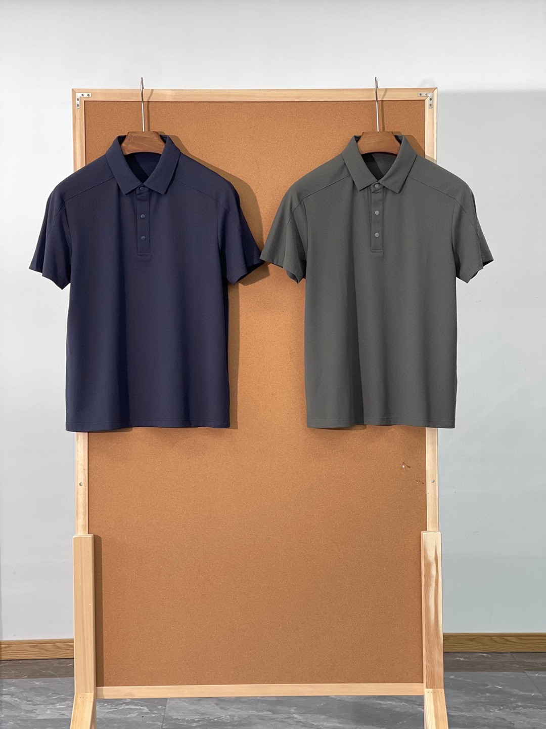 NO:137172,-Spring and Summer Haute Couture Series Structure Master Fabric Light and Honeycomb Texture with Super Breathable Moisture and Wound Men's Lapel Short Sleeve POLO Shirt This POLO Shirt Fabric is imported from 59.2 Polyester 15.5 Spandex 12.8 Cotton 12.5 Made of Modal high-end blended fabric, the new fiber interwoven blend gives the fabric a skin-friendly and delicate touch like a mousse, and has the characteristics of being crisp, not wrinkled, durable to wash, dry and breathable, and not easy to deform. It is a very high-end and advanced T-shirt fabric. The fabric presents the advantages of soft, smooth, dripping, wear-resistant and easy to handle. Coupled with the material of high-end fiber and the unique advantages of skin-friendly, comfortable and breathable, it feels delicate and soft. This fabric not only feels smooth as silk, but also has a more stylish texture and style. It is really excellent, and it can create a soft and comfortable feeling visually. It feels great to feel and feel fleshy when worn. It is fluffy and stylish, giving you a light and comfortable wearing experience without pilling or fading. The workmanship of the POLO shirt is also very good. Each thread has compact and straight and smooth pins, and the thread ends inside are cleanly processed, and there are almost no flaws. With such high-end quality, only Taiwan Yibi Company, which specializes in exporting overseas, can have the ability to make such high-end products. The style is on the top and the body has the best effect! ! With such a versatile and sought-after short-sleeved T-shirt, you deserve it! ! The high-density and high-woven lapels are carefully designed by German machines. They are not comfortable to wear and comfortable and relaxed. The collar edges and cuffs are made of more fine and stylish. The looseness is used to grasp the straight-fitting style, which is not straight and not picky about people. They can be business and casual. The buttons are made of exclusive dyed metal buttons, which are consistent with the color of the body, which is very exquisite and textured. Every move is full of the charm of a mature man, and every day of leisure/business elegant style is controlled! Trading companies have sparse channels and are on sale on the leading official website! The outdoor brand, which has been popular in recent years, has become a global leader in outdoor brands in just over a decade and is loved by many outdoor enthusiasts due to its almost crazy pursuit of new processes and new technologies! Color Navy/Military Green Size M-XXXL Model Number EM 174/140 Top body L M Bust 102 Shoulder width 43.8 Sleeve length 21.5 Sleeve length 66 L Bust 106 Shoulder width 45 Sleeve length 22 Sleeve length 68 XL Bust 110 Shoulder width 46.2 Sleeve length 22.5 Sleeve length 70 XXL Bust 114 Shoulder width 47.4 Sleeve length 23 Sleeve length 72 XXXL Bust 118 Shoulder width 48.6 Sleeve length 23.5 Sleeve length 74,,T-shirt,tees,t-shirt,real silk,alexander wang19860909-春夏高定系列结构大师面料轻薄蜂窝状肌理具有超强透气吸湿排汗男士翻领短袖POLO衫 此款POLO衫面料选用客供进口59.2 聚酯纤维 15.5 氨纶12.8 棉 12.5 莫代尔高端混纺面料打造而成,新型纤维交织混纺,让面料拥有慕斯般的亲肤细腻触感,并且具有挺括不易皱,耐穿洗,干爽透气,不易变形等特性,是一款非常高端先进的T恤面料.面料呈现出柔软滑爽悬垂耐磨易打理的优点,加上高端纤维的材质及亲肤舒适透气特有的优势,手感细腻、绵软.这样的面料不仅手感顺滑如真丝,料子也更为有型彰显质感风格真的是絶佳,在视觉上就能产生一种柔和舒适的感觉.手感和回弹性都很棒,摸起来很有肉感,穿起来蓬松有型,给你轻盈舒适的穿着体验,不起球不掉色. POLO衫的做工也是极其不错的,每一条线都针脚紧凑笔直流畅,内里的线头也是处理的干干净净,几乎看不到任何瑕疵.如此高端的品质,也只有来自专做出口海外的台湾意比公司,才有实力能够做出如此的高级货来.版型正上身效果极佳！！有这么一件百搭抢手的短袖T恤,你值得拥有！！高密高织的翻领,经由德国机器精心设计出来的版型,穿着起来没有舒服感,舒适放松,领边和袖口采用原厂走线工艺更加的细密有型,松度拿捏正好的直身版型,不板正不挑人,可商务可休闲.纽扣选用独家定染的金属扣,与衣身颜色相一致非常的精致有质感,举手投足间都是成熟男人的魅力风范,日常休闲/商务儒雅风格统统拿捏！贸易公司渠道稀出,领先官网发售！近些年热度持续不减的户外品牌,由于其对新工艺和新技术近乎疯狂的追求,在短短十几年时间内,成为全球领导型的户外,受到很多户外爱好者的喜欢！ 颜色藏青/军绿 尺码M-XXXL  款号EM 174/140上身L M码 胸围102 肩宽43.8袖长21.5衣长66 L码 胸围106 肩宽45袖长22 衣长68 XL码 胸围110 肩宽46.2袖长22.5 衣长70 XXL码胸围114 肩宽47.4 袖长23 衣长72 XXXL码 胸围118 肩宽48.6 袖长23.5 衣长74,,T-shirt,tees，t-shirt,real silk,alexander wang,Men's clothing