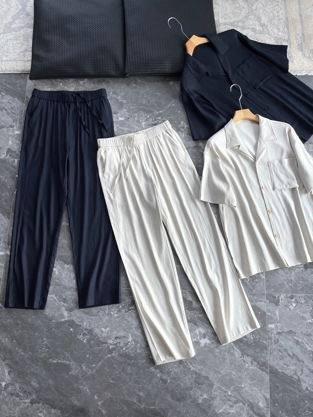 NO:137177,New imported spring and summer products, rain dew linen, comfortable, breathable, moisture-absorbing, sweat-resistant, elastic waist, slightly wide, three-dimensional cut men's business casual straight trousers, you can feel its sincerity through the fabric! Selected imported Normandy 53.1 linen 44.4 viscose fiber 2.5 spandex, made of worsted thin linen blended fabric, super fine linen fabric   imported weaving technology, bringing you the best wearing experience to the greatest extent, breathable and skin-friendly, soft and delicate, close-fitting and light, breathable, refreshing and comfortable, without any stuffy or greasy feeling, bringing the most comfortable and skin-friendly wearing experience! The style is three-dimensional and exquisite, and it is not easy to wrinkle. The upper body is comfortable but soft, and it is skin-friendly and delicate. It has a strong performance of breathable and moisture absorption during exercise. It is very comfortable to wear close to the body, without any discomfort! The advantages of the whole pants are clear at a glance, with an extremely light and breathable touch, environmentally friendly and healthy function to inhibit bacteria, keep it dry for a long time, and you won’t feel tired even in the hot weather, allowing you to feel the ultimate enjoyment you have never experienced. The comfort level is simply a peak state that other pants cannot reach! The inner part is sewn with three stitches and edge wrapping techniques. The production is sewn with a special machine. The ready-made garments have been professionally ironed and shaped, and the whole garment is very flat and beautiful! The basic and conventional straight-leg suit pants are ergonomic in style, and the fit is perfect, and it can also modify the leg shape very well. It is very high-end in everyday combination! The wiring between each piece of fabric is neat and clean, which sets off the overall temperament more advanced and aura! There is no need to say much about the elegance of casual fashion. As long as you choose, you will never regret it! Simple and capable style, exquisite and excellent quality men's clothing, the design points and comfort of each model can be balanced, simple and generous, versatile and capable, and those who are familiar with his brand know that the quality is invincible! Color Navy Blue, Rain Dew Color [Size] M-XXXL Model Number FSJC8760-1 M Size Waist 74 Hip 106 Foot Port 41.2 Pants L Size 103 L Size Waist 78 Hip 110 Foot Port 42 Pants Length 105 XL Size Waist 82 Hip 114 Foot Port 42.8 Pants Length 105 XXL Size Waist 86 Hip 118 Foot Port 43.6 Pants Length 107 XXXL Size Waist 90 Hip 122 Foot Port 44.4 Pants Length 107, business suit, alexander wang19860909春夏新品进口雨露亚麻舒适透气吸湿排汗松紧腰头微阔立体裁剪男士商务休闲直筒长裤 通过面料就能感受到它的诚意！甄选进口諾曼底53.1亚麻44.4粘纤2.5氨纶,精纺轻薄亚麻混纺面料制成,超精细亚麻面料 进口机织工艺,最大程度的给你带来最好的穿着体验,透气亲肤柔软细腻,贴身轻薄透气、清爽自在,无任何闷热与腻身感,带来最具舒适亲肤的穿着体验！版型立体精致不易起皱,上身舒适却不失柔软度,亲肤细腻,在运动时起到透气吸湿的强悍性能,贴身穿着都非常舒适,毫无不适感可言！整件裤子的优点方面一目了然,拥有着极致轻盈透气的触感,环保健康拥有抑制细菌的功能性,长久保持干爽,即便是再热的天气都不会觉得腻身,让你感受到不曾体验过的极致享受,舒适度简直是达到了其它裤装无法触及的巅峰状态！内里都是三针五线和包边工艺缝制而成的,生产采用专机缝制,成衣经过专业整烫,定型,整件衣服非常平整美观！ 基础常规的直筒西装裤版型,通过人体工程学进行排版剪裁,着身贴合程度非常完美,同时还可以很好的修饰腿型,日常所以搭配都高级感满满！每块面料之间的走线都是工整干净,衬托的整体气质更高级更有气场！休闲时装的优雅感,真的无需多言,只要你选择,那便绝对不会后悔！简洁干练的风格,精致卓越的品质男装,每款的设计点跟舒适度都能做到平衡,简洁大方,百搭又干练,熟悉他家品牌的都知道,品质感堪称无敌！ 颜色藏青色、雨露色【尺码】M-XXXL  款号FSJC8760-1 M码腰围74臀围106脚口41.2裤长103 L码 腰围78臀围110脚口42 裤长105 XL码腰围82臀围114 脚口42.8裤长105 XXL码 腰围86 臀围118脚口43.6裤长107 XXXL码 腰围90臀围122脚口44.4裤长107,,business suit,alexander wang,Men's clothing