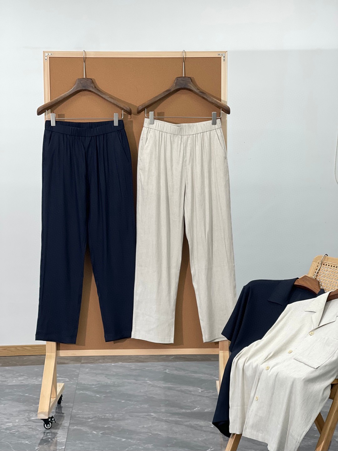 NO:137179,- New imported rain dew linen comfortable, breathable, moisture-absorbent, sweat-resistant and elastic waist slightly wide, three-dimensional cut men's business casual straight trousers can feel its sincerity through the fabric! Selected imported Normandy 53.1 linen 44.4 viscose fiber 2.5 spandex, made of worsted thin linen blended fabric, super fine linen fabric   imported weaving technology, bringing you the best wearing experience to the greatest extent, breathable and skin-friendly, soft and delicate, close-fitting and light, breathable, refreshing and comfortable, without any stuffy or greasy feeling, bringing the most comfortable and skin-friendly wearing experience! The style is three-dimensional and exquisite, and it is not easy to wrinkle. The upper body is comfortable but soft, and it is skin-friendly and delicate. It has a strong performance of breathable and moisture absorption during exercise. It is very comfortable to wear close to the body, without any discomfort! The advantages of the whole pants are clear at a glance, with an extremely light and breathable touch, environmentally friendly and healthy function to inhibit bacteria, keep it dry for a long time, and you won’t feel tired even in the hot weather, allowing you to feel the ultimate enjoyment you have never experienced. The comfort level is simply a peak state that other pants cannot reach! The inner part is sewn with three stitches and edge wrapping techniques. The production is sewn with a special machine. The ready-made garments have been professionally ironed and shaped, and the whole garment is very flat and beautiful! The basic and conventional straight-leg suit pants are ergonomic in style, and the fit is perfect, and it can also modify the leg shape very well. It is very high-end in everyday combination! The wiring between each piece of fabric is neat and clean, which sets off the overall temperament more advanced and aura! There is no need to say much about the elegance of casual fashion. As long as you choose, you will never regret it! Simple and capable style, exquisite and excellent quality men's clothing, the design points and comfort of each model can be balanced, simple and generous, versatile and capable, and those who are familiar with his brand know that the quality is invincible! Color Navy Blue, Rain Dew Color [Size] M-XXXL Model Number FSJC8760-1 M Size Waist 74 Hip 106 Foot Port 41.2 Pants L Size 103 L Size Waist 78 Hip 110 Foot Port 42 Pants Length 105 XL Size Waist 82 Hip 114 Foot Port 42.8 Pants Length 105 XXL Size Waist 86 Hip 118 Foot Port 43.6 Pants Length 107 XXXL Size Waist 90 Hip 122 Foot Port 44.4 Pants Length 107, business suit, alexander wang19860909-春夏新品进口雨露亚麻舒适透气吸湿排汗松紧腰头微阔立体裁剪男士商务休闲直筒长裤 通过面料就能感受到它的诚意！甄选进口諾曼底53.1亚麻44.4粘纤2.5氨纶,精纺轻薄亚麻混纺面料制成,超精细亚麻面料 进口机织工艺,最大程度的给你带来最好的穿着体验,透气亲肤柔软细腻,贴身轻薄透气、清爽自在,无任何闷热与腻身感,带来最具舒适亲肤的穿着体验！版型立体精致不易起皱,上身舒适却不失柔软度,亲肤细腻,在运动时起到透气吸湿的强悍性能,贴身穿着都非常舒适,毫无不适感可言！整件裤子的优点方面一目了然,拥有着极致轻盈透气的触感,环保健康拥有抑制细菌的功能性,长久保持干爽,即便是再热的天气都不会觉得腻身,让你感受到不曾体验过的极致享受,舒适度简直是达到了其它裤装无法触及的巅峰状态！内里都是三针五线和包边工艺缝制而成的,生产采用专机缝制,成衣经过专业整烫,定型,整件衣服非常平整美观！ 基础常规的直筒西装裤版型,通过人体工程学进行排版剪裁,着身贴合程度非常完美,同时还可以很好的修饰腿型,日常所以搭配都高级感满满！每块面料之间的走线都是工整干净,衬托的整体气质更高级更有气场！休闲时装的优雅感,真的无需多言,只要你选择,那便绝对不会后悔！简洁干练的风格,精致卓越的品质男装,每款的设计点跟舒适度都能做到平衡,简洁大方,百搭又干练,熟悉他家品牌的都知道,品质感堪称无敌！ 颜色藏青色、雨露色【尺码】M-XXXL  款号FSJC8760-1 M码腰围74臀围106脚口41.2裤长103 L码 腰围78臀围110脚口42 裤长105 XL码腰围82臀围114 脚口42.8裤长105 XXL码 腰围86 臀围118脚口43.6裤长107 XXXL码 腰围90臀围122脚口44.4裤长107,,business suit,alexander wang,Men's clothing