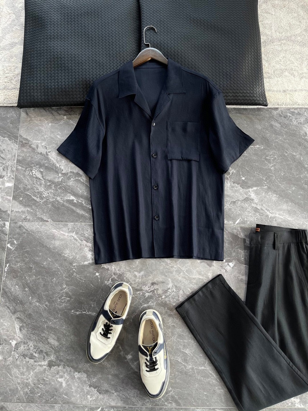 NO:137164,- The slack feeling is full of spring and summer new imported rain dew linen heavyweight fabric for men's high-end ready-to-wear business casual and versatile lapel short-sleeved shirts. Trading company channels are rare, focusing on the choice of quality fabrics, with a full sense of fashion and aura on the upper body! ! You can feel its sincerity through the fabric! Selected imported Normandy 53.1 linen 44.4 viscose fiber 2.5 spandex, made of worsted thin linen blended fabric, super fine linen fabric   imported weaving technology, bringing you the best wearing experience to the greatest extent, breathable and skin-friendly, soft and delicate, close-fitting and light, breathable, refreshing and comfortable, without any stuffy or greasy feeling, bringing the most comfortable and skin-friendly wearing experience! The style is three-dimensional and exquisite, and it is not easy to wrinkle. The upper body is comfortable but soft, and it is skin-friendly and delicate. It has a strong performance of breathable and moisture absorption during exercise. It is very comfortable to wear close to the body, without any discomfort! The advantages of the entire shirt are clear at a glance, with an extremely light and breathable touch, environmentally friendly and healthy functions to inhibit bacteria, keep them dry for a long time, and you won’t feel tired even in the hot weather, allowing you to feel the ultimate enjoyment you have never experienced. The comfort level is simply a peak state that other shirts cannot reach! The inner part is sewn with three stitches and edge wrapping techniques. The production is sewn with a special machine. The ready-made garments have been professionally ironed and shaped, and the whole garment is very flat and beautiful! After hundreds of years of precipitation and baptism, the shirt design process is constantly improving, making it more refined, comfortable and versatile! It has a particular style, looseness and superior breathability and moisture absorption, giving you the most ultimate and most comfortable and enjoyable wearing experience! The style is simple and clean, and even without any logo, it can reflect its extraordinary identity! Designers can always perfectly display the unique charm of the brand in trivial details! The classic and casual lapel shirt style is slightly adjusted as the blueprint, and the collar, hem and other parts are pressed with hot glue technology, which reduces the problems of thread heads and has a clean and refreshing visual effect, which is simply killing two birds with one stone! ! ! This time, it also novelly decorated with high-quality buttons in the same color, revealing luxury in a low-key manner, showing noble and elegant temperament when you raise your eyes, and the upper body effect is excellent, meeting all your needs for modern fashion! Styling at will and excel at will! ! Color Navy Blue, Rain Dew Color [Size] M-XXXL Model Number FSJC8760 M Bust 113 Shoulder width 50.8 Sleeve length 23.5 Sleeve length 69 L Bust 117 Shoulder width 52 Sleeve length 24 Sleeve length 70 XL Bust 121 Shoulder width 53.2 Sleeve length 24 Sleeve length 72 XXL Bust 125 Shoulder width 54.4 Sleeve length 25 Sleeve length 74 XXXL Bust 129 Shoulder width 55.6 Sleeve length 25.5 Sleeve length 75.5,,shirts,T-shirt,alexander wang19860909-松弛感拉满春夏新品进口雨露亚麻重磅级面料男士高端成衣商务休闲百搭翻领短袖衬衫 贸易公司渠道稀出,专注品质面料的选择,上身时装感与气场十足！！ 通过面料就能感受到它的诚意！甄选进口諾曼底53.1亚麻44.4粘纤2.5氨纶,精纺轻薄亚麻混纺面料制成,超精细亚麻面料 进口机织工艺,最大程度的给你带来最好的穿着体验,透气亲肤柔软细腻,贴身轻薄透气、清爽自在,无任何闷热与腻身感,带来最具舒适亲肤的穿着体验！版型立体精致不易起皱,上身舒适却不失柔软度,亲肤细腻,在运动时起到透气吸湿的强悍性能,贴身穿着都非常舒适,毫无不适感可言！整件衬衫的优点方面一目了然,拥有着极致轻盈透气的触感,环保健康拥有抑制细菌的功能性,长久保持干爽,即便是再热的天气都不会觉得腻身,让你感受到不曾体验过的极致享受,舒适度简直是达到了其它衬衫无法触及的巅峰状态！内里都是三针五线和包边工艺缝制而成的,生产采用专机缝制,成衣经过专业整烫,定型,整件衣服非常平整美观！ 经过上百年历史的沉淀洗礼,在衬衣设计工艺方面也在不断的精益求精,使其变得更精致舒适更百搭！有讲究的版型,合体有松度以及优越的透气吸湿性,给你最极致、最具舒适享受的着身体验！风格简洁干净,即便是无任何Logo傍身也能体现出它的不凡身份！设计师总是能够在微不足道的细节处,将品牌独有的魅力完美展现！经典休闲的翻领衬衫版型为蓝图稍作调整,再以热压胶工艺将领子、下摆等多处进行压边处理,即减少了线头等问题,又在视觉上起到了干净清爽的效果,简直是一举两得！！！这次还很新颖的用了同色系高品质纽扣点缀装饰,低调中透露着奢华,举目之处尽显高贵典雅气质,上身效果绝佳,满足你对摩登时尚的一切需求！随意凹造型,随意出彩！！ 颜色藏青色、雨露色【尺码】M-XXXL  款号FSJC8760 M码 胸围113 肩宽50.8袖长23.5衣长69 L码 胸围117 肩宽52袖长24 衣长70 XL码 胸围121 肩宽53.2袖长24.5 衣长72 XXL码胸围125 肩宽54.4 袖长25 衣长74 XXXL码 胸围129 肩宽55.6 袖长25.5 衣长75.5,,shirts,T-shirt,alexander wang,Men's clothing