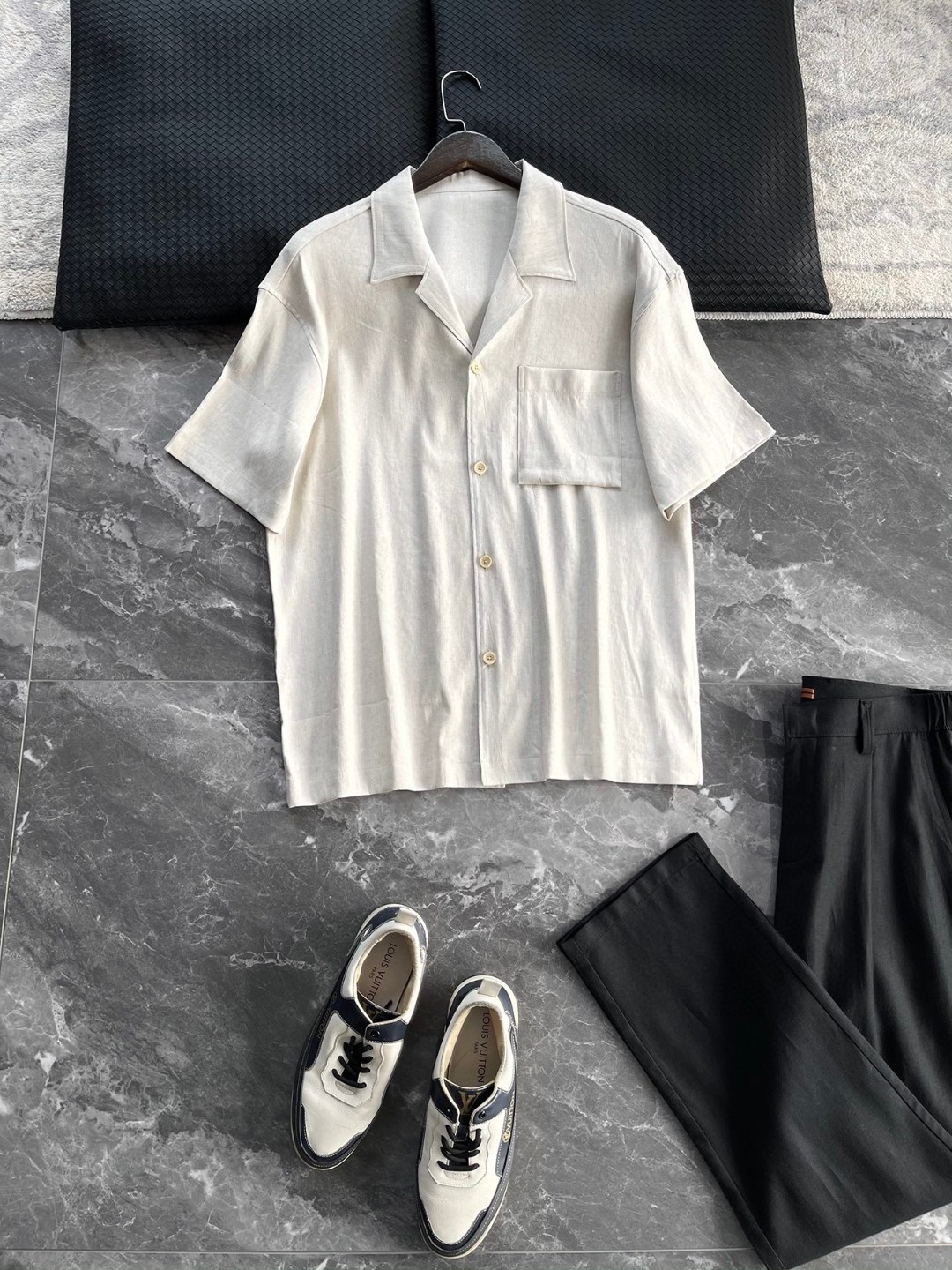 NO:137166,The slack feeling fills the spring and summer new imported rain dew linen heavyweight fabric for men's high-end ready-to-wear business casual and versatile lapel short-sleeved shirts. Trading company channels are rare, focusing on the choice of quality fabrics, with a full sense of fashion and aura on the upper body! ! You can feel its sincerity through the fabric! Selected imported Normandy 53.1 linen 44.4 viscose fiber 2.5 spandex, made of worsted thin linen blended fabric, super fine linen fabric   imported weaving technology, bringing you the best wearing experience to the greatest extent, breathable and skin-friendly, soft and delicate, close-fitting and light, breathable, refreshing and comfortable, without any stuffy or greasy feeling, bringing the most comfortable and skin-friendly wearing experience! The style is three-dimensional and exquisite, and it is not easy to wrinkle. The upper body is comfortable but soft, and it is skin-friendly and delicate. It has a strong performance of breathable and moisture absorption during exercise. It is very comfortable to wear close to the body, without any discomfort! The advantages of the entire shirt are clear at a glance, with an extremely light and breathable touch, environmentally friendly and healthy functions to inhibit bacteria, keep them dry for a long time, and you won’t feel tired even in the hot weather, allowing you to feel the ultimate enjoyment you have never experienced. The comfort level is simply a peak state that other shirts cannot reach! The inner part is sewn with three stitches and edge wrapping techniques. The production is sewn with a special machine. The ready-made garments have been professionally ironed and shaped, and the whole garment is very flat and beautiful! After hundreds of years of precipitation and baptism, the shirt design process is constantly improving, making it more refined, comfortable and versatile! It has a particular style, looseness and superior breathability and moisture absorption, giving you the most ultimate and most comfortable and enjoyable wearing experience! The style is simple and clean, and even without any logo, it can reflect its extraordinary identity! Designers can always perfectly display the unique charm of the brand in trivial details! The classic and casual lapel shirt style is slightly adjusted as the blueprint, and the collar, hem and other parts are pressed with hot glue technology, which reduces the problems of thread heads and has a clean and refreshing visual effect, which is simply killing two birds with one stone! ! ! This time, it also novelly decorated with high-quality buttons in the same color, revealing luxury in a low-key manner, showing noble and elegant temperament when you raise your eyes, and the upper body effect is excellent, meeting all your needs for modern fashion! Styling at will and excel at will! ! Color Navy Blue, Rain Dew Color [Size] M-XXXL Model Number FSJC8760 M Bust 113 Shoulder width 50.8 Sleeve length 23.5 Sleeve length 69 L Bust 117 Shoulder width 52 Sleeve length 24 Sleeve length 70 XL Bust 121 Shoulder width 53.2 Sleeve length 24 Sleeve length 72 XXL Bust 125 Shoulder width 54.4 Sleeve length 25 Sleeve length 74 XXXL Bust 129 Shoulder width 55.6 Sleeve length 25.5 Sleeve length 75.5,,shirts,T-shirt,alexander wang19860909松弛感拉满春夏新品进口雨露亚麻重磅级面料男士高端成衣商务休闲百搭翻领短袖衬衫 贸易公司渠道稀出,专注品质面料的选择,上身时装感与气场十足！！ 通过面料就能感受到它的诚意！甄选进口諾曼底53.1亚麻44.4粘纤2.5氨纶,精纺轻薄亚麻混纺面料制成,超精细亚麻面料 进口机织工艺,最大程度的给你带来最好的穿着体验,透气亲肤柔软细腻,贴身轻薄透气、清爽自在,无任何闷热与腻身感,带来最具舒适亲肤的穿着体验！版型立体精致不易起皱,上身舒适却不失柔软度,亲肤细腻,在运动时起到透气吸湿的强悍性能,贴身穿着都非常舒适,毫无不适感可言！整件衬衫的优点方面一目了然,拥有着极致轻盈透气的触感,环保健康拥有抑制细菌的功能性,长久保持干爽,即便是再热的天气都不会觉得腻身,让你感受到不曾体验过的极致享受,舒适度简直是达到了其它衬衫无法触及的巅峰状态！内里都是三针五线和包边工艺缝制而成的,生产采用专机缝制,成衣经过专业整烫,定型,整件衣服非常平整美观！ 经过上百年历史的沉淀洗礼,在衬衣设计工艺方面也在不断的精益求精,使其变得更精致舒适更百搭！有讲究的版型,合体有松度以及优越的透气吸湿性,给你最极致、最具舒适享受的着身体验！风格简洁干净,即便是无任何Logo傍身也能体现出它的不凡身份！设计师总是能够在微不足道的细节处,将品牌独有的魅力完美展现！经典休闲的翻领衬衫版型为蓝图稍作调整,再以热压胶工艺将领子、下摆等多处进行压边处理,即减少了线头等问题,又在视觉上起到了干净清爽的效果,简直是一举两得！！！这次还很新颖的用了同色系高品质纽扣点缀装饰,低调中透露着奢华,举目之处尽显高贵典雅气质,上身效果绝佳,满足你对摩登时尚的一切需求！随意凹造型,随意出彩！！ 颜色藏青色、雨露色【尺码】M-XXXL  款号FSJC8760 M码 胸围113 肩宽50.8袖长23.5衣长69 L码 胸围117 肩宽52袖长24 衣长70 XL码 胸围121 肩宽53.2袖长24.5 衣长72 XXL码胸围125 肩宽54.4 袖长25 衣长74 XXXL码 胸围129 肩宽55.6 袖长25.5 衣长75.5,,shirts,T-shirt,alexander wang,Men's clothing