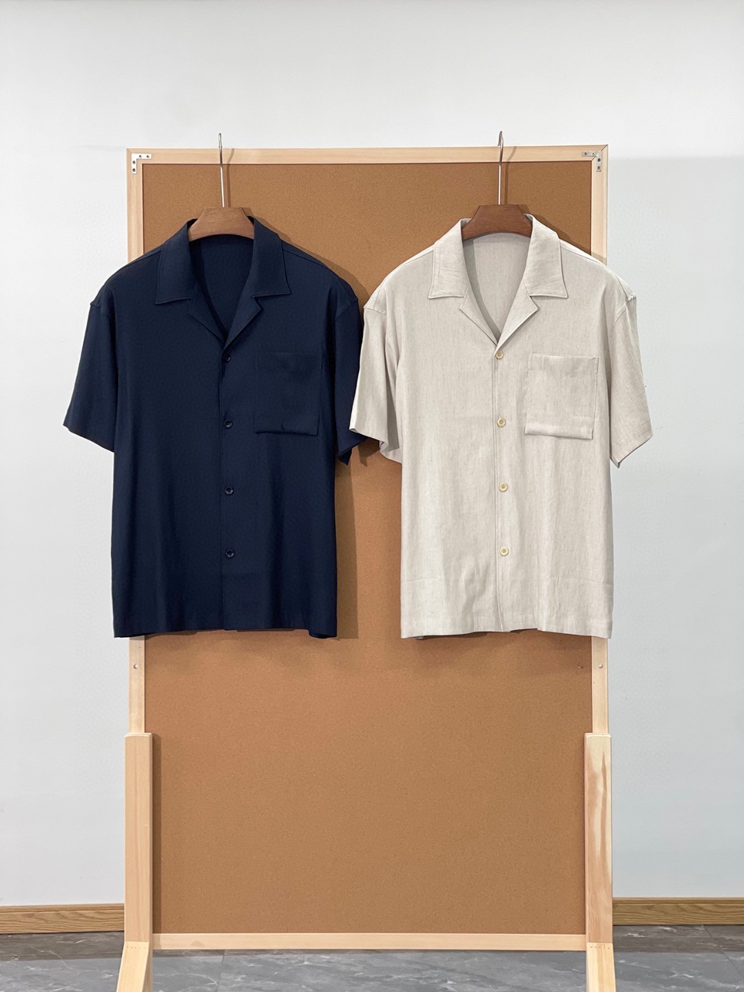 NO:137168,- The slack feeling is full of spring and summer new imported rain dew linen heavyweight fabric for men's high-end ready-to-wear business casual and versatile lapel short-sleeved shirts. Trading company channels are rare, focusing on the choice of quality fabrics, with a full sense of fashion and aura on the upper body! ! You can feel its sincerity through the fabric! Selected imported Normandy 53.1 linen 44.4 viscose fiber 2.5 spandex, made of worsted thin linen blended fabric, super fine linen fabric   imported weaving technology, bringing you the best wearing experience to the greatest extent, breathable and skin-friendly, soft and delicate, close-fitting and light, breathable, refreshing and comfortable, without any stuffy or greasy feeling, bringing the most comfortable and skin-friendly wearing experience! The style is three-dimensional and exquisite, and it is not easy to wrinkle. The upper body is comfortable but soft, and it is skin-friendly and delicate. It has a strong performance of breathable and moisture absorption during exercise. It is very comfortable to wear close to the body, without any discomfort! The advantages of the entire shirt are clear at a glance, with an extremely light and breathable touch, environmentally friendly and healthy functions to inhibit bacteria, keep them dry for a long time, and you won’t feel tired even in the hot weather, allowing you to feel the ultimate enjoyment you have never experienced. The comfort level is simply a peak state that other shirts cannot reach! The inner part is sewn with three stitches and edge wrapping techniques. The production is sewn with a special machine. The ready-made garments have been professionally ironed and shaped, and the whole garment is very flat and beautiful! After hundreds of years of precipitation and baptism, the shirt design process is constantly improving, making it more refined, comfortable and versatile! It has a particular style, looseness and superior breathability and moisture absorption, giving you the most ultimate and most comfortable and enjoyable wearing experience! The style is simple and clean, and even without any logo, it can reflect its extraordinary identity! Designers can always perfectly display the unique charm of the brand in trivial details! The classic and casual lapel shirt style is slightly adjusted as the blueprint, and the collar, hem and other parts are pressed with hot glue technology, which reduces the problems of thread heads and has a clean and refreshing visual effect, which is simply killing two birds with one stone! ! ! This time, it also novelly decorated with high-quality buttons in the same color, revealing luxury in a low-key manner, showing noble and elegant temperament when you raise your eyes, and the upper body effect is excellent, meeting all your needs for modern fashion! Styling at will and excel at will! ! Color Navy Blue, Rain Dew Color [Size] M-XXXL Model Number FSJC8760 M Bust 113 Shoulder width 50.8 Sleeve length 23.5 Sleeve length 69 L Bust 117 Shoulder width 52 Sleeve length 24 Sleeve length 70 XL Bust 121 Shoulder width 53.2 Sleeve length 24 Sleeve length 72 XXL Bust 125 Shoulder width 54.4 Sleeve length 25 Sleeve length 74 XXXL Bust 129 Shoulder width 55.6 Sleeve length 25.5 Sleeve length 75.5,,shirts,T-shirt,alexander wang19860909-松弛感拉满春夏新品进口雨露亚麻重磅级面料男士高端成衣商务休闲百搭翻领短袖衬衫 贸易公司渠道稀出,专注品质面料的选择,上身时装感与气场十足！！ 通过面料就能感受到它的诚意！甄选进口諾曼底53.1亚麻44.4粘纤2.5氨纶,精纺轻薄亚麻混纺面料制成,超精细亚麻面料 进口机织工艺,最大程度的给你带来最好的穿着体验,透气亲肤柔软细腻,贴身轻薄透气、清爽自在,无任何闷热与腻身感,带来最具舒适亲肤的穿着体验！版型立体精致不易起皱,上身舒适却不失柔软度,亲肤细腻,在运动时起到透气吸湿的强悍性能,贴身穿着都非常舒适,毫无不适感可言！整件衬衫的优点方面一目了然,拥有着极致轻盈透气的触感,环保健康拥有抑制细菌的功能性,长久保持干爽,即便是再热的天气都不会觉得腻身,让你感受到不曾体验过的极致享受,舒适度简直是达到了其它衬衫无法触及的巅峰状态！内里都是三针五线和包边工艺缝制而成的,生产采用专机缝制,成衣经过专业整烫,定型,整件衣服非常平整美观！ 经过上百年历史的沉淀洗礼,在衬衣设计工艺方面也在不断的精益求精,使其变得更精致舒适更百搭！有讲究的版型,合体有松度以及优越的透气吸湿性,给你最极致、最具舒适享受的着身体验！风格简洁干净,即便是无任何Logo傍身也能体现出它的不凡身份！设计师总是能够在微不足道的细节处,将品牌独有的魅力完美展现！经典休闲的翻领衬衫版型为蓝图稍作调整,再以热压胶工艺将领子、下摆等多处进行压边处理,即减少了线头等问题,又在视觉上起到了干净清爽的效果,简直是一举两得！！！这次还很新颖的用了同色系高品质纽扣点缀装饰,低调中透露着奢华,举目之处尽显高贵典雅气质,上身效果绝佳,满足你对摩登时尚的一切需求！随意凹造型,随意出彩！！ 颜色藏青色、雨露色【尺码】M-XXXL  款号FSJC8760 M码 胸围113 肩宽50.8袖长23.5衣长69 L码 胸围117 肩宽52袖长24 衣长70 XL码 胸围121 肩宽53.2袖长24.5 衣长72 XXL码胸围125 肩宽54.4 袖长25 衣长74 XXXL码 胸围129 肩宽55.6 袖长25.5 衣长75.5,,shirts,T-shirt,alexander wang,Men's clothing