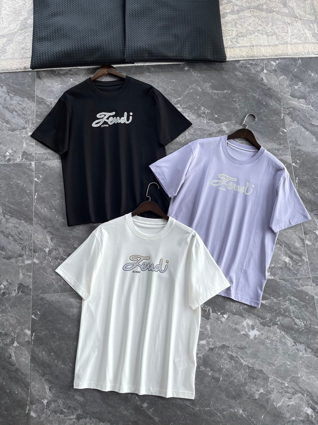 NO:160881,- Summer SS fashion trendy people must have letter printing bead crafts for men. Whether it is the design or concept, it is difficult to meet the same level, and it is trendy and avant-garde and sustainable. The front letter printing bead tech of this round neck T-shirt makes the traditional print lively and vivid on paper, making it more three-dimensional and textured. This T-shirt is made of a fine blend of imported 78 cotton 22 polyester fiber ingredients. It is made of a golden ratio component. It feels silky and soft and elastic. It is as cool and smooth as a natural air conditioner when worn, and it feels as silk as a touch. It is a summer heat-relieving tool. It will not deform when washing or wearing it!  The rib on the collar is made of jacquard knitting technology to make it difficult to deform and wear-resistant for a long time. The fashionable letters on the chest are decorated with beads, and the logo is no longer a bit more obvious. It uses three-dimensional bright color and high-temperature setting technology to present a good visual effect and brings the wearer a unique elegant charm and temperament!  The style is simple and elegant, and the classic straight-tube style can fit the shape of the people to a greater extent. The upper body has excellent effect and can exude its own proud aura from the inside out. The basic regular straight-tube round neck style cut is that the upper body is slim and does not look bloated, and the upper body has excellent effect. A new T-shirt specially designed for summer is not an exaggeration!  Color black, beige, purple 【Size】M-3XL Model ZE48521 M Size Shoulder Width 46.8cm Bust 98cm Long 67cm Sleeve L Size Shoulder Width 48cm Bust 102cm Long 69cm Sleeve L Sleeve Length 20cm XL Sleeve Length 49.2cm Bust 106cm Long 71cm Sleeve Length 20.5cm XXL Sleeve Length 50.4cm Bust 110cm Long 73cm Sleeve Length 21cm 3XL Sleeve Length 51.6cm Bust 114cm Long 74cm Sleeve Length 21.5cm, T-shirt,tees,t-shirt,real silk,gold,alexander wang19860909-夏季SS时尚潮人必备字母印花钉珠工艺男士休闲圆领短袖T恤衫 不管是设计还是理念都是同级别难以企及的,潮流前卫与尚可持续.此款圆领T恤的前幅字母印花钉珠技术,让传统的印花活灵活现跃然纸上,更加立体突出有质感. 此款T恤衫选用客供进口78棉22聚酯纤维成分精织混纺而成的面料,通过黄金比例的成分打造出来,手感丝滑柔软富有弹力,穿上有如天然空调般凉爽丝滑,贴身穿如真丝般触感,夏季消暑神器,怎么洗怎么穿都不变形！ 领部罗纹采用提花针织工艺打造不易变形久穿耐磨.胸前时尚字母钉珠装饰,标识已然不用多说就明了其奢华高阶的身份了,采用立体亮色高温定型技术,呈现了很好的视觉效果,更是给穿着者带来了与众不同的高雅魅力气质！款式设计简单大方,经典的直筒版型打造,能更大程度的契合人群的体型,上身效果极佳,能自内而外的散发出独属自己的傲人气场.基础常规的直筒圆领版型剪裁,上身合体修身不显臃肿,上身效果极佳,专为夏季打造的新品T恤,每色一件都不算过分！ 颜色黑色、米白、紫色【尺码】M-3XL  款号ZE48521 M码肩宽46.8cm胸围98cm 衣长67cm袖长19.5cm L码 肩宽48cm胸围102cm衣长69cm袖长20cm XL码肩宽49.2cm 胸围106cm衣长71cm袖长20.5cm XXL码肩宽50.4cm 胸围110cm衣长73cm 袖长21cm 3XL码肩宽51.6cm 胸围114cm衣长74cm袖长21.5cm,,T-shirt,tees，t-shirt,real silk,gold,alexander wang,Men's clothing