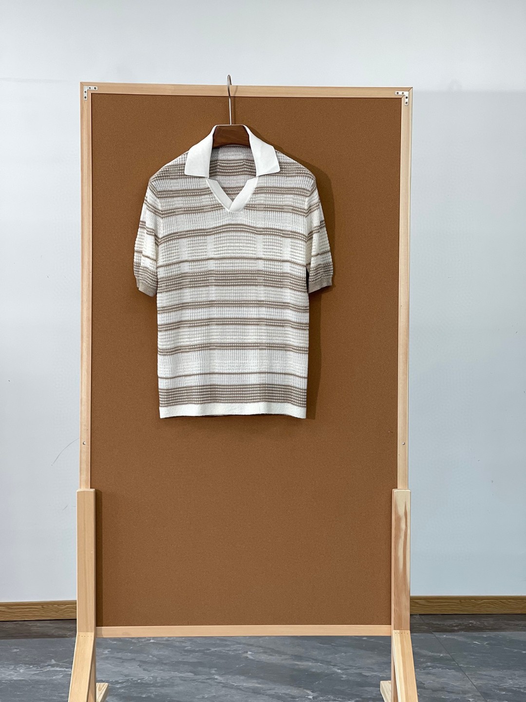 NO:141408,-Spring and summer SS Lao Qian knitted four-color gradient stripe top luxury Tiansi Laiser (breathable fabric) pit strip texture feels silky and soft skin-friendly business casual men's seagull neck short-sleeved knitted POLO shirt. Scarce resources are leaked, high-end luxury top tasting, high-end ready-to-wear series, high-end men's essential quality, quality can stand the test!  Use imported fabric A Laiser, fabric B58.5 acrylic 41.5 nylon, which creates a smooth, dull, soft, gentle but crisp gold fabric, thin and breathable, and can also show a variety of colors at different angles. The overall touch is comfortable, smooth, light and textured, although the fabric seems thin but has a special sense of dignity!  The texture is far superior to the fabric made of pure cotton, and the unique waffle texture-like fabric is soft and skin-friendly, sweat-absorbing and breathable, with strong stability and color-fixedness. It has extremely superior wear resistance and wrinkle resistance after long-term wear. It has enough weight and delicate feel. It is definitely not the ordinary goods on the market. It is made by just knitting and dyeing!  !  !  The upper body is light and comfortable, and the process is also a large manufacturer specializing in European goods. The lines are clean and neat, and the high quality is set off everywhere. The whole piece of clothing is processed with high quality, and the fabric is also an imported fabric of excellent quality. Even if you wash it hundreds of times in daily life, it will not affect it. It is worthy of being a big product made by a serious company!  !  !  The overall cutting is not too complicated. On the basis of retaining the classic style, the style is perfect. The wide straight-tube style can fit everyone's shape well with the characteristics of the fabric, and then sew with neat stitches, which not only creates a different temperament, but also reflects the brand's unique exquisite garment making skills!  The style is simple and elegant, and the details are ultimate. The steady and classic lapels are fixed with multiple high-temperature ironing and processing, which makes the collar consistently crisp and not easy to deform. Exclusive trade channels provide, and whether it is priced or quality, it can perfectly outperform various so-called channels and versions. Such a top-notch ruthless product, a must-have high-end men's quality, and the quality can stand the test. There is no pressure to enter the counter at will!  !  Color white khaki【Size】M-3XL model FSZ M size shoulder width 44.8cm bust 102cm long 66cm sleeve length 25.5cm L size shoulder width 46cm bust 106cm long 68cm sleeve length 26cm XL size shoulder width 47.2cm bust 112cm long 70cm sleeve length 26.5cm XXL size shoulder width 48.4cm bust 116cm long 71cm sleeve length 27cm 3XL size shoulder width 49.6cm bust 120cm long 72cm sleeve length 27.5cm, T-shirt, gold, alexander wang19860909-春夏SS老钱针织四色渐变条纹顶奢天丝莱赛尔（会呼吸的面料）坑条肌理感丝滑柔顺亲肤商务休闲男士海鸥领短袖针织POLO衫 稀缺资源流出,高奢顶尖品鉴货,高级成衣系列,高端男士必备精品,品质经得起检验！ 选用进口面料A莱赛尔,面料B58.5腈纶41.5锦纶,塑造了光滑服帖不坚硬,柔软温和却挺括的黄金面料,轻薄透气,不同角度也能呈现出多样的色泽来.整体触感舒适爽滑、轻盈有质感,尽管面料看似轻薄却富有特别的尊贵感！手感远远优越与纯棉材质的面料,独特的华夫格纹理感似的面料,柔软亲肤,吸汗透气,具有强效的稳定性与固色性,久穿耐磨抗皱性能也异常的优越,克重足量,手感细腻,绝不是市面上那些普通货,都是自己专门定织定染而成！！！上身轻便舒适,工艺方面也是专做欧货的大厂代加工,线条干净工整,处处都衬托着高品质.整件衣服都是用了高品质的工艺处理,面料也是选择的优异品性的进口面料,即使你日常水洗上百次也不会有影响,不愧是正经公司下血本做出来的大货！！！ 整体上裁剪无过多复杂,在保留经典版型的基础上,却把风格化做到极致.宽阔直筒的版型经过面料的特性,能很好的贴合每个人的形体,再以工整的线迹缝制,不仅塑造出别样的气质感,也体现出了品牌独有的精湛制衣技巧！版型简洁大气又在细节上做到了极致,稳重经典的翻领多次高温熨烫加工定型,才令领面一贯挺括不易变形.独家贸易渠道奉献,无论价格还是品质,都能完爆各种所谓的渠道和版本,如此顶级的狠货,高端男士必备精品,品质经得起检验,随意进入柜台毫无压力！！ 颜色白拼卡其【尺码】M-3XL  款号FSZ M码肩宽44.8cm胸围102cm 衣长66cm袖长25.5cm L码 肩宽46cm 胸围106cm衣长68cm袖长26cm XL码肩宽47.2cm 胸围112cm衣长70cm袖长26.5cm XXL码肩宽48.4cm 胸围116cm衣长71cm 袖长27cm 3XL码肩宽49.6cm 胸围120cm衣长72cm袖长27.5cm,,T-shirt,gold,alexander wang,Men's clothing