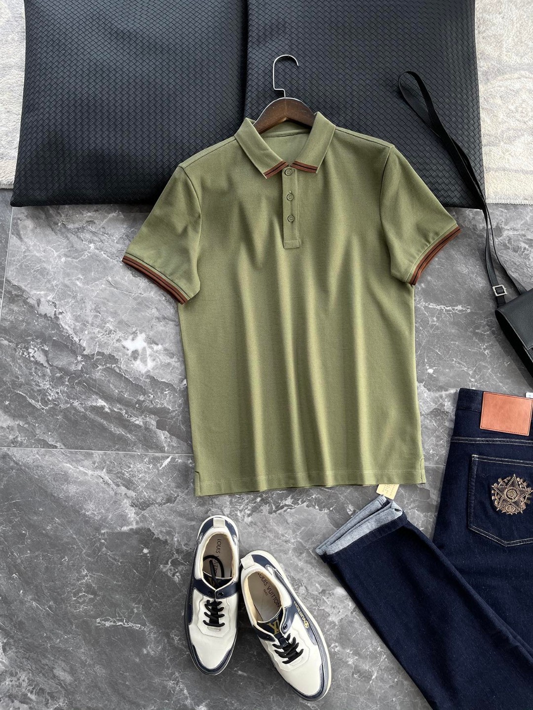 NO:144349,-ZZ spring and summer SS honeycomb hexagonal bead ground texture imported Pima long velvet cotton (cotton aristocratic) men's lapel short-sleeved POLO shirt, classic highway 232 webbing element logo jacquard pattern, business casual versatile short-sleeved Polo shirt! Made from imported Pima long lint cotton, the fabric is made of imported woven process, and is carefully woven, and has a beaded structure, with very good breathability and moisture permeability, delicate and soft feel, soft and casual appearance, good color fastness, and no fading when washed! It has a high gloss, white color, and is not easy to fade. It is visually pure and elegant. After dyeing, the color is bright and transparent, and the color is higher. The fiber structure is tight, with good breathability and moisture absorption. It contains a microporous structure, which can quickly absorb sweat and sweat, and keep the skin dry and comfortable. The surface of the fabric has a cool and breathable mesh texture, and the uniform and neat concave and convex effect is significant. The feeling of sweating is better than that of ordinary single-sided sweat cloth tissue. The texture is very high-end and graded, which is not comparable to ordinary bead floor cotton fabrics! The neckline cuff striped color block jacquard splicing, and the seemingly simple embellishment of the cuffs and lapels can perfectly show the extraordinary identity of Z's family, and its recognition is unquestionable! Accurate and stylish regular style cut can be said to be the most suitable commuting style for daily leisure and business office! The ZZ classic Highway 232 series is reappeared, and the spring and summer SS men's boutique cotton POLO shirts are never disappointing as a workplace men's clothing elite. Especially as his main men's clothing series, it is definitely made by craftsmanship! Color black/green/brown/brown Size M-XXXL (48-56) Model number ELY3024 M code is recommended within 135 catties, L code is recommended 145-150 catties, XL code is recommended 155-160 catties, XXL code is recommended 165-170 kg, XXXL code is recommended 175 catties, XXXL code is recommended 182 43.8 sleeve length 21 67.5 50 size bust 106 45 kg, Sleeve length 22 69 52 size bust 110 Shoulder width 46.2 sleeve length 23 70.5 54 size bust 114 Shoulder width 47.4 sleeve length 23.5 72 56 size bust 118 Shoulder width 48.6 sleeve length 24 73.5 , T-shirt, alexander wang19860909-ZZ春夏SS蜂窝状六角珠地纹路肌理进口Pima匹马长绒棉（棉中贵族）男士翻领短袖POLO衫,经典232号公路织带元素标识提花图案,商务休闲百搭短袖Polo衫！ 取材于进口匹马长绒棉制成,面料采用进口机织工艺定织六角网眼珠地纹路肌理,精心织造,呈珠地结构,有非常好的透气性与透湿性,手感细腻柔软,外观柔和随意,色牢度好,水洗不掉色！光泽度高,色泽洁白,且不易褪色,视觉上纯净、高雅,经染之后色泽鲜明透亮,色牢度更高.纤维结构紧密,有良好的透气性和吸湿性,含有微孔结构,能迅速吸汗、排汗,保持皮肤干爽舒适.面料表面凉爽透气的网眼肌理,排列均匀整齐的凹凸效果显著,排汗的感觉舒适度上优于普通的单面汗布组织,质感非常高级有档次,不是一般的珠地棉面料可以媲美的！领口袖口条纹色块提花拼接,袖口和翻领看似简单的点缀装饰,却能将Z家不凡身份完美展现,其辨识度更是毋庸置疑！精准有型的常规版型剪裁,可以说是日常休闲,商务办公最适合的通勤款式！ZZ经典232号公路系列再现,春夏SS男装精品棉质POLO衫,作为职场男装精英,从来不会让人失望,特别作为他家主打男装系列,绝对是匠心所作！ 颜色黑色/绿色/棕色/咖啡色 尺码M-XXXL（48-56） 款号ELY3024 M码推荐135斤内,L码推荐145-150斤,XL码推荐155-160斤,XXL码推荐165-170斤,XXXL码推荐175斤以上 48码胸围102 肩宽43.8袖长21 衣长67.5 50码胸围106 肩宽45 袖长22 衣长69 52码胸围110 肩宽46.2袖长23 衣长70.5 54码胸围114 肩宽47.4袖长23.5 衣长72 56码胸围118 肩宽48.6袖长24 衣长73.5,,T-shirt,alexander wang,Men's clothing