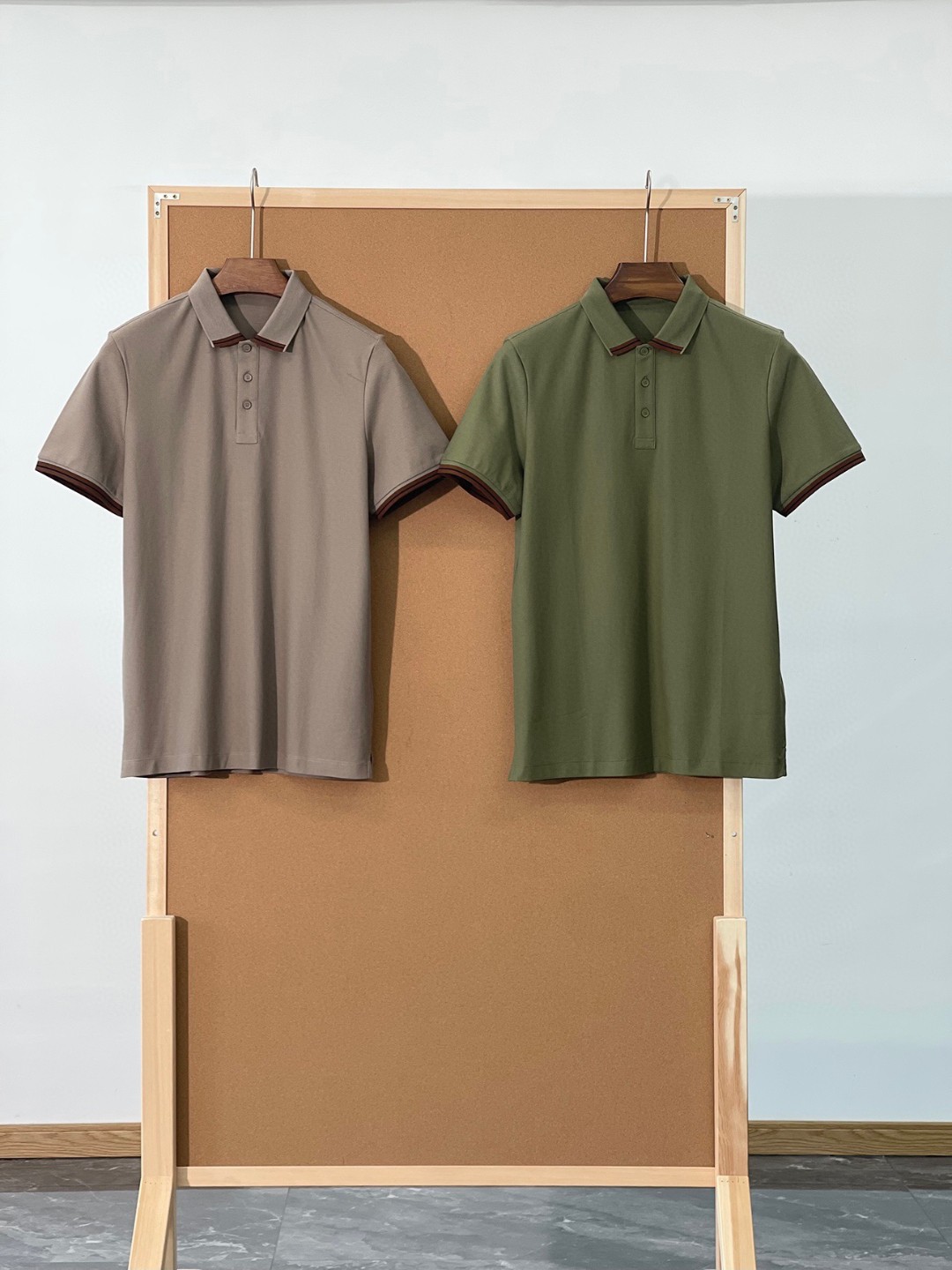 NO:144281,-ZZ spring and summer SS honeycomb hexagonal bead ground texture imported Pima long velvet cotton (cotton aristocratic) men's lapel short-sleeved POLO shirt, classic highway 232 webbing element logo jacquard pattern, business casual versatile short-sleeved Polo shirt! Made from imported Pima long lint cotton, the fabric is made of imported woven process, and is carefully woven, and has a beaded structure, with very good breathability and moisture permeability, delicate and soft feel, soft and casual appearance, good color fastness, and no fading when washed! It has a high gloss, white color, and is not easy to fade. It is visually pure and elegant. After dyeing, the color is bright and transparent, and the color is higher. The fiber structure is tight, with good breathability and moisture absorption. It contains a microporous structure, which can quickly absorb sweat and sweat, and keep the skin dry and comfortable. The surface of the fabric has a cool and breathable mesh texture, and the uniform and neat concave and convex effect is significant. The feeling of sweating is better than that of ordinary single-sided sweat cloth tissue. The texture is very high-end and graded, which is not comparable to ordinary bead floor cotton fabrics! The neckline cuff striped color block jacquard splicing, and the seemingly simple embellishment of the cuffs and lapels can perfectly show the extraordinary identity of Z's family, and its recognition is unquestionable! Accurate and stylish regular style cut can be said to be the most suitable commuting style for daily leisure and business office! The ZZ classic Highway 232 series is reappeared, and the spring and summer SS men's boutique cotton POLO shirts are never disappointing as a workplace men's clothing elite. Especially as his main men's clothing series, it is definitely made by craftsmanship! Color black/green/brown/brown Size M-XXXL (48-56) Model number ELY3024 M code is recommended within 135 catties, L code is recommended 145-150 catties, XL code is recommended 155-160 catties, XXL code is recommended 165-170 kg, XXXL code is recommended 175 catties, XXXL code is recommended 182 43.8 sleeve length 21 67.5 50 size bust 106 45 kg, Sleeve length 22 69 52 size bust 110 Shoulder width 46.2 sleeve length 23 70.5 54 size bust 114 Shoulder width 47.4 sleeve length 23.5 72 56 size bust 118 Shoulder width 48.6 sleeve length 24 73.5 , T-shirt, alexander wang19860909-ZZ春夏SS蜂窝状六角珠地纹路肌理进口Pima匹马长绒棉（棉中贵族）男士翻领短袖POLO衫,经典232号公路织带元素标识提花图案,商务休闲百搭短袖Polo衫！ 取材于进口匹马长绒棉制成,面料采用进口机织工艺定织六角网眼珠地纹路肌理,精心织造,呈珠地结构,有非常好的透气性与透湿性,手感细腻柔软,外观柔和随意,色牢度好,水洗不掉色！光泽度高,色泽洁白,且不易褪色,视觉上纯净、高雅,经染之后色泽鲜明透亮,色牢度更高.纤维结构紧密,有良好的透气性和吸湿性,含有微孔结构,能迅速吸汗、排汗,保持皮肤干爽舒适.面料表面凉爽透气的网眼肌理,排列均匀整齐的凹凸效果显著,排汗的感觉舒适度上优于普通的单面汗布组织,质感非常高级有档次,不是一般的珠地棉面料可以媲美的！领口袖口条纹色块提花拼接,袖口和翻领看似简单的点缀装饰,却能将Z家不凡身份完美展现,其辨识度更是毋庸置疑！精准有型的常规版型剪裁,可以说是日常休闲,商务办公最适合的通勤款式！ZZ经典232号公路系列再现,春夏SS男装精品棉质POLO衫,作为职场男装精英,从来不会让人失望,特别作为他家主打男装系列,绝对是匠心所作！ 颜色黑色/绿色/棕色/咖啡色 尺码M-XXXL（48-56） 款号ELY3024 M码推荐135斤内,L码推荐145-150斤,XL码推荐155-160斤,XXL码推荐165-170斤,XXXL码推荐175斤以上 48码胸围102 肩宽43.8袖长21 衣长67.5 50码胸围106 肩宽45 袖长22 衣长69 52码胸围110 肩宽46.2袖长23 衣长70.5 54码胸围114 肩宽47.4袖长23.5 衣长72 56码胸围118 肩宽48.6袖长24 衣长73.5,,T-shirt,alexander wang,Men's clothing