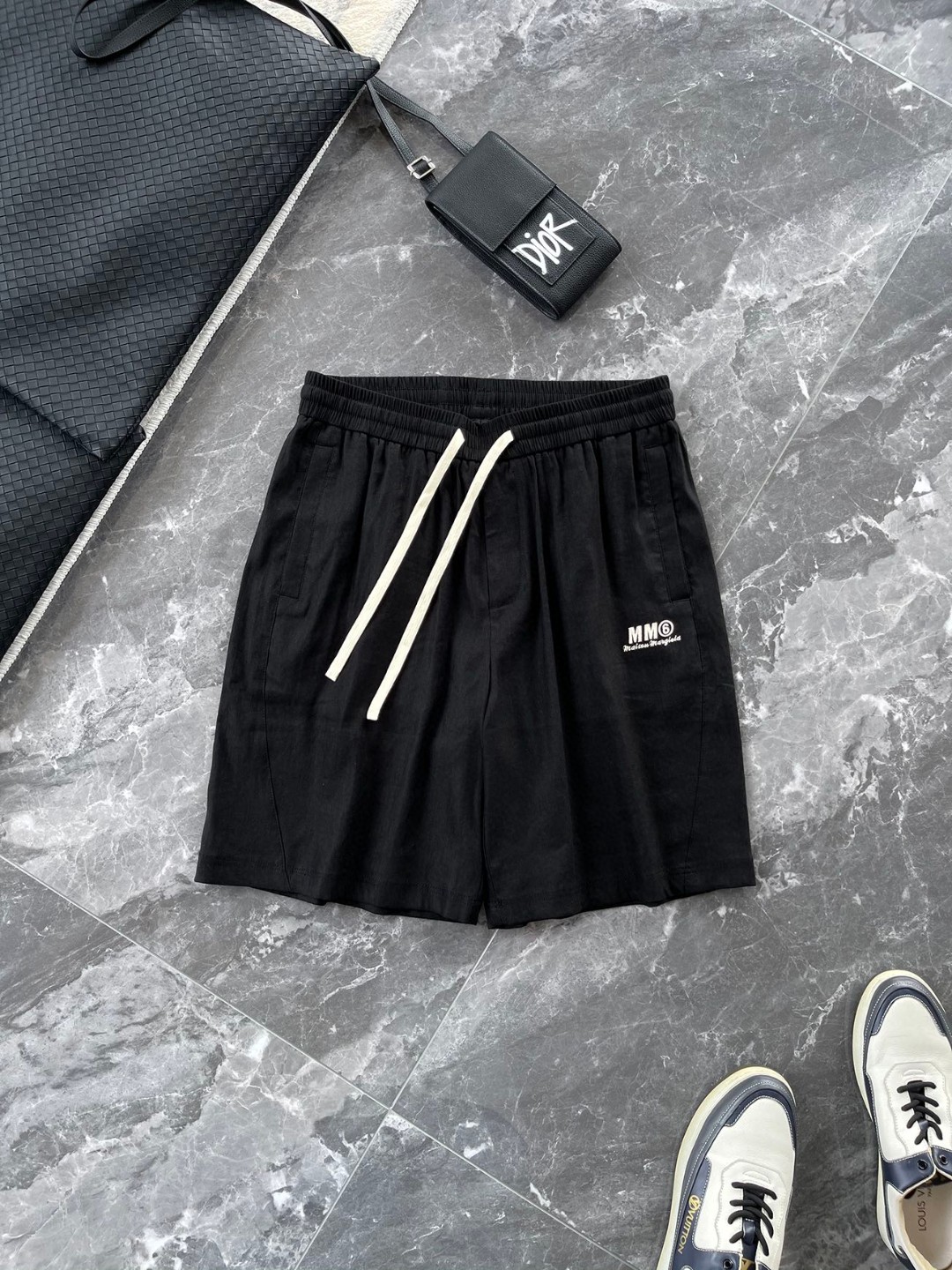 NO:152355,Only make high-quality @Spring and Summer SS heavyweight new product letters with three-dimensional embroidered back pocket four-point print echoing customer-supply imported rain dew linen blend comfortable and breathable men's straight shorts. The shorts I brought today are still made from a large factory specializing in overseas export trade orders, so there is no need to worry about the craftsmanship. The processing factory that can be selected overseas must not be underestimated!  As a casual, youthful and fashionable versatile item with excellent temperament, the straight and crisp style is more suitable for more people to wear. The 55 linen, 42 people cotton, 3 spandex blended fabric, the linen composition makes the breathability and moisture absorption of the pants exponentially enlarge the breathability and moisture absorption of the pants, so that they can cool down to the greatest extent even when the weather is hot!  It is light and comfortable, breathable and sweat-absorbing, and is added with cotton. It is sweating and not sticky, comfortable and elastic. It is not tight and does not slim, which is very suitable for Asian ergonomic shorts. The overall design is simple and not monotonous. The classic embroidery embellishment under the front pocket and the rear pocket are interesting and fashionable. The back pocket is made of imported machines from Korea. It is more three-dimensional and realistic, with a rich sense of layering, and also makes the overall style more youthful and fashionable and energetic. The brand is full of tone, low-key and elegant, making you exude your own unique charm in every move. The wiring between each piece of fabric is neat and clean, and the overall temperament is more advanced and aura!  There is no need to say much about the elegance of casual fashion. As long as you choose, you will never regret it!  Simple and casual versatile shorts for men!  Color black Size M-XXXL Model EHK5011 M Waist circumference 76 Hip circumference 110 Foot 67.2 Pants length 50 L Waist circumference 80 Hip circumference 114 Foot 68 Pants length 52 XL Waist circumference 84 Hip circumference 119 Foot 68.8 Pants length 52 XXL Waist circumference 88 Hip circumference 122 Foot circumference 69.6 Pants length 53 XXXL Waist circumference 92 hip circumference 124 Foot 70.4 Pants length 53,,shorts,alexander wang19860909只做高品质@春夏SS重磅新品字母立体绣后口袋四点印花呼应客供进口雨露亚麻混纺舒适透气男士直筒短裤 今天带来的这款短裤,依旧是来自专做海外出口贸易订单的大工厂制作的,所以工艺这块真的无需多虑,能被海外选上眼的加工厂一定是实力不容小觑的！ 作为一款气质绝佳的休闲青春时尚百搭单品,直筒挺括的版型更加适合更多人穿着,55亚麻42人棉3氨纶混纺的面料,亚麻成分让裤子的透气性跟吸湿性更是成倍的放大,这样即便在天气炎热的时候也能最大程度的降温！轻薄舒适,透气吸汗,加入了棉的成分,出汗不粘腻,舒适又有弹力,穿着不紧绷不勒腿,非常适合亚洲人体工学的一条短裤. 整体设计简单又不单调,前侧口袋下方的经典刺绣点缀,后袋饰有趣味时尚的多串数字贴饰,源于韩国进口机器打造而成,更加的立体逼真,层次感颇丰,也使得整体的风格更加年轻时尚颇具活力感,品牌调性十足,低调高雅,令你投足之间散发出属于自己的独特魅力来.每块面料之间的走线都是工整干净,衬托的整体气质更高级更有气场！休闲时装的优雅感,真的无需多言,只要你选择,那便绝对不会后悔！男士简洁休闲百搭短裤！ 颜色黑色 尺码M-XXXL 款号EHK5011 M码  腰围76 臀围110  脚口67.2  裤长50 L码  腰围80 臀围114  脚口68  裤长52 XL码  腰围84 臀围119  脚口68.8  裤长52 XXL码  腰围88 臀围122  脚口69.6  裤长53 XXXL码 腰围92 臀围124  脚口70.4  裤长53,,shorts,alexander wang,Men's clothing