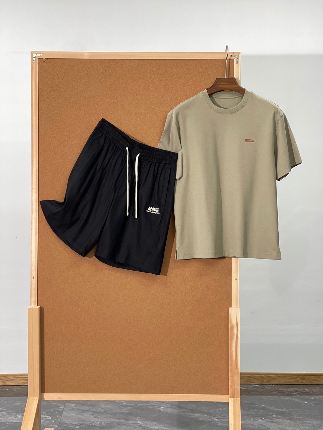 NO:152358,- Only make high-quality @Spring and Summer SS heavyweight new product letters with three-dimensional embroidered back pocket four-point print echoing customer-supply imported rain dew linen blend comfortable and breathable men's straight shorts. The shorts I brought today are still made from a large factory specializing in overseas export trade orders, so there is no need to worry about the craftsmanship. The processing factory that can be selected overseas must not be underestimated!  As a casual, youthful and fashionable versatile item with excellent temperament, the straight and crisp style is more suitable for more people to wear. The 55 linen, 42 people cotton, 3 spandex blended fabric, the linen composition makes the breathability and moisture absorption of the pants exponentially enlarge the breathability and moisture absorption of the pants, so that they can cool down to the greatest extent even when the weather is hot!  It is light and comfortable, breathable and sweat-absorbing, and is added with cotton. It is sweating and not sticky, comfortable and elastic. It is not tight and does not slim, which is very suitable for Asian ergonomic shorts. The overall design is simple and not monotonous. The classic embroidery embellishment under the front pocket and the rear pocket are interesting and fashionable. The back pocket is made of imported machines from Korea. It is more three-dimensional and realistic, with a rich sense of layering, and also makes the overall style more youthful and fashionable and energetic. The brand is full of tone, low-key and elegant, making you exude your own unique charm in every move. The wiring between each piece of fabric is neat and clean, and the overall temperament is more advanced and aura!  There is no need to say much about the elegance of casual fashion. As long as you choose, you will never regret it!  Simple and casual versatile shorts for men!  Color black Size M-XXXL Model EHK5011 M Waist circumference 76 Hip circumference 110 Foot 67.2 Pants length 50 L Waist circumference 80 Hip circumference 114 Foot 68 Pants length 52 XL Waist circumference 84 Hip circumference 119 Foot 68.8 Pants length 52 XXL Waist circumference 88 Hip circumference 122 Foot circumference 69.6 Pants length 53 XXXL Waist circumference 92 hip circumference 124 Foot 70.4 Pants length 53,,shorts,alexander wang19860909-只做高品质@春夏SS重磅新品字母立体绣后口袋四点印花呼应客供进口雨露亚麻混纺舒适透气男士直筒短裤 今天带来的这款短裤,依旧是来自专做海外出口贸易订单的大工厂制作的,所以工艺这块真的无需多虑,能被海外选上眼的加工厂一定是实力不容小觑的！ 作为一款气质绝佳的休闲青春时尚百搭单品,直筒挺括的版型更加适合更多人穿着,55亚麻42人棉3氨纶混纺的面料,亚麻成分让裤子的透气性跟吸湿性更是成倍的放大,这样即便在天气炎热的时候也能最大程度的降温！轻薄舒适,透气吸汗,加入了棉的成分,出汗不粘腻,舒适又有弹力,穿着不紧绷不勒腿,非常适合亚洲人体工学的一条短裤. 整体设计简单又不单调,前侧口袋下方的经典刺绣点缀,后袋饰有趣味时尚的多串数字贴饰,源于韩国进口机器打造而成,更加的立体逼真,层次感颇丰,也使得整体的风格更加年轻时尚颇具活力感,品牌调性十足,低调高雅,令你投足之间散发出属于自己的独特魅力来.每块面料之间的走线都是工整干净,衬托的整体气质更高级更有气场！休闲时装的优雅感,真的无需多言,只要你选择,那便绝对不会后悔！男士简洁休闲百搭短裤！ 颜色黑色 尺码M-XXXL 款号EHK5011 M码  腰围76 臀围110  脚口67.2  裤长50 L码  腰围80 臀围114  脚口68  裤长52 XL码  腰围84 臀围119  脚口68.8  裤长52 XXL码  腰围88 臀围122  脚口69.6  裤长53 XXXL码 腰围92 臀围124  脚口70.4  裤长53,,shorts,alexander wang,Men's clothing