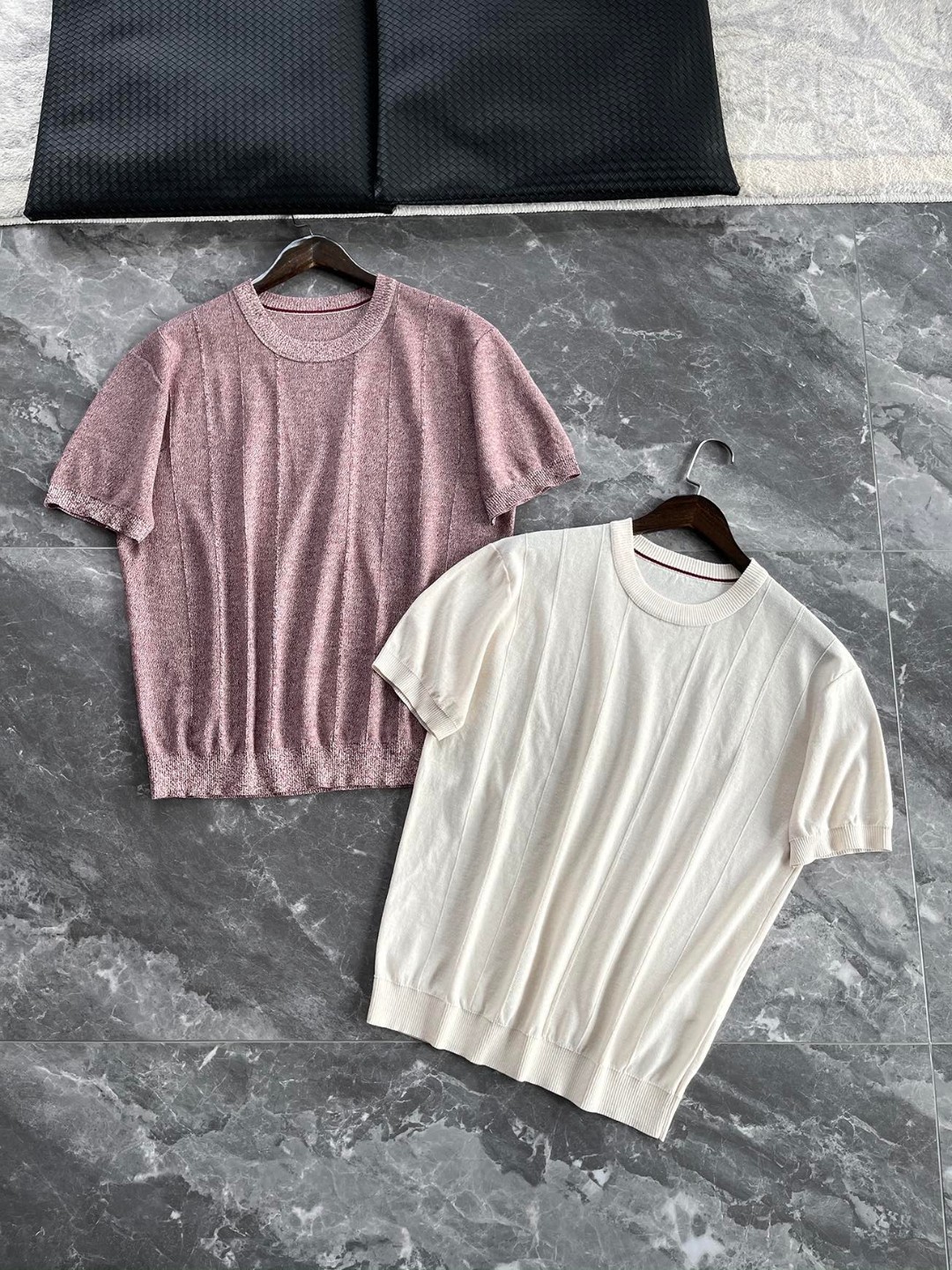 NO:159556,-@Spring and Summer SS horizontal weaving method traceable yarn customer supply Tiansi Laiser   Rain Dew linen fabric comfortable and breathable like baby skin for men round neck knitted short-sleeved T-shirt. Trading company channels are rare and it is the leading sale!  From the top luxury brand in Italy, the style of both solemn and harmonious makes many successful men love it very much. They do not pursue novel styles and gorgeous colors. They are popular all over the world with their flawless, appropriate tailoring, elegant and quaint personalized style!  You can feel its sincerity through the fabric!  Selected imported 70.3 viscose fiber   LEISEL 23.3 polyester fiber 6.4 linen high-end worsted fabric, from domestic first-tier OEM factories, the feel is far superior to ordinary cotton T-shirts on the market. The upper body feels more breathable and comfortable, and it is refreshing and not close to the body. The feel is soft, smooth and cool, refreshing and not sticky. It is more comfortable to wear and will not stick to the body. The dry feel gives you a better feeling of comfort. Then it is made with exclusive fabric production process.  Worn spun out, and finally tempers such a top-quality fabric, which is new comfortable and skin-friendly, light and fashionable, refreshing and breathable. The advantages of the whole dress are clear at a glance, with an extremely light and breathable touch, environmentally friendly and healthy, with the function of inhibiting bacteria, and keeping it dry for a long time. Even in the hot weather, you won’t feel tired of it, allowing you to feel the ultimate enjoyment you have never experienced. The comfort level is simply the peak state that other tops cannot reach!  The style is cut into a wide design that is most suitable for Asian body shapes. The overall style is minimalist, and the style can be business and casual, and it is classic enough to close your eyes. Whether it is a young man, a mature and steady uncle, you can all be elegant and extraordinary, and you will become more stylish as you go on your hair! 毋庸置疑的极品重磅,自带强大气场的俐落感,高精工艺的制作水准自然呈现的高品质！  Business and casual, fashionable and versatile, both solemn and harmonious, are simply a must-have item for every successful man!  !  Color apricot, red birch color [Size] M-3XL model FSZT8725 M size shoulder width 47.5cm bust 104cm long 66cm sleeve length 23.5cm L size shoulder width 49cm bust 108cm long 68cm sleeve length 24cm XL size shoulder width 50.5cm bust 114cm long 70cm sleeve length 24.5cm XXL size shoulder width 52cm bust 118cm long 72cm sleeve length 25cm 3XL size shoulder width 53.5cm bust 122cm long 73cm sleeve length 25cm, T-shirt,tees,t-shirt,alexander wang19860909-@春夏SS横机织法可溯源纱线客供天丝莱赛尔 雨露亚麻面料舒适透气如婴儿肌肤般男士圆领廓形针织短袖T恤衫 贸易公司渠道稀出,领先发售！来自意大利顶级奢侈品牌,亦庄亦谐的风格令许多成功男士对其钟爱有加,不追求新奇的款式和华丽的色彩,以其完美无瑕、剪裁适宜、优雅、古朴的个性化风格风靡全球！ 通过面料就能感受到它的诚意！甄选进口70.3粘纤 莱赛尔23.3聚酯纤维6.4亚麻高端精纺面料制成,来自国内一线大牌代工厂,手感远远优越于市面上普通棉质T恤衫,上身触感更加的透气舒柔,并且清爽不贴身,手感柔软、光滑凉爽、清爽不粘身,穿着起来舒适度更高,不会黏在身上,干爽手感赋予更佳的舒适感,再以独家面料制作工艺精纺出来,最终淬炼出这样顶级品质的面料,全新的舒适亲肤感,轻薄时尚、清爽透气,整件衣服的优点方面一目了然,拥有着极致轻盈透气的触感,环保健康拥有抑制细菌的功能性,长久保持干爽,即便是再热的天气都不会觉得腻身,让你感受到不曾体验过的极致享受,舒适度简直是达到了其它上衣无法触及的巅峰状态！ 版型裁剪出最适合亚洲人体型的宽阔型设计,整体极简,风格上可商务可休闲,足够经典可以闭眼入的类型.不论小鲜肉还是轻熟男、成熟稳重的大叔类型等,都能优雅非凡气质加身,越穿越有型！毋庸置疑的极品重磅,自带强大气场的俐落感,高精工艺的制作水准自然呈现的高品质！商务休闲,时尚百搭,亦庄亦谐,简直是每位成功男士的必备单品！！ 颜色杏色、红桦色【尺码】M-3XL  款号FSZT8725 M码肩宽47.5cm胸围104cm 衣长66cm袖长23.5cm L码 肩宽49cm 胸围108cm衣长68cm袖长24cm XL码肩宽50.5cm 胸围114cm衣长70cm袖长24.5cm XXL码肩宽52cm 胸围118cm衣长72cm 袖长25cm 3XL码肩宽53.5cm 胸围122cm衣长73cm袖长25.5cm,,T-shirt,tees，t-shirt,alexander wang,Men's clothing