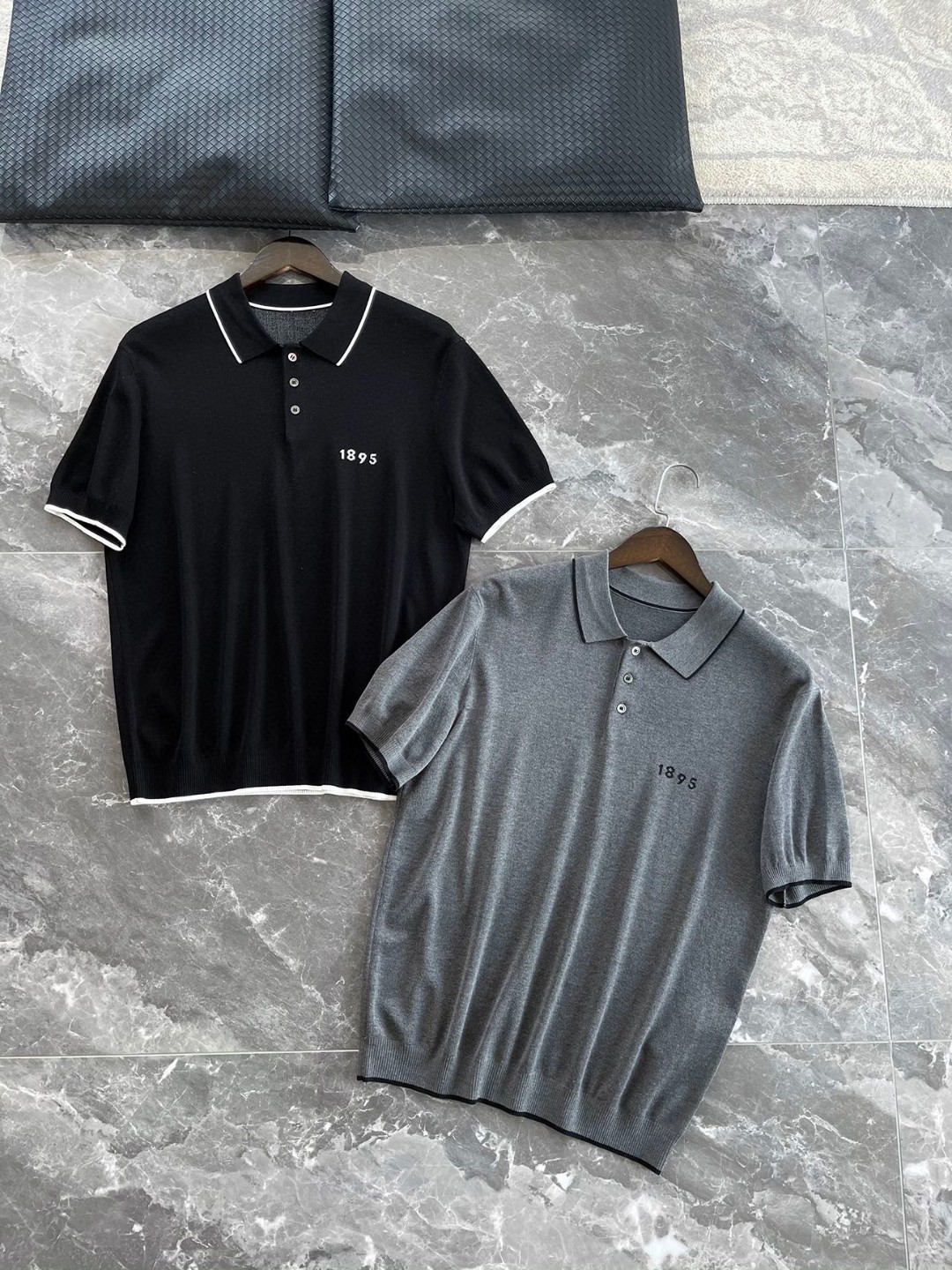 NO:159562,-@Spring and summer new products traceable yarns are available for customers in Tiansi Lacele   wool   acrylic three-in-one golden ratio fabric horizontal machine weaving method integrated chest digital jacquard modification men's lapel short-sleeved POLO shirt. Exclusive trade channels are dedicated, regardless of price or quality, and can perfect all kinds of so-called channels and versions. Such a top-notch ruthless product, a must-have high-end men's quality, and the quality can stand the test! I have put a lot of effort into choosing the material of the fabric. I used imported fixed fabric A50.7 Laiser 39.4 acrylic 9.9 wool and fabric B65.4 cotton 34.6 nylon golden ratio. This fabric not only feels smooth, but also has a more stylish texture and style. It is really excellent. It can create a soft and comfortable feeling visually. It feels great to feel fleshy and fluffy when worn. It gives you a light and comfortable wearing experience without pilling or fading. It seems to be trapped in a cloud, and you don’t want to take off when you wear it. It is easy to wear if you don’t pick people. The overall visual sense of pitting brings better The visual experience is that the thread of the body is more modified and highlights the proud figure. The fabric is quite broad and natural, and the whole style is also excellent. It seems simple, but it is actually amazing. Moreover, the easy and comfortable level of this short-sleeved POLO shirt is obvious. The right abnormality can also visually enhance the body proportions. The chest is made of woven classic 1895 digital printing decoration. The classic brand image pattern created by this shows a different three-dimensional feeling under such exquisite and superior printing technology, making the overall upper body effect more low-key, luxurious, noble and elegant! The straight-fitting style is smooth, not straight, not picky, and can be business and casual. The overall cutting is not too complicated. On the basis of retaining the classic style, the style is perfect. The wide straight-tube style can fit everyone's body well with the characteristics of the fabric, and then sew with neat stitches, which not only creates a different temperament, but also reflects the brand's unique exquisite clothing making skills! The style is simple and atmospheric and has achieved the ultimate in details. The steady and classic lapels have been ironed and processed for many high-temperatures to make the collar consistently crisp and not easily deformed. Color black and dark gray [Size] M-3XL model FSZ M size shoulder width 44.8cm bust 102cm long 65cm sleeve length 23.5cm L size shoulder width 46cm bust 106cm long 67cm sleeve length 24cm XL size shoulder width 47.2cm bust 112cm long 69cm sleeve length 24.5cm XXL size shoulder width 48.4cm bust 116cm long 70cm sleeve length 25cm 3XL size shoulder width 49.6cm Bust 120cm long 71cm sleeve length 25.5cm, T-shirt, gold, alexander wang19860909-@春夏新品可溯源纱线客供天丝莱赛尔 羊毛 腈纶三合一黄金比例面料横机织法一体胸前数字提花修饰男士翻领短袖POLO衫 独家贸易渠道奉献,无论价格还是品质,都能完爆各种所谓的渠道和版本,如此顶级的狠货,高端男士必备精品,品质经得起检验！ 在面料的选材质地上下足了功夫,采用进口定织面料A50.7莱赛尔39.4腈纶9.9绵羊毛,面料B65.4棉34.6锦纶黄金比例打造而成,这样的面料不仅手感顺滑,料子也更为有型彰显质感风格真的是絶佳,在视觉上就能产生一种柔和舒适的感觉.手感和回弹性都很棒,摸起来很有肉感,穿起来蓬松有型,给你轻盈舒适的穿着体验,不起球不掉色,像是陷入了云朵里,穿上就不想脱,不挑人的好穿.整体呈现坑条感的视觉,带来更好的视觉体验,穿上也更加的修饰身形线头,凸显傲人身姿,面料的挺阔自然,衬托的整个版型也是极为出色,看似简单,实则让人惊艳,并且这种短袖POLO衫的好穿程度跟舒适程度都是显而易见的,恰到好处的异常也能在视觉上提升身材比例更为明显.胸前采用色织丝光扁机织造经典1895数字印花装饰,由此打造出来的经典品牌形象图案,在如此精湛优越的印花工艺下呈现出不一样的立体感,使得整体的上身效果更加的低调奢华,高贵典雅！松度拿捏正好的直身版型,不板正不挑人,可商务可休闲. 整体上裁剪无过多复杂,在保留经典版型的基础上,却把风格化做到极致.宽阔直筒的版型经过面料的特性,能很好的贴合每个人的形体,再以工整的线迹缝制,不仅塑造出别样的气质感,也体现出了品牌独有的精湛制衣技巧！版型简洁大气又在细节上做到了极致,稳重经典的翻领多次高温熨烫加工定型,才令领面一贯挺括不易变形. 颜色黑色、深灰色【尺码】M-3XL  款号FSZ M码肩宽44.8cm胸围102cm 衣长65cm袖长23.5cm L码 肩宽46cm 胸围106cm 衣长67cm袖长24cm XL码肩宽47.2cm 胸围112cm衣长69cm袖长24.5cm XXL码肩宽48.4cm 胸围116cm衣长70cm 袖长25cm 3XL码肩宽49.6cm 胸围120cm衣长71cm袖长25.5cm,,T-shirt,gold,alexander wang,Men's clothing