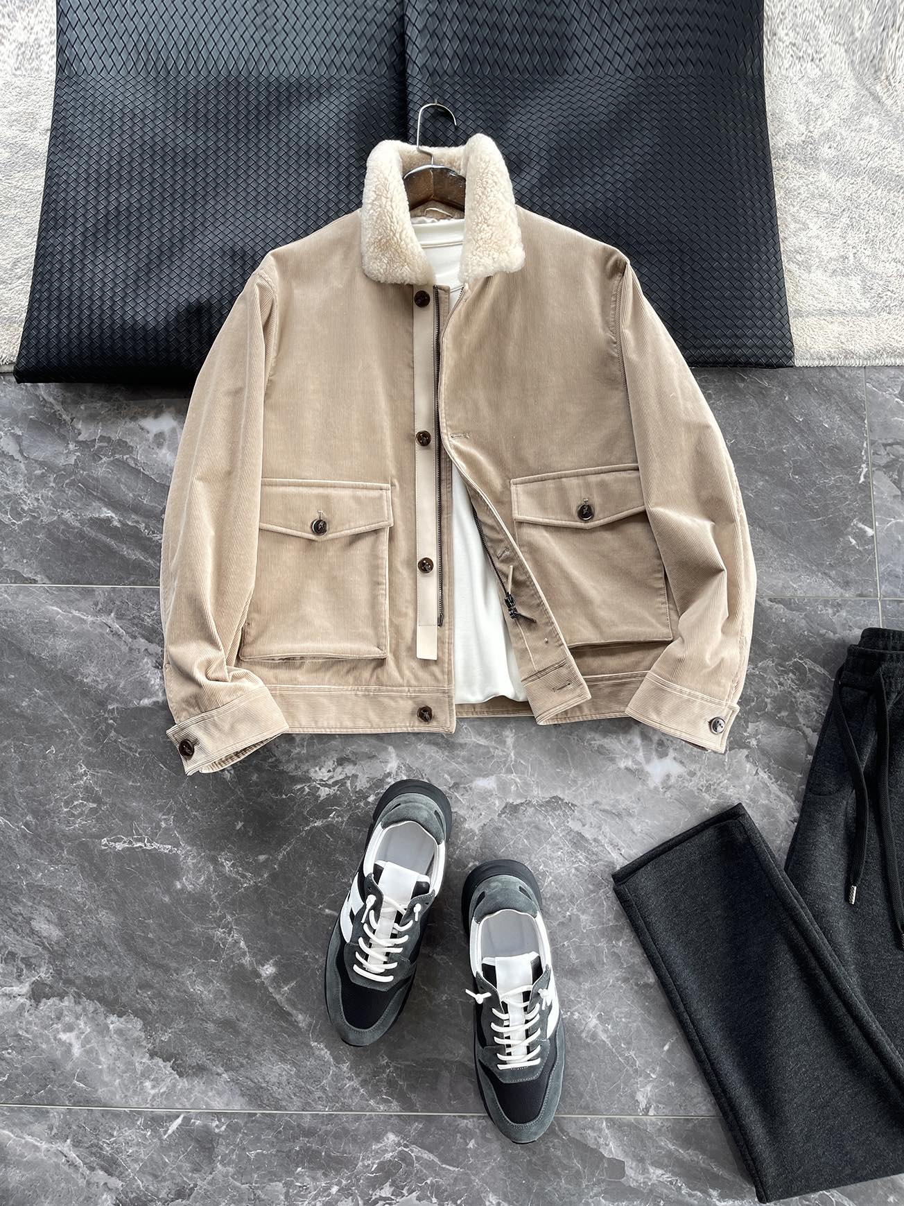 棉服 🆕-这件灯芯绒棉衣，把复古穿出了新味道 灯芯绒总让人想起老气横秋的旧时光？这款飞行员夹克彻底颠覆这