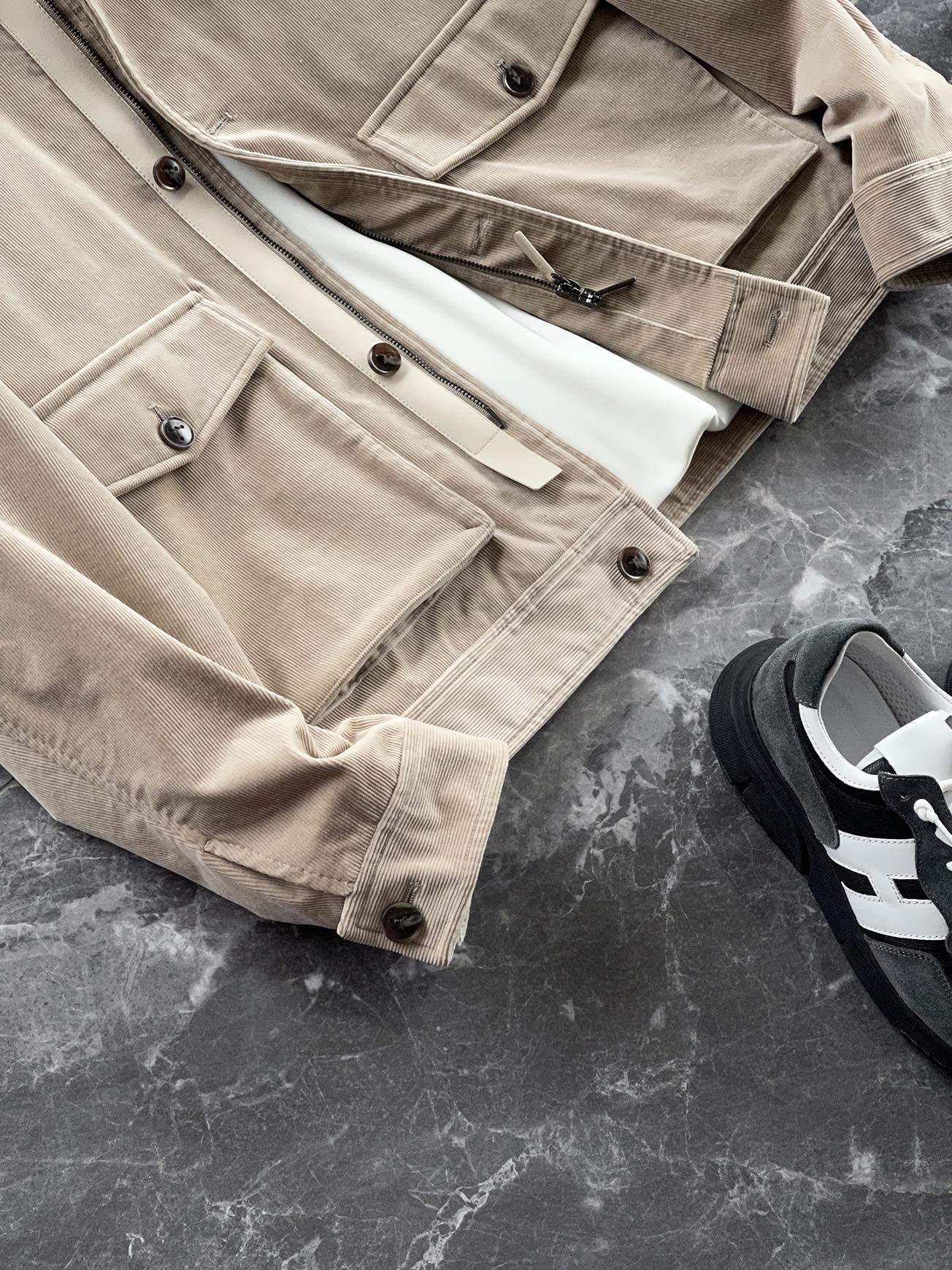 棉服 🆕-这件灯芯绒棉衣，把复古穿出了新味道 灯芯绒总让人想起老气横秋的旧时光？这款飞行员夹克彻底颠覆这