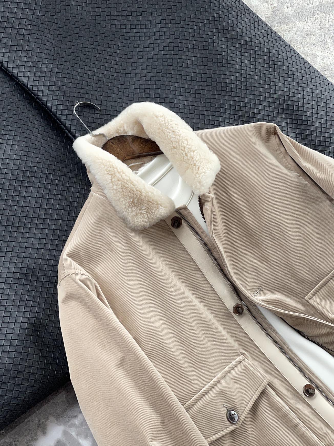 棉服 🆕-这件灯芯绒棉衣，把复古穿出了新味道 灯芯绒总让人想起老气横秋的旧时光？这款飞行员夹克彻底颠覆这