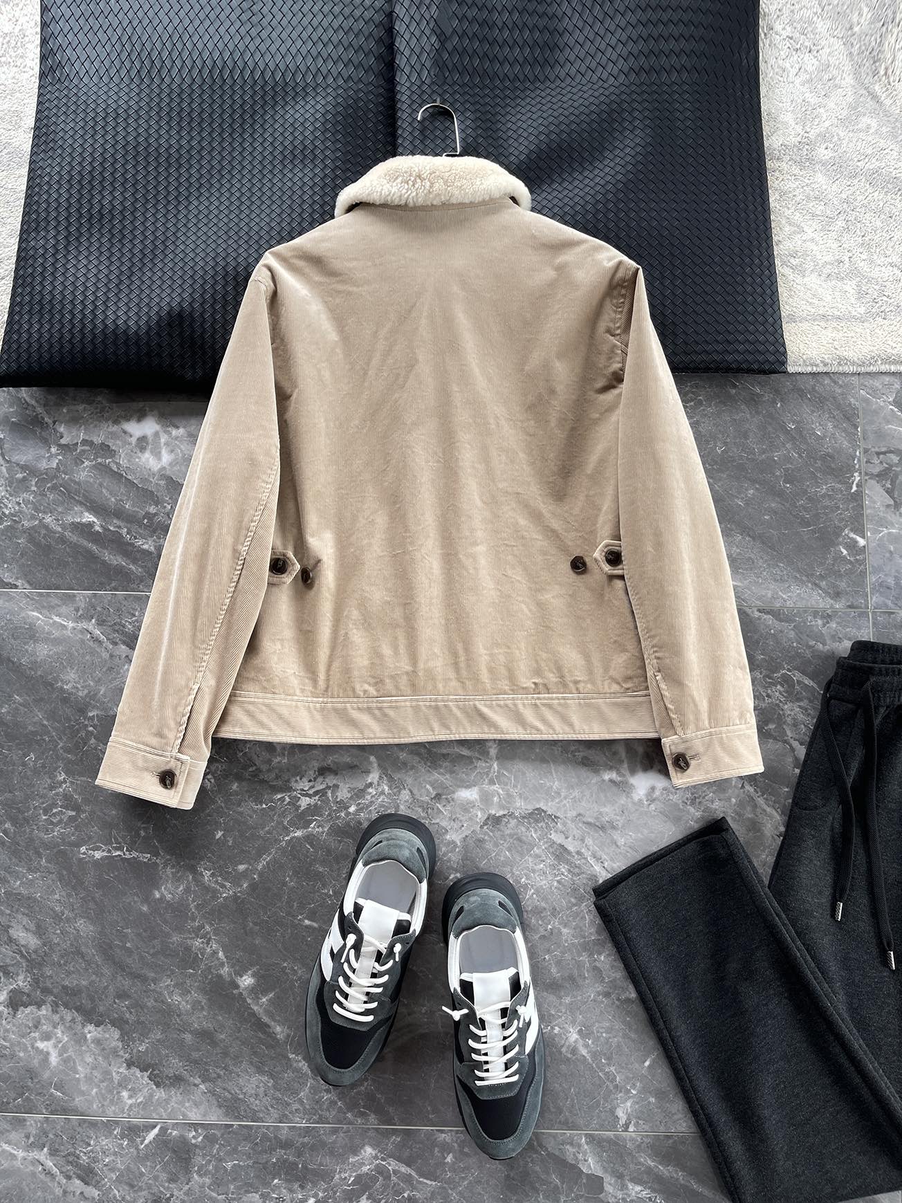 棉服 🆕-这件灯芯绒棉衣，把复古穿出了新味道 灯芯绒总让人想起老气横秋的旧时光？这款飞行员夹克彻底颠覆这