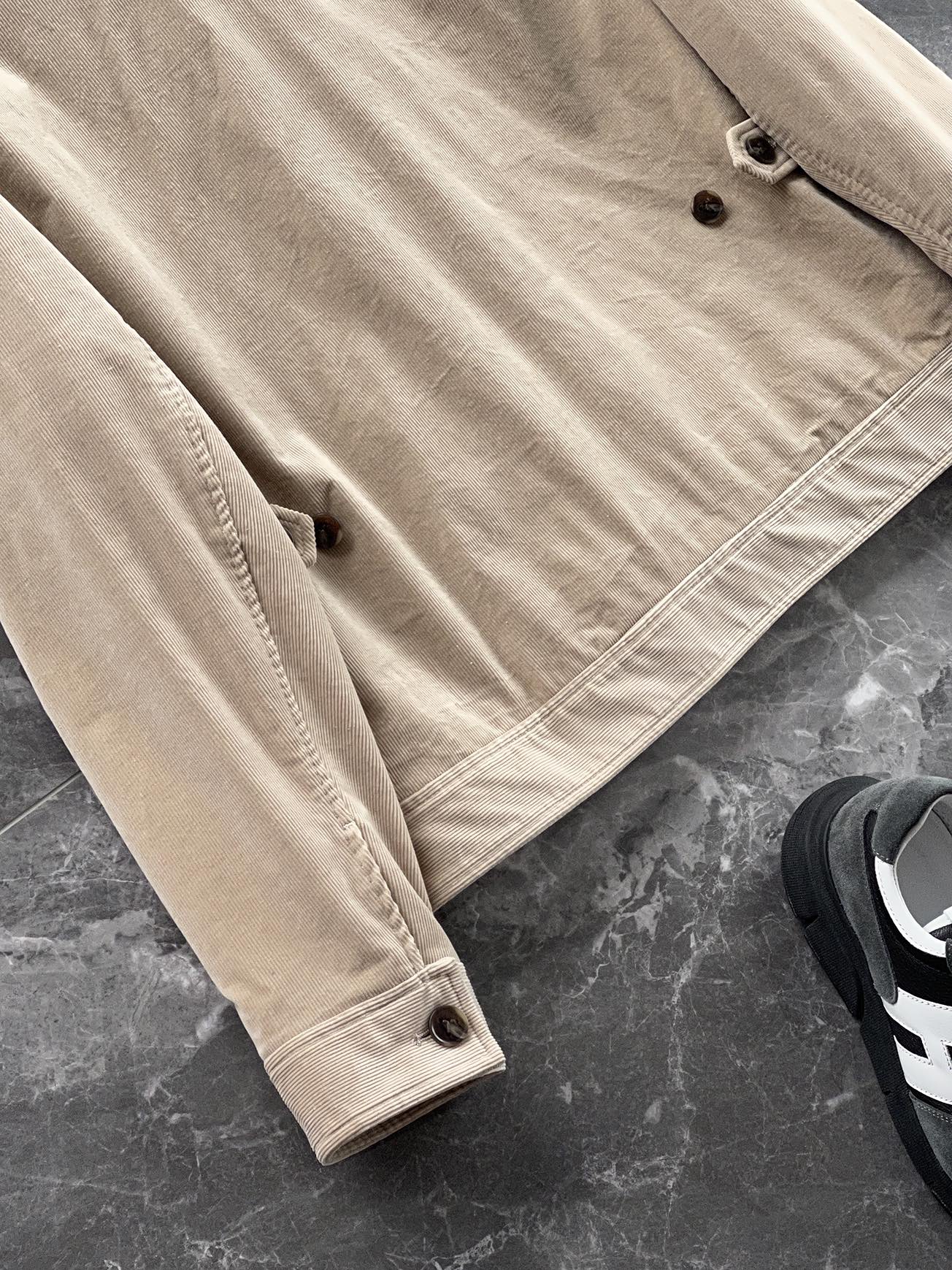 棉服 🆕-这件灯芯绒棉衣，把复古穿出了新味道 灯芯绒总让人想起老气横秋的旧时光？这款飞行员夹克彻底颠覆这