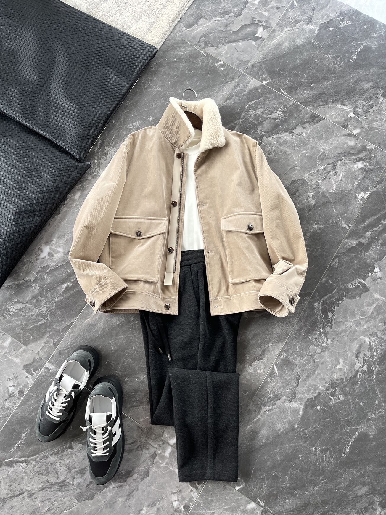 棉服 🆕-这件灯芯绒棉衣，把复古穿出了新味道 灯芯绒总让人想起老气横秋的旧时光？这款飞行员夹克彻底颠覆这