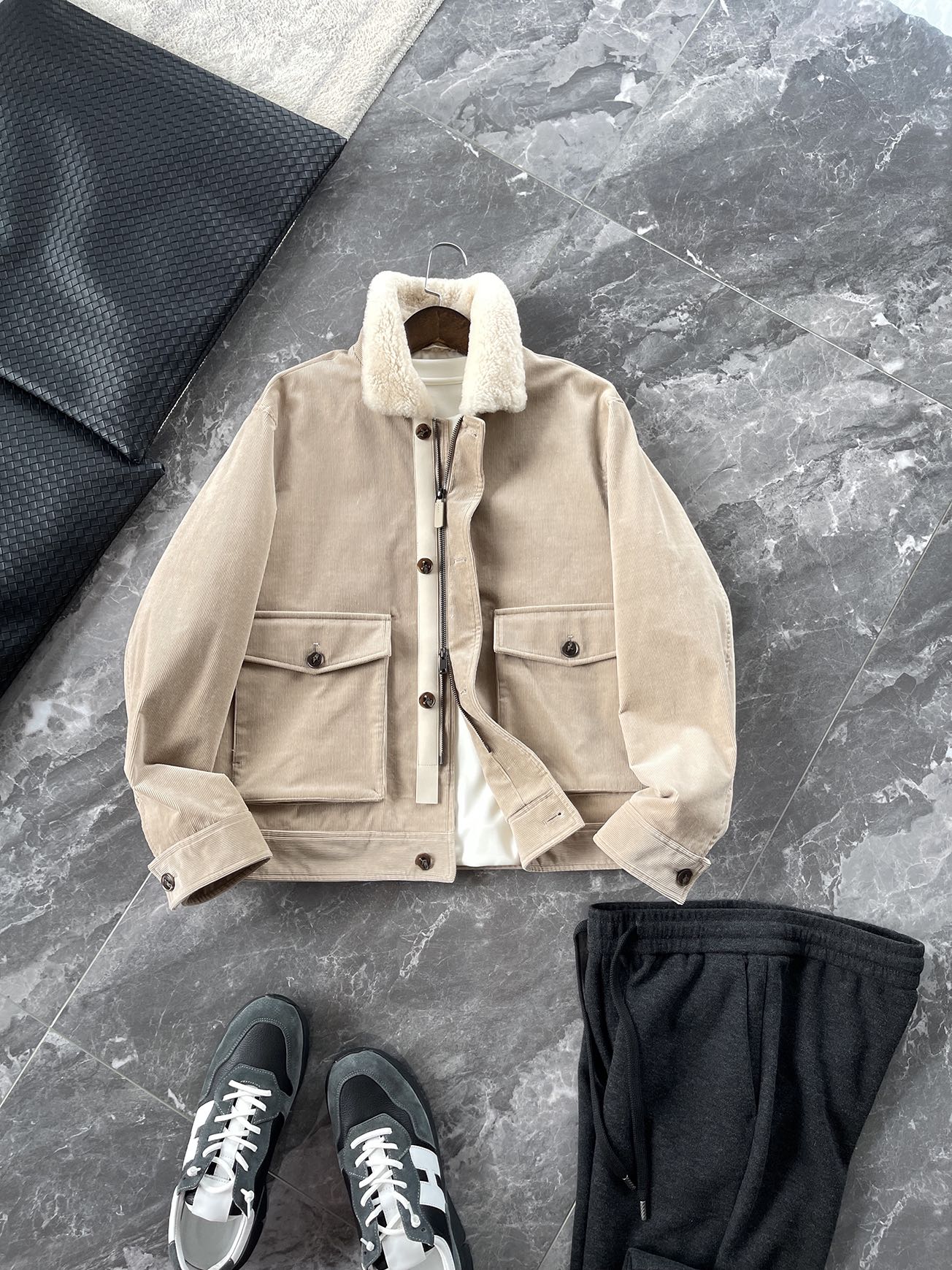 棉服 🆕-这件灯芯绒棉衣，把复古穿出了新味道 灯芯绒总让人想起老气横秋的旧时光？这款飞行员夹克彻底颠覆这