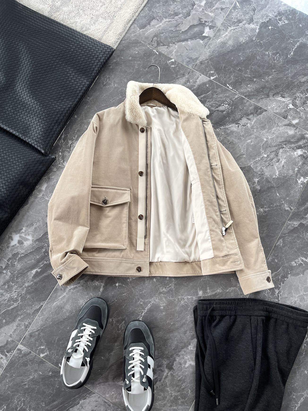 棉服 🆕-这件灯芯绒棉衣，把复古穿出了新味道 灯芯绒总让人想起老气横秋的旧时光？这款飞行员夹克彻底颠覆这