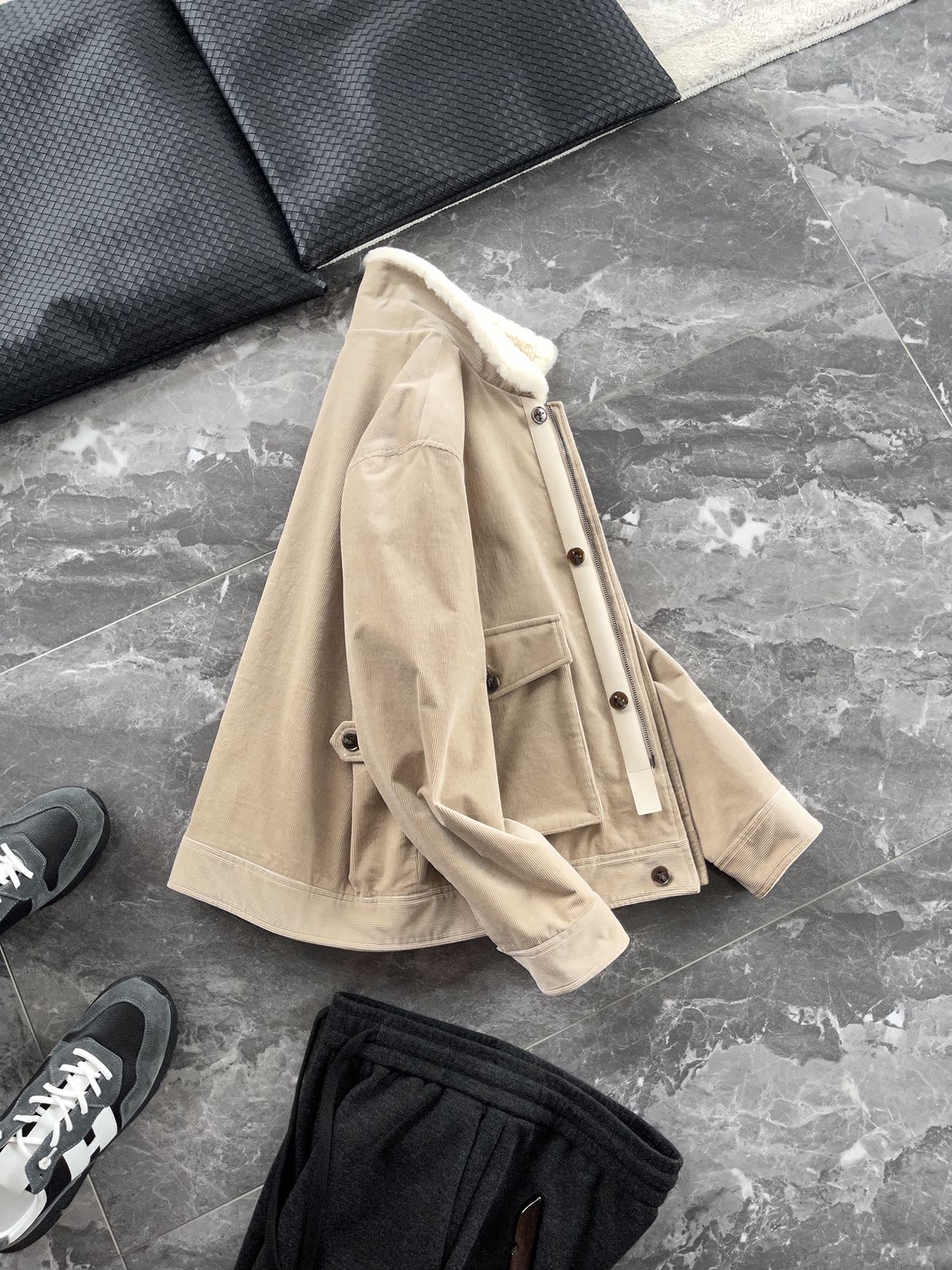 棉服 🆕-这件灯芯绒棉衣，把复古穿出了新味道 灯芯绒总让人想起老气横秋的旧时光？这款飞行员夹克彻底颠覆这