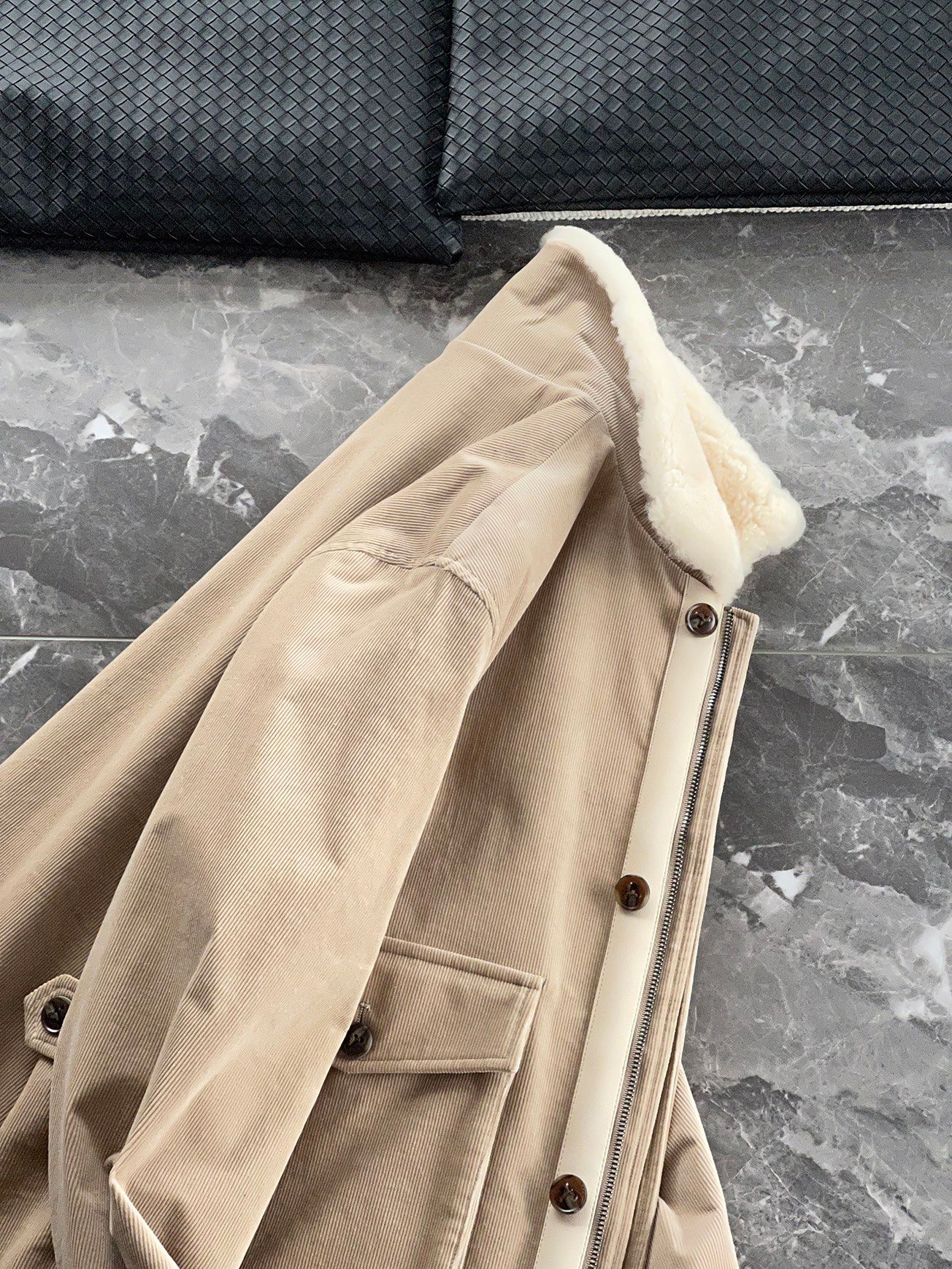 棉服 🆕-这件灯芯绒棉衣，把复古穿出了新味道 灯芯绒总让人想起老气横秋的旧时光？这款飞行员夹克彻底颠覆这