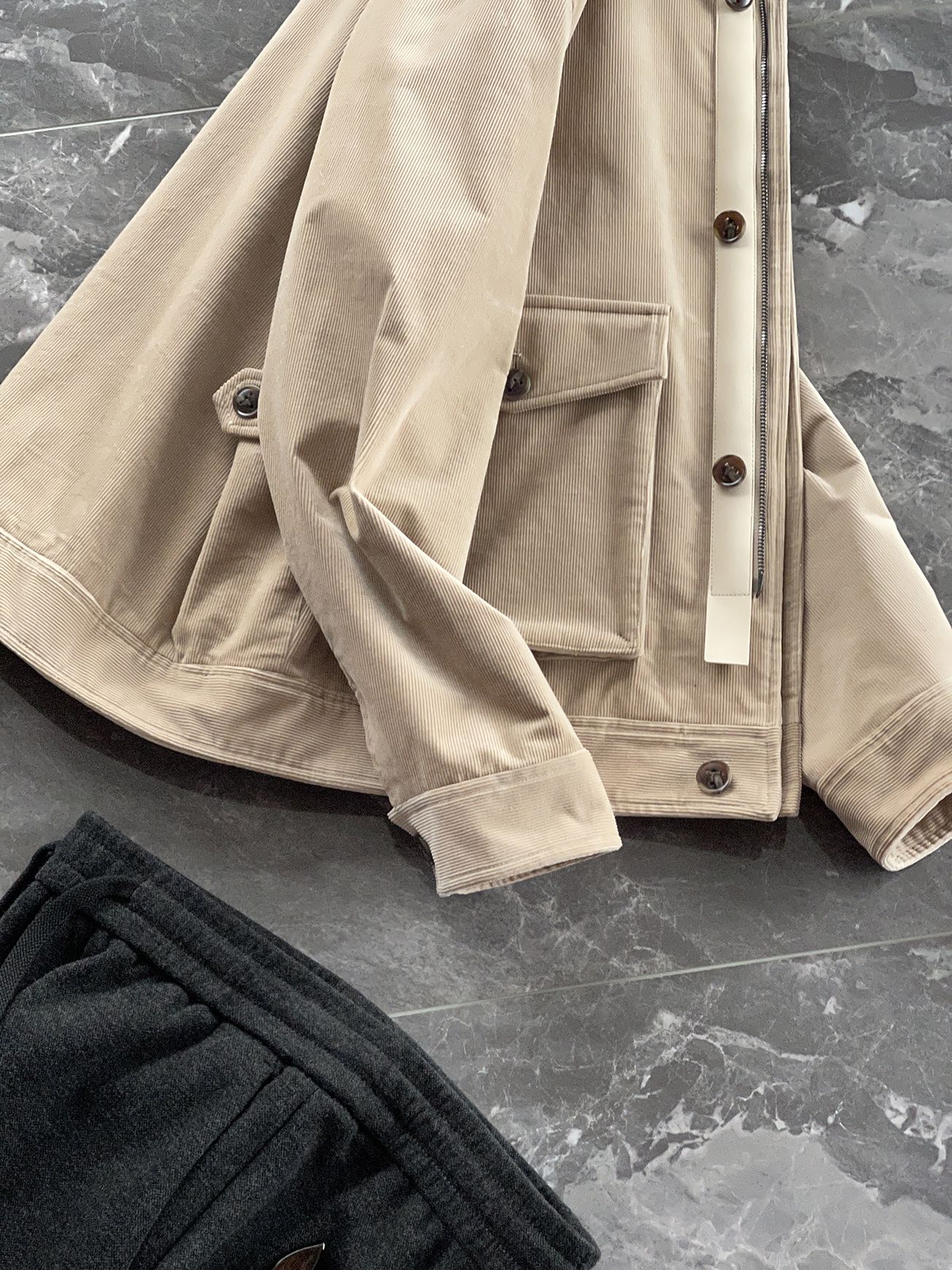 棉服 🆕-这件灯芯绒棉衣，把复古穿出了新味道 灯芯绒总让人想起老气横秋的旧时光？这款飞行员夹克彻底颠覆这