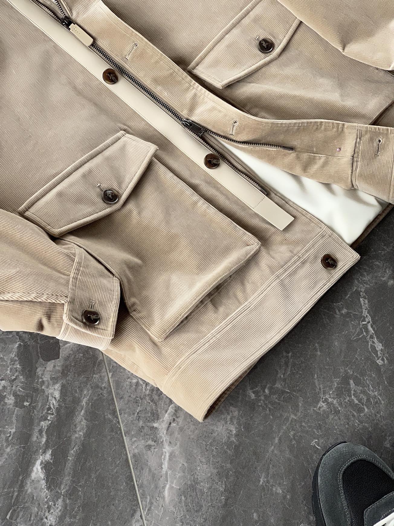 棉服 🆕-这件灯芯绒棉衣，把复古穿出了新味道 灯芯绒总让人想起老气横秋的旧时光？这款飞行员夹克彻底颠覆这