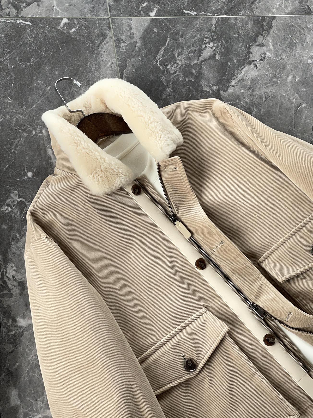 棉服 🆕-这件灯芯绒棉衣，把复古穿出了新味道 灯芯绒总让人想起老气横秋的旧时光？这款飞行员夹克彻底颠覆这