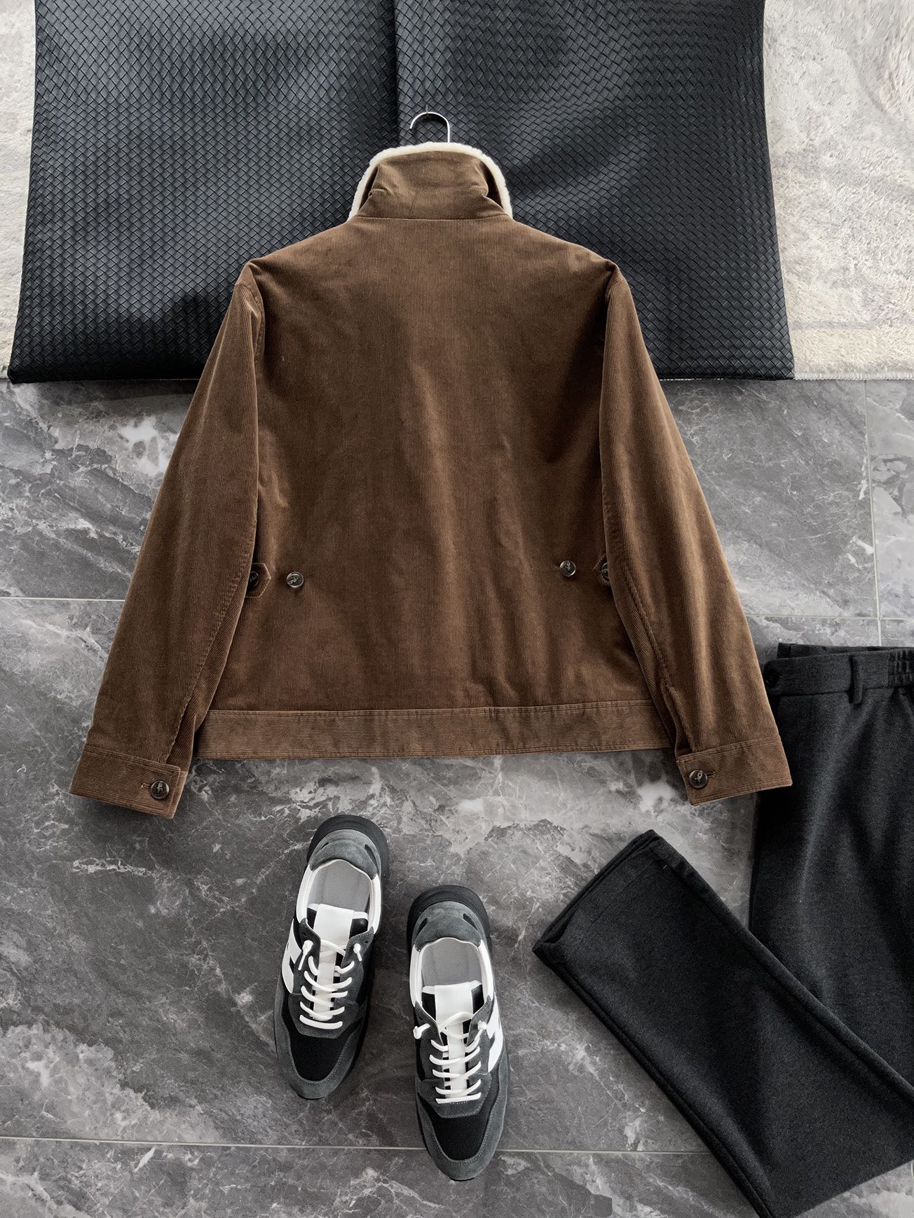 棉服 🆕-这件灯芯绒棉衣，把复古穿出了新味道 灯芯绒总让人想起老气横秋的旧时光？这款飞行员夹克彻底颠覆这