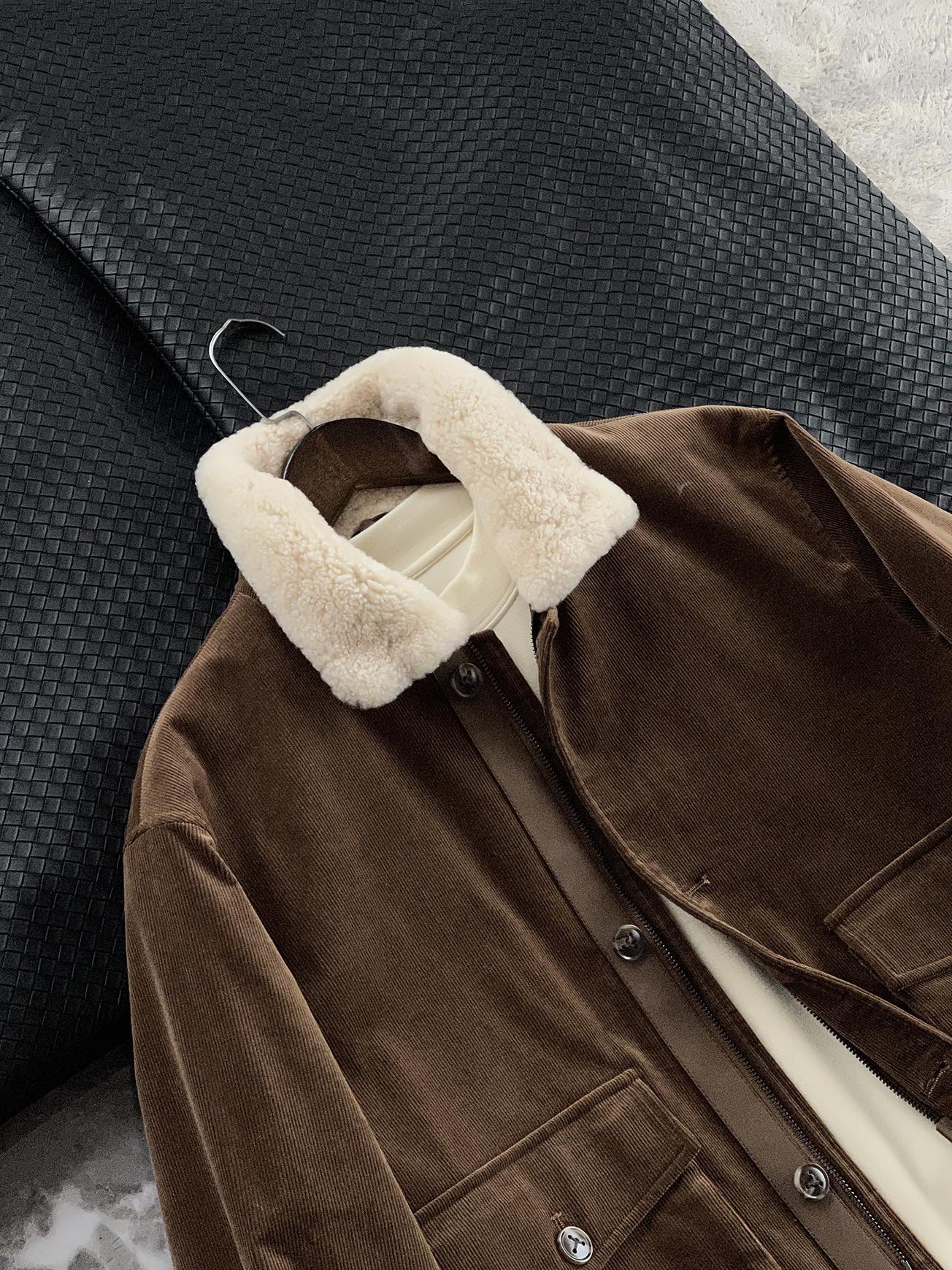 棉服 🆕-这件灯芯绒棉衣，把复古穿出了新味道 灯芯绒总让人想起老气横秋的旧时光？这款飞行员夹克彻底颠覆这