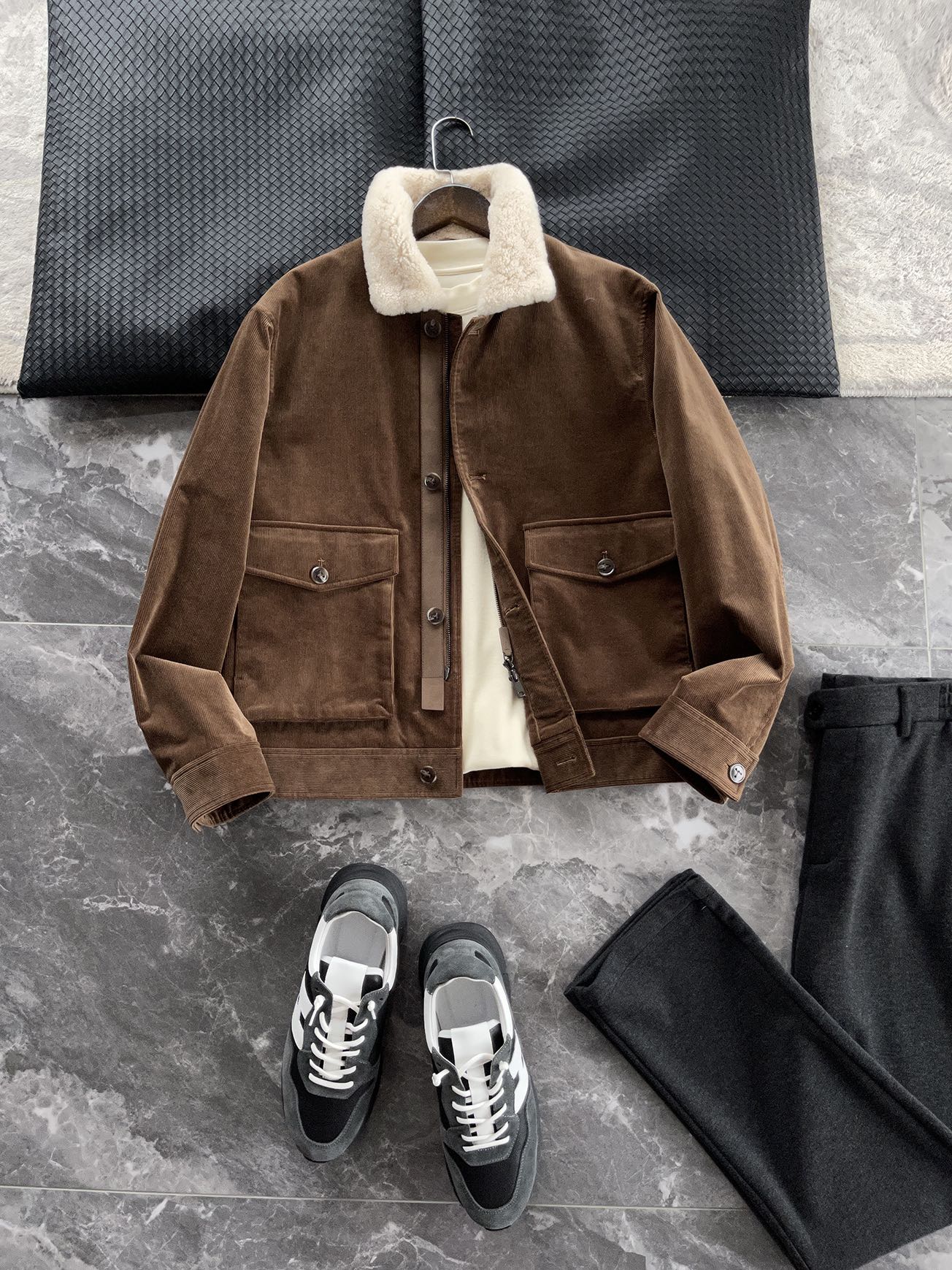 棉服 🆕-这件灯芯绒棉衣，把复古穿出了新味道 灯芯绒总让人想起老气横秋的旧时光？这款飞行员夹克彻底颠覆这